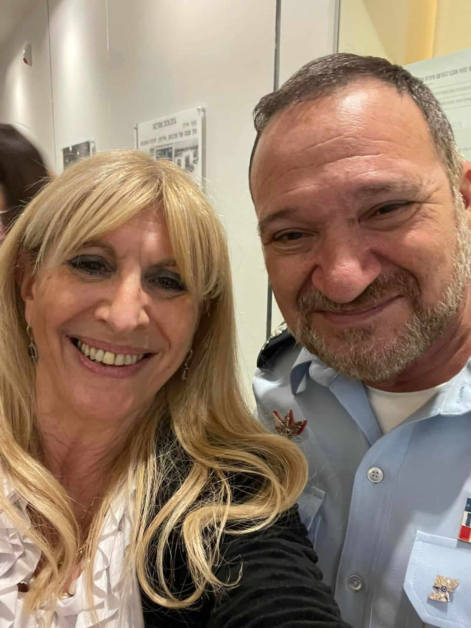צילה טמיר מסתחבקת עם מפכל המשטרה יעקב שבתאי הציעה לו גפילטע פיש