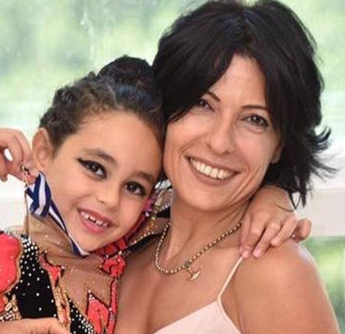 ראניה סרוג'י מקבלת תיקי סנגוריה שמוכרת את הלקוחות שלה