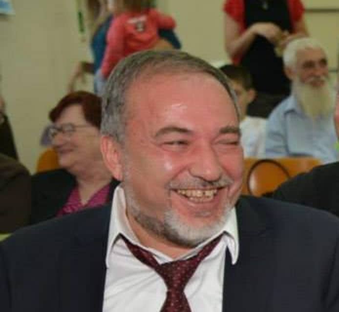 אביגדורית ליברמן משתמש בקובלנה פלילית כדי לעשות לעצמו יחסי ציבור בשנקל וחצי