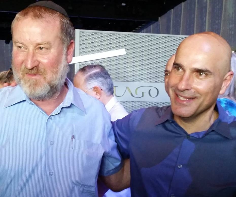 אפי נוה עם אביחי מנדלשפיך שסיפר לו ששי ניצן חונק אותו בצוואר