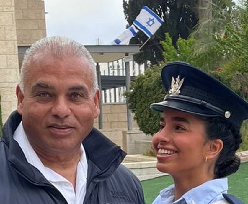 יוסי כמיסה עם דגל ישראל ברקע