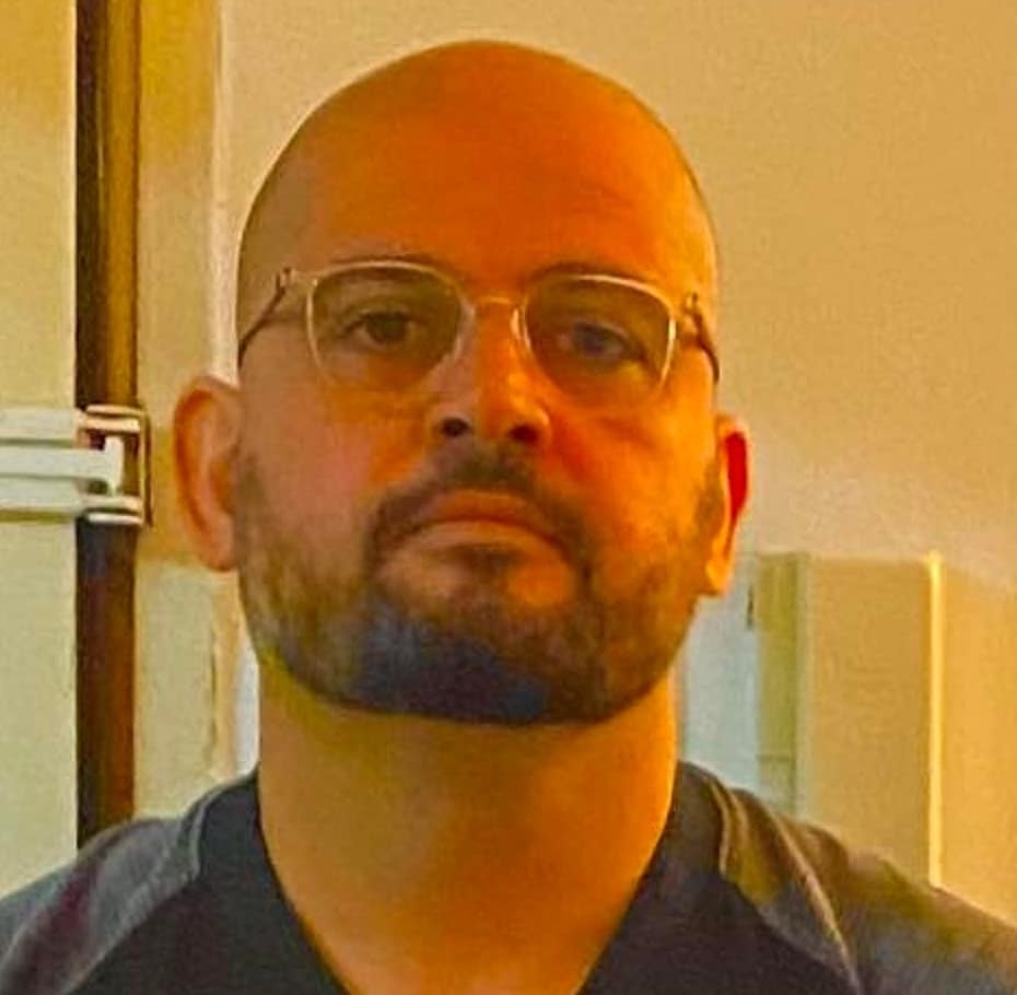 יניב המי שוטר קוקסינל שהשתן עלה לו לראש