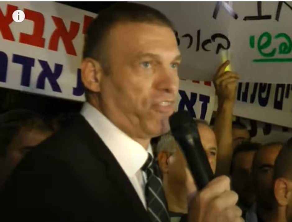 יניב מויאל בהפגנת אבות גרושים נגד פמינאציה