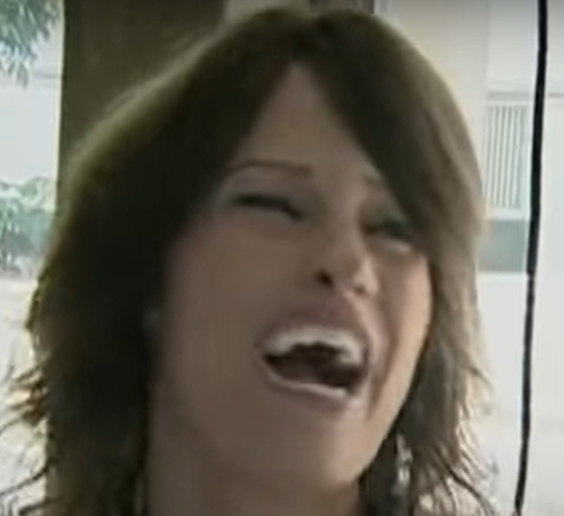 מעין סמידי סמדר בוכה שהכניסו את גואל רצון לכלא ואין לה מי שיחמם לה את היצוע