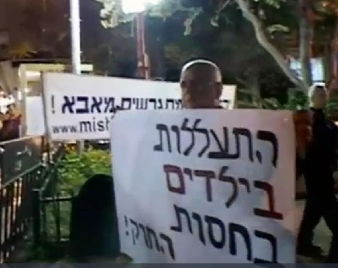 רבקה מקייס אין ספור הפגנות וכוס שלה רק מתקשח והיא נוקמת ונוקמת