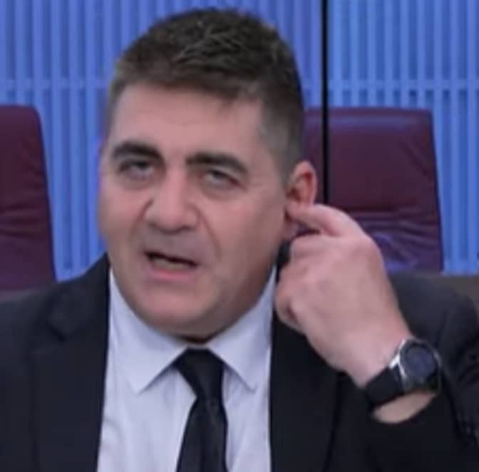 רון לוינטל מחפש באוזן אולי יש שם לשון הרע