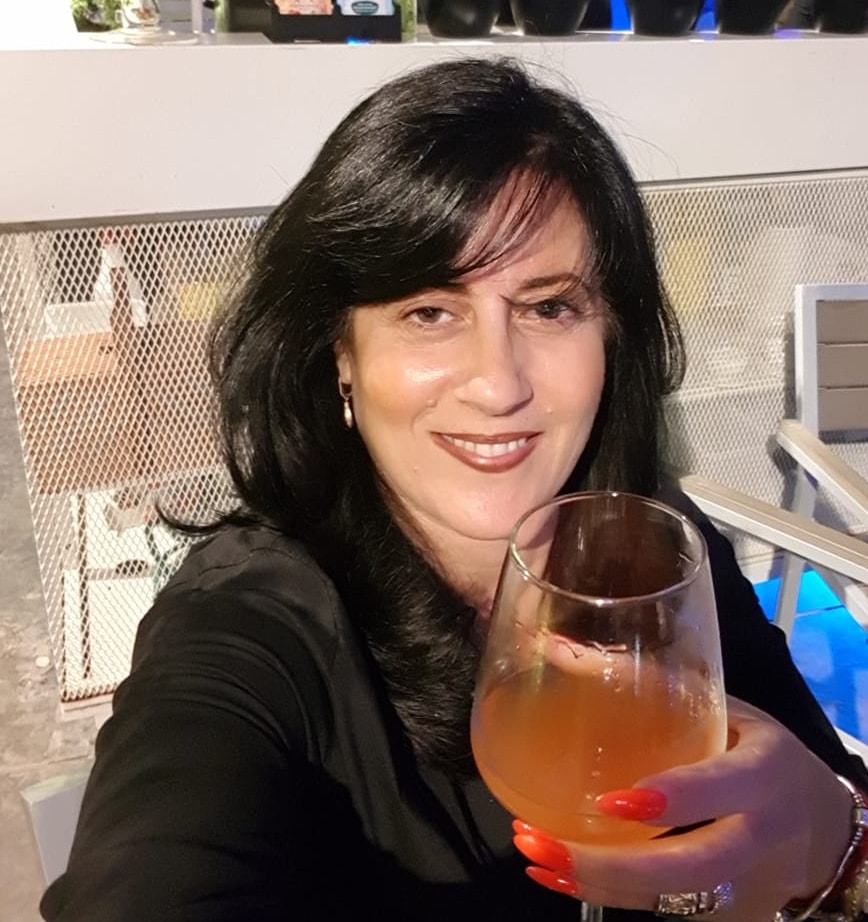 איריס מנור ערפדה ציידת גברים שותה דם גברים שחוטים