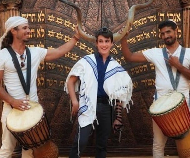 חוגגים לויסמונסקיון הקטן 13 שנים לפי דת היהדות דת רצח והשמדת גברים