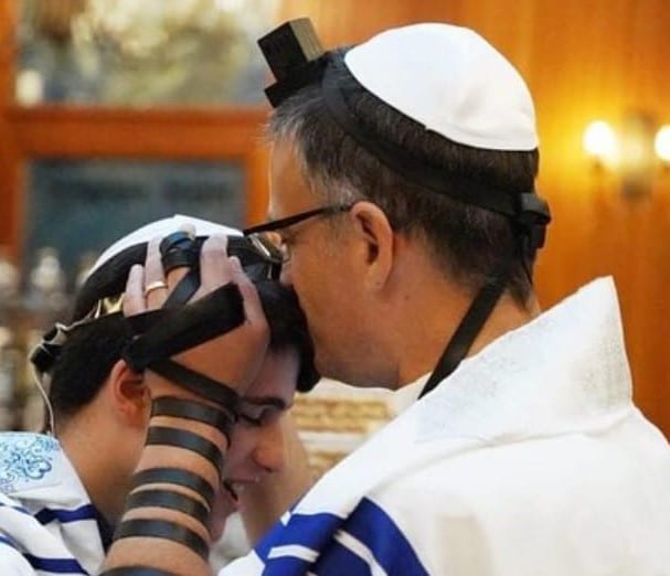 חיים ויסמונסקי בריטואל פרימיטיבי של קשירת רצועות עור ולדר