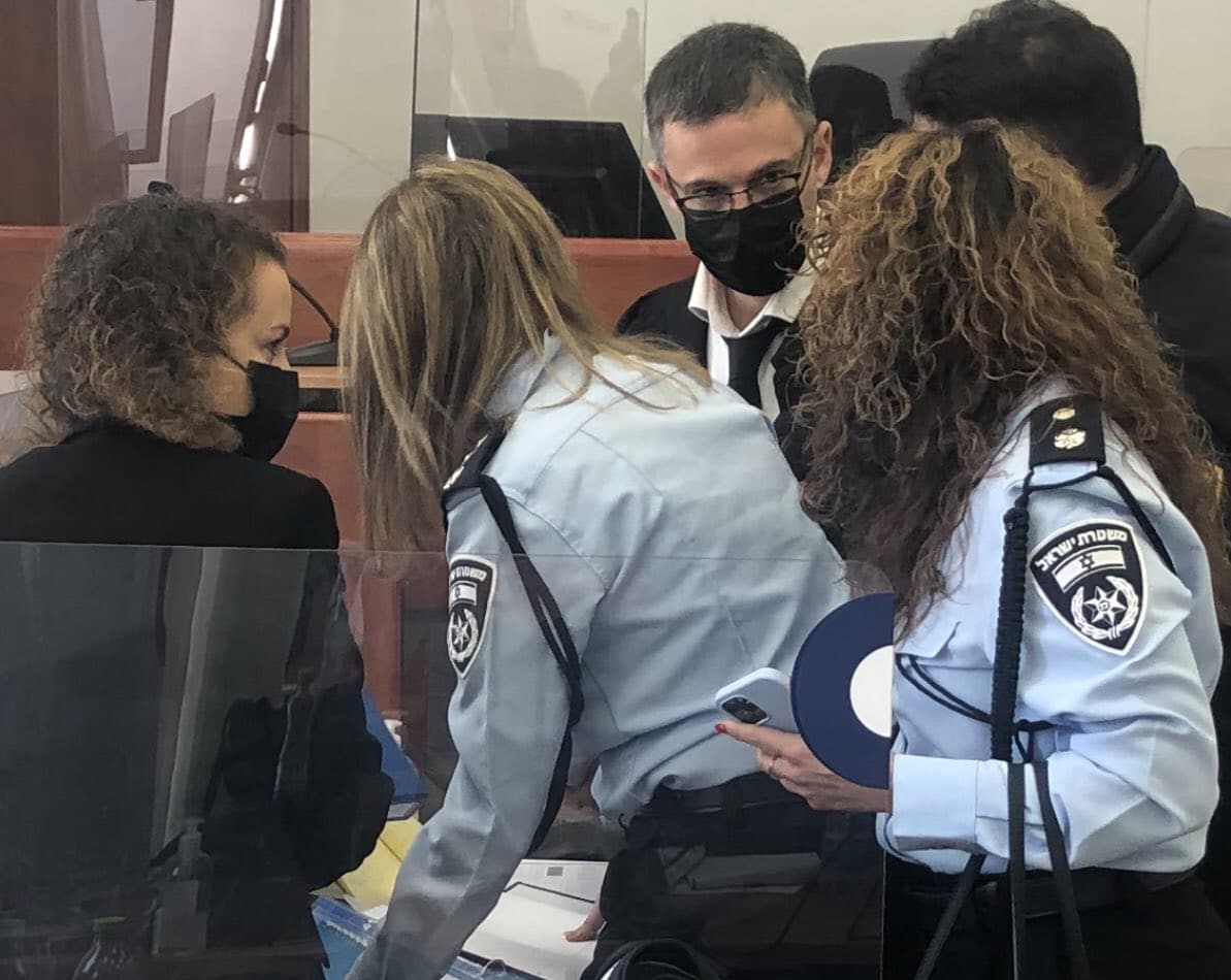 חיים ויסמנוסקי מגיע למשפט ביבי ומסתודד עם יהודית תירוש לדפוק את ביבי