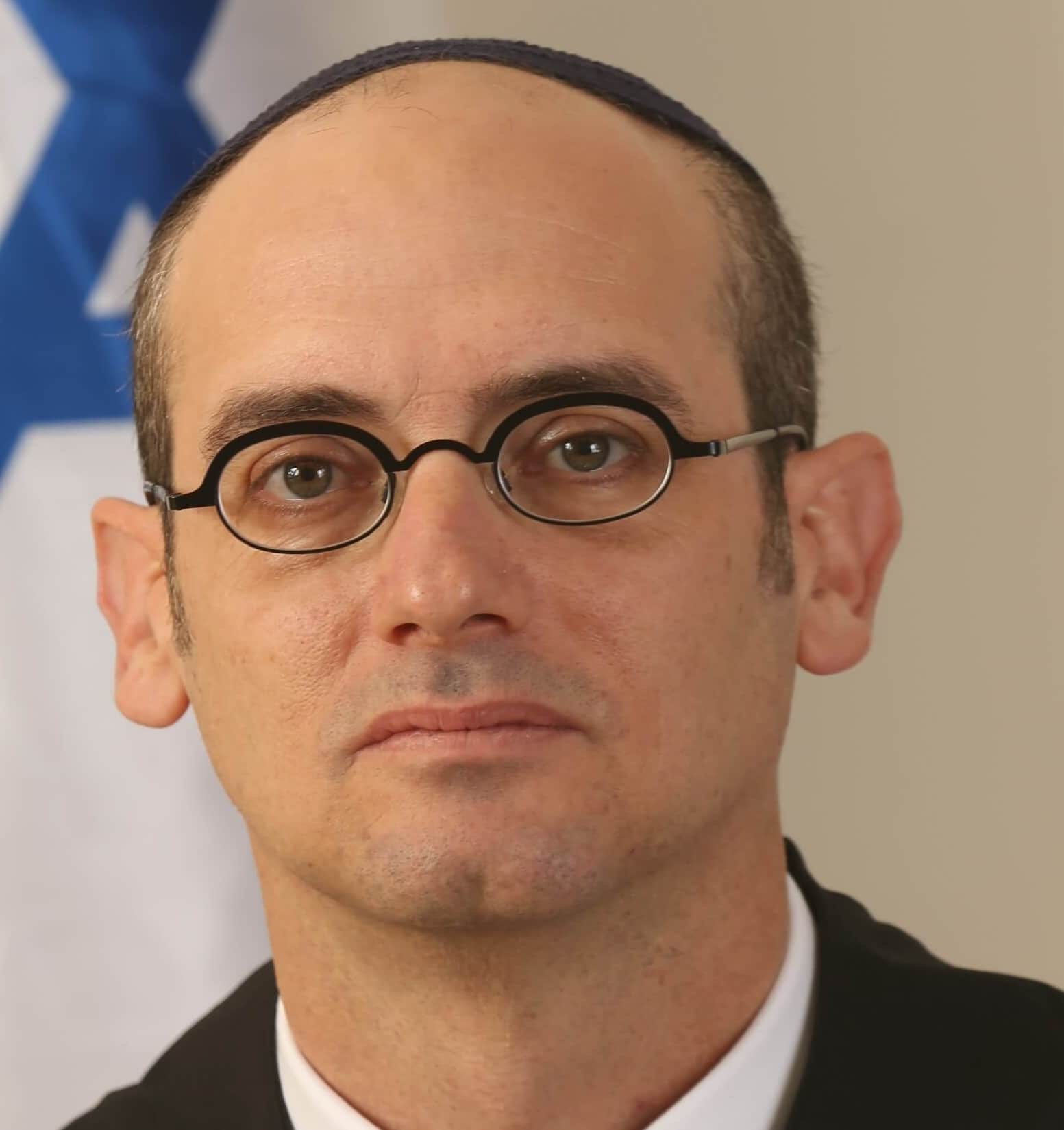 שופט נוער ורווחה מיכאל נבנצל חותצת גומי של עוסיות