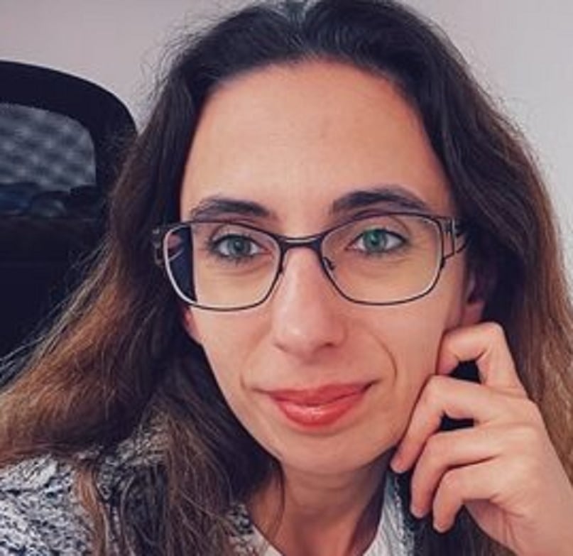 אולגה גבר עובדת במכון שלם אצל מרדכי שרי המטפל הארוטי