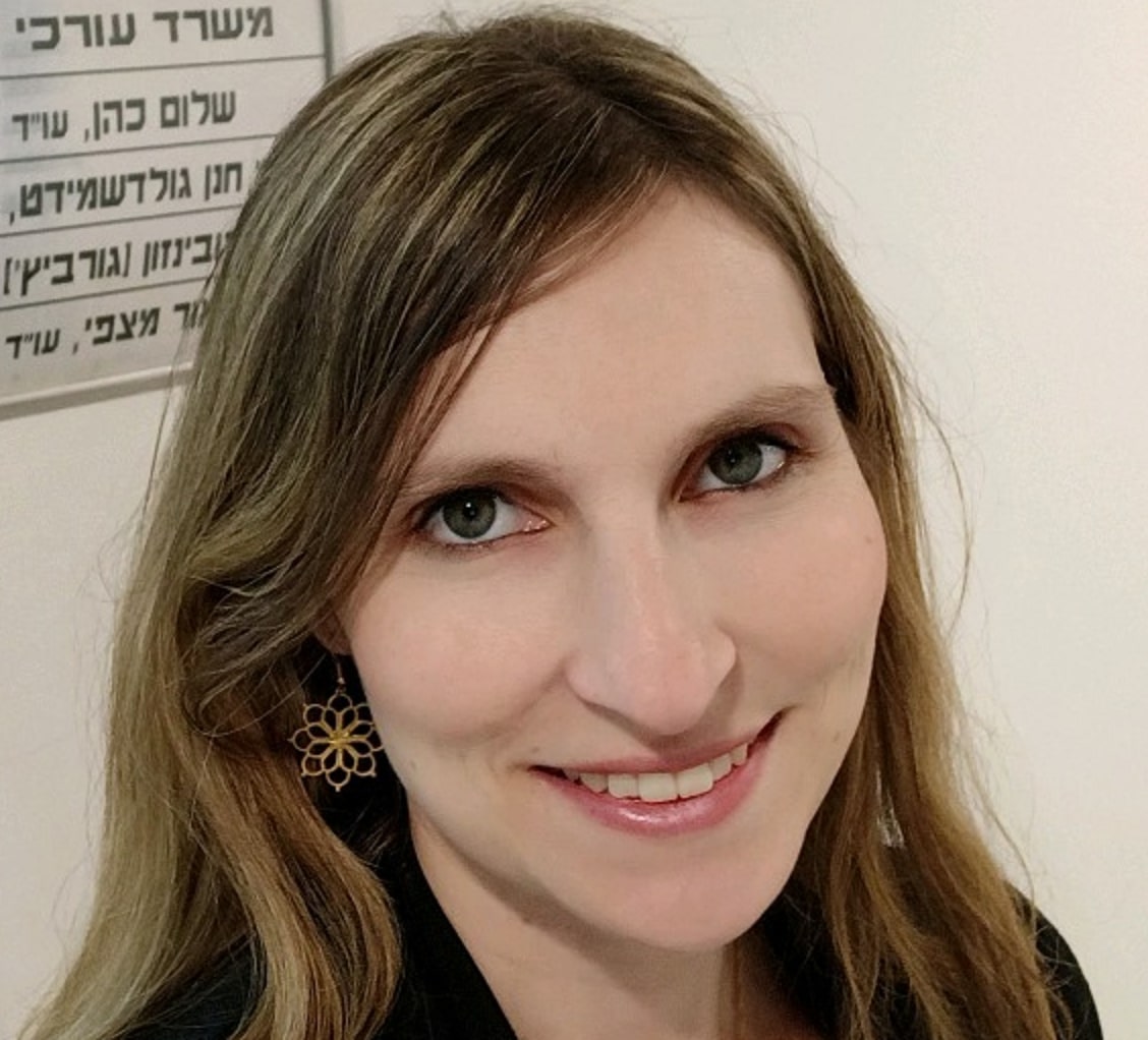אנה רובינזון גרוביץ אסון טבע פמיניסטי עם כוס רעיל ופעיל