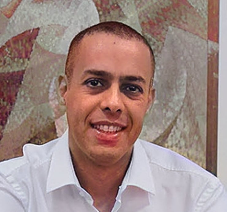 דורון ערוסי מנהל מיוחד עושה ג'סטות לנשים גרושות