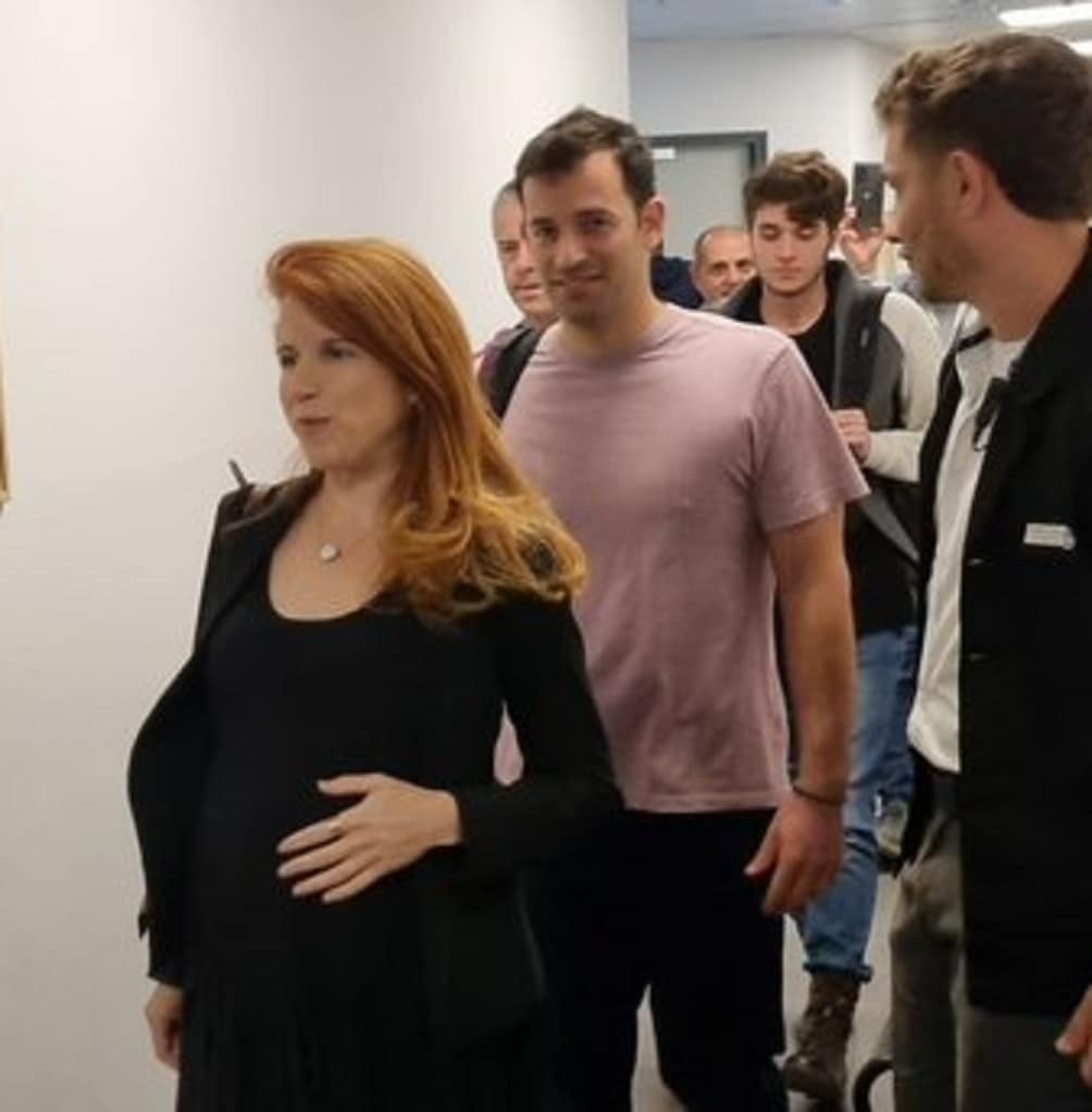 סתיו שפיר מגיעה לבימש בתביעה נ יאיר נתניהו עם בטן מעוברת