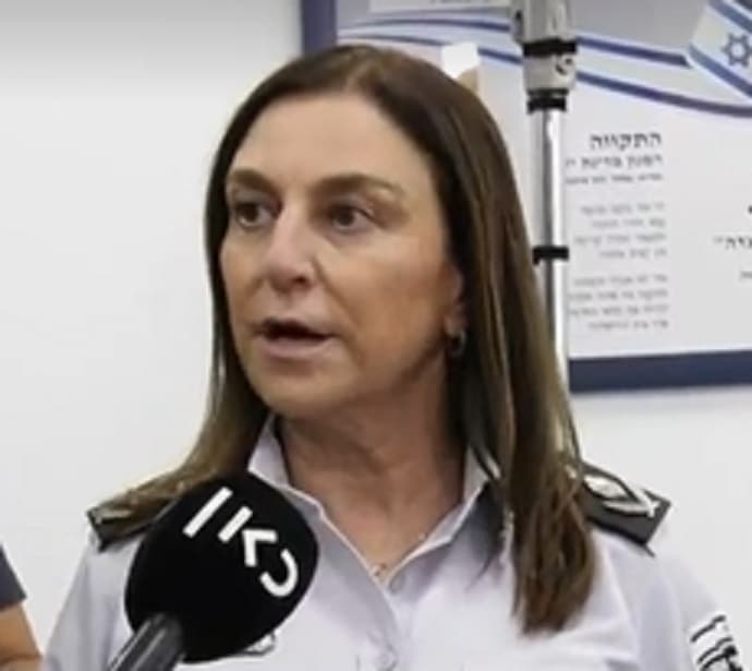 קטי פרי מחזיקה אבות גרושים במכלאות שלא ראויות לאכלוס לטאות