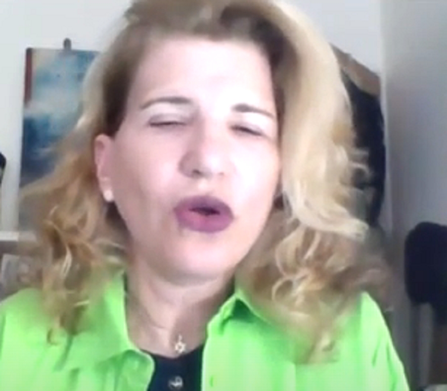 הדס שטייף עם ליפסטיק ורוד זרחני להחפצה מינית עצמית