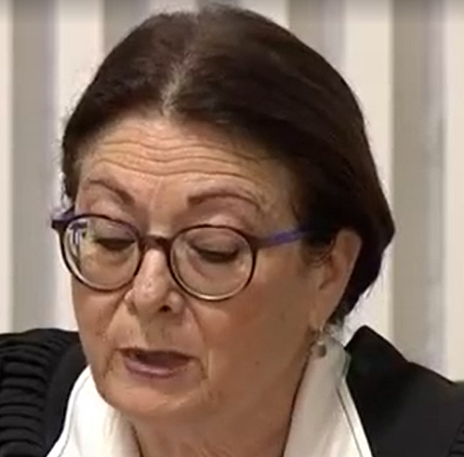 אסתי חיות זנזונת חונטה אליטיסטית שמפחדת מהרפורמה
