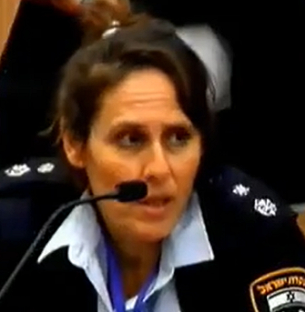 מיה וינקלר שוטרת שמחפשת שטרות כסף בתחתונים של נשים