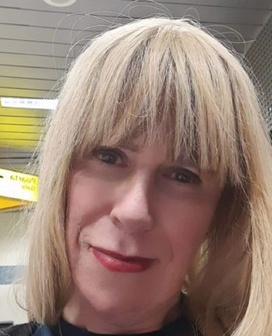 שני רופא אהוד רופא מתחת לפיאה והליפסטיק יש נחש צפע ארסי