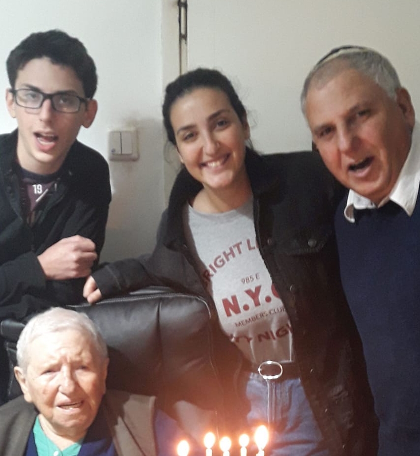 אמנון גבעוני עם יהודית מי שהשריצה אותו בחזקת הגיל הרך