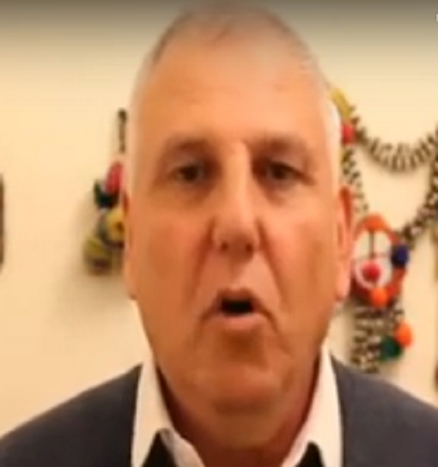 אמנון גבעוני פוער לוע לקליטת חיידקי פמיניזמוס רדיקלוס