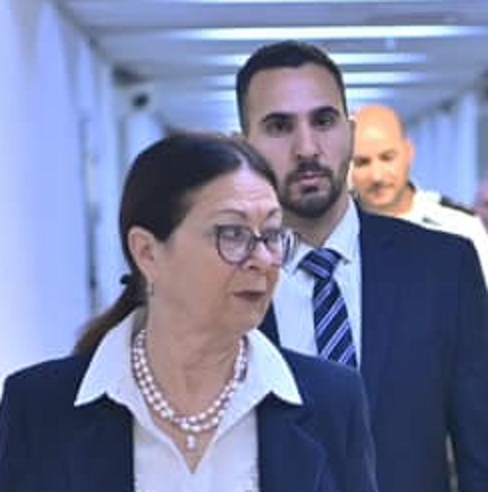 אסתר חיות מאובטחת באבטחה בטחונית של פרצוף תחת