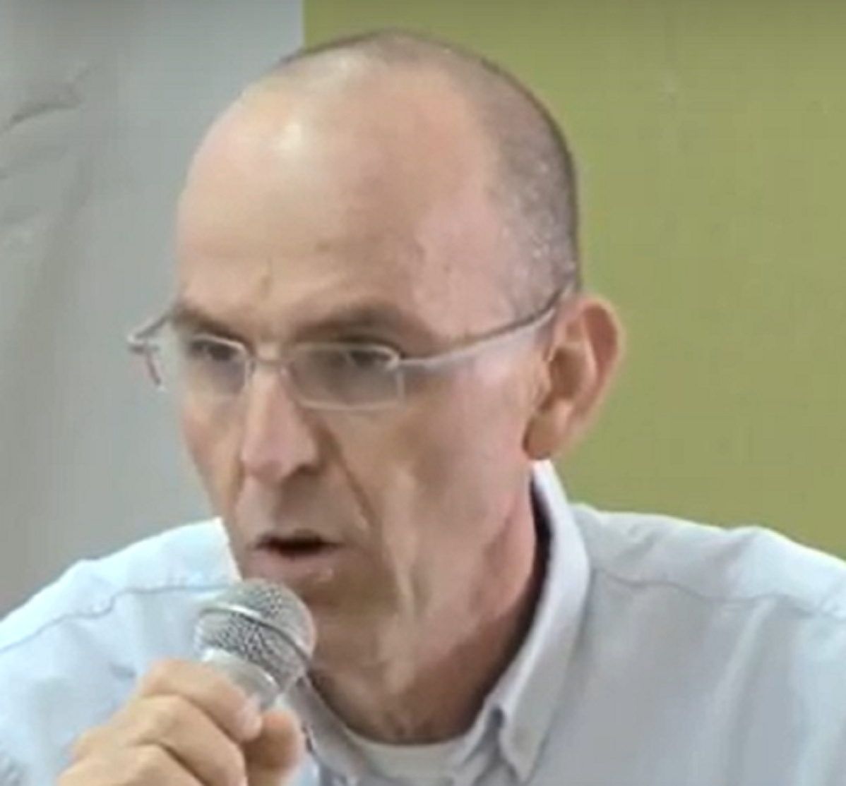 גדי לובין התפעל מיופי חמוקיה של מלכה לייפר והמליץ לא להסגיר אותה