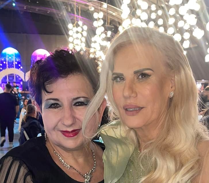 משמאל הפסיכיאטרית איזבלה גרינברג מטפלת גם בשיקום דראג קווינז