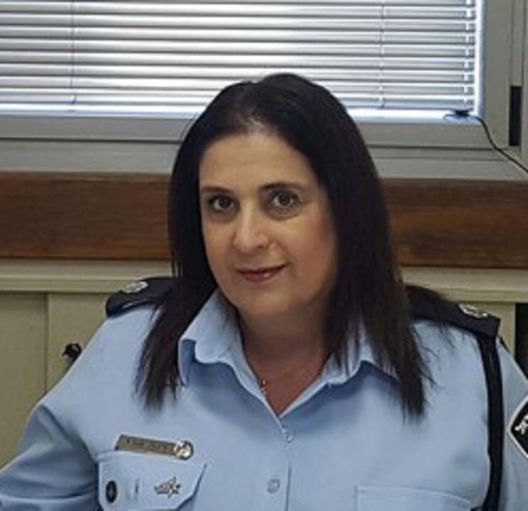 רונה מורד פינגלאי מסרסרת בכוס של שוטרות כדי לתפור הרשעות