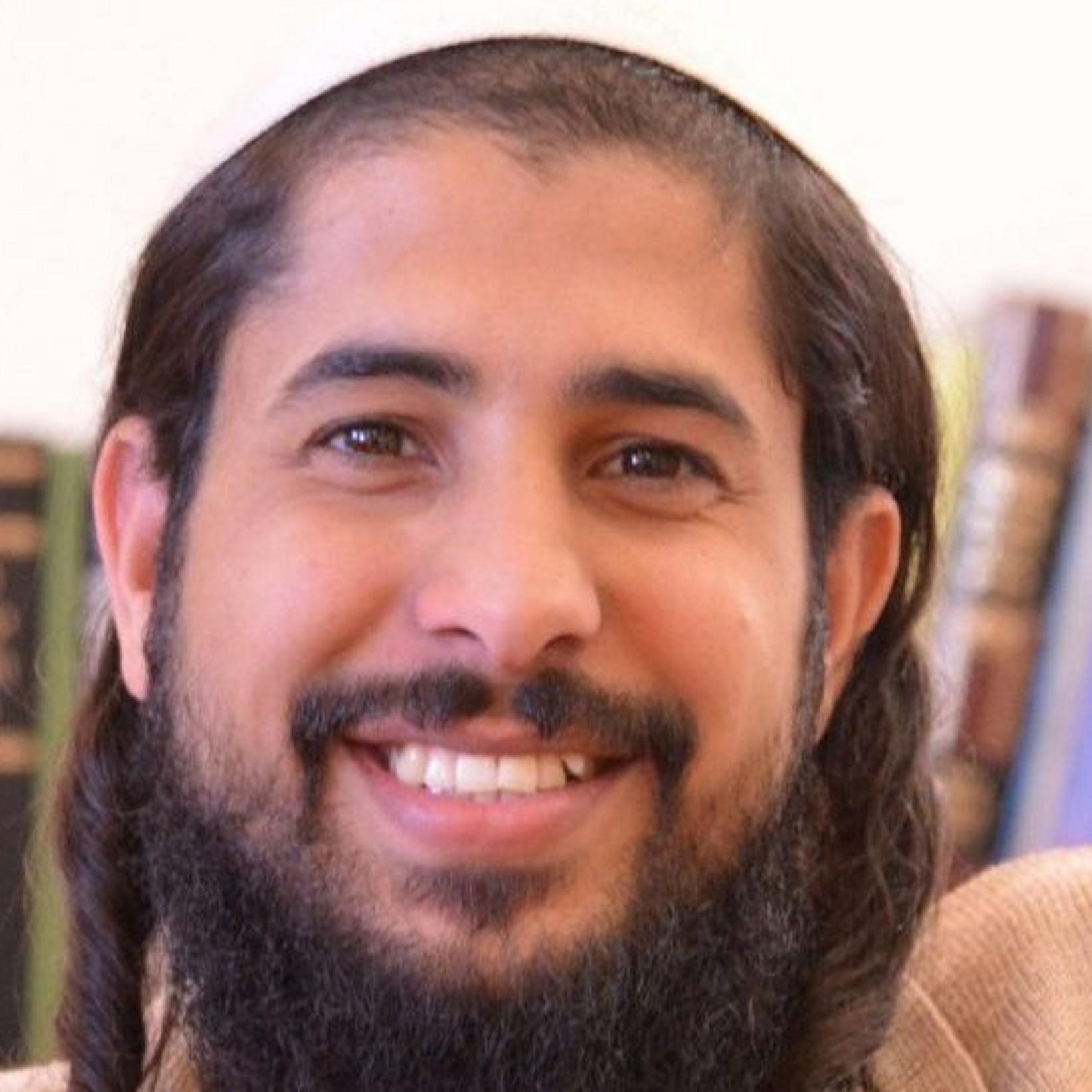 האם יש צורך בחוק לאיסור טיפולי המרה ע"י פסיכולוגים שיהפכו אותם לסטרייטים?  התשובה היא ממש לא.  התשובה היא שהעולם חופשי ומי שבגיר ומעל גיל 18 ורוצה לעשות "טיפולים", אין דרך למנוע את זה ממנו שהיא איננה טפרנליסטית, צדקנית ומצערבת בבחירות חופשיות אוטונומיות.  גם אין דרך להוכיח במשפט פלילי את העבירה על החוק בלי שהספק הסביר מרחף על כל ההליך.  מה שכן, זה שצריך לתמרץ הגשת תביעות נזיקין נגד המטפלים האלה, שהם שרלטנים ונוכלים.  חוץ מזה, במשפט הפלילים קיימים כליםלטיפול בנוכלים ומצלחזים.  לכן לא צריך "חוק חדש" שכל כולו פטרנליזם וצדקנות "טהרנית".  ואלה הדמויו שפעילות בארגון "בקדושה" שהוא זה שמייצר את כל הבלגן סביב טיפולי ההמרה. נשים לב שרוב המומרים הם דתיים.  הארגון אפילו לא פומנה להומואים חילוניים כי אין להם "קלף" לשכנע את ההומואים החילוניי להגיע לטיפול, אבל ברקב הדוסלך יש ויש קלף.  הקלף הוא הלבטים שבין אהבת האלוהים והעובדה שאלוהים לא אוהב את ההומואים - או יותר נכון החינוך ליבודת האלוהים מתנגש עם הדחף המיני לקיים יחסי מין הומואיים או לסביים.  אליהו אקרמן פסיכולוג מטורלל עושה כסף מבעיות המין של ההומואים לדבריו "מגיעים אלי בנים ויש להם בעיות במיניות.  אצל הדתיים לא מדברים עם הילדים על המיניות.  אפשר לעשות בהומואים טיפול מגיל צעיר בשיח פתוח על המיניות, ואז להראות להם שאפשר לכבוש את הייצר ולהימשך לאישה".  ככה מצילים נפשות כי אם לא מטפלים ההומואים האלה סובלים מתופעות שאפשר למנוע ביטול פסיכולוגי".       אליהו אקרמן אנחנו עוזרים להומואים לדבר על המיניות שלהם חנה קטן מזבלת להומואים את המוח שצריך לעשות מצוות פרו ורבו מספרת להומואים שהמצווה החשובה ביותר היא פריון בארץ ישראל.  אלוהים רוצה לראות "פיריון" כלומר שנים ממליטת ילדים ולכן תפקיד הגבר הוא להרביע את האישה כדי למצוא חן בעייני האלוהים.  חנה קטן מזבלת להומואים את המוח שצריך לעשות מצוות פרו ורבו הזבנית שלומית בן שעיה הנוצרים הם הרוצחים הכי גדולים בהיסטוריה הזבנית הזו מספרת להומואים שהנוצרים הם הרוצחים הכי גדולים בהיסטוריה.  הם עשו את מסעות הצלב, האינקוויזציה והשואה.  לכן רק אלוהים של היהדות הוא האלוהים הנכון וצריך לדעת איך למזג את החשק המיני עם האלוהים. היהדות מציעה אידאלים מאוד גבוהים, וזו הייחודיות של הדת.  הרב קוק אמר שצריך לתבגבר על הקושי האמיתי של קבלת דבר השם עם המשיכה המינית.  לדבריה, רק משה רבינו היה יכול לחבר בין הרוח הגדולה של השם לבין פרטי הפרטים של המציאות.  אנחנו לא רואים את האור, אבל אם ניכנס למוחו של משה רבינו נוכל לחבר את פרטי הפרטים של המציאות אל האור הגדול.     הזבנית שלומית בן שעיה הנוצרים הם הרוצחים הכי גדולים בהיסטוריה איי הילל נער הפוסטר של הארגון עשה המרה וכיום מנטור ננ איתי הילל מנטור להומואים בארגון המרה להעדפות מיניות         