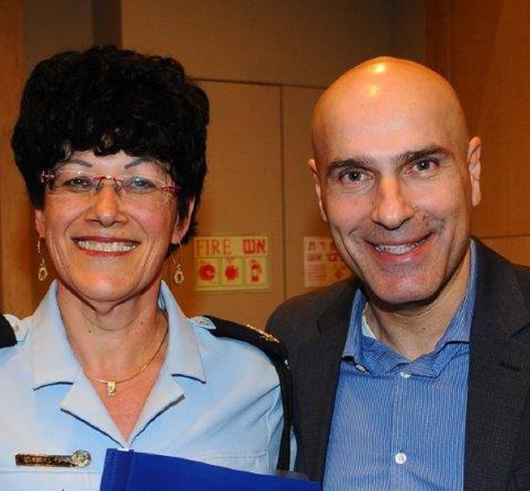 אפי נוה עם לילי בהאומהקר הפמינאצית הדגולה של המשטרה