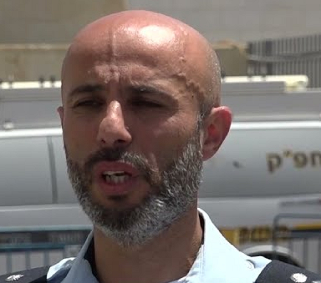 ג'יאר דוידוב שוטר משועמם (משטרת לכיש) מזמין זונות לדירתו כדי להפליל אותן