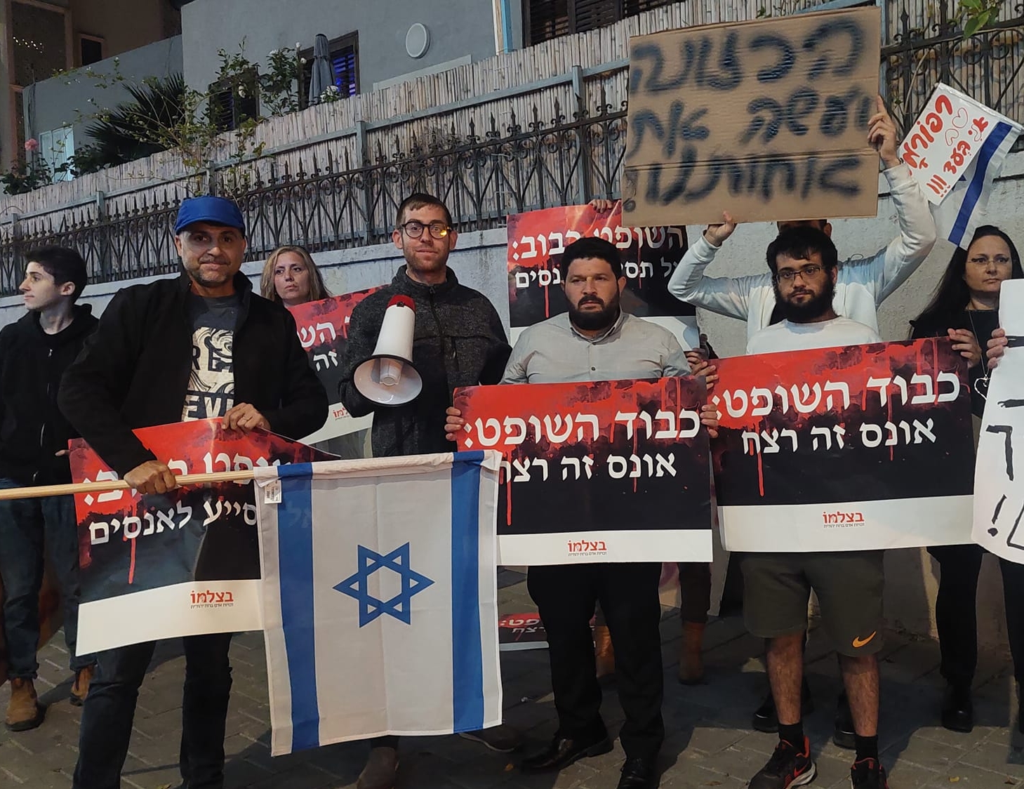 הפגנת גזענים יהודיים נגד השופט חאלד כבוב 20-4-2023