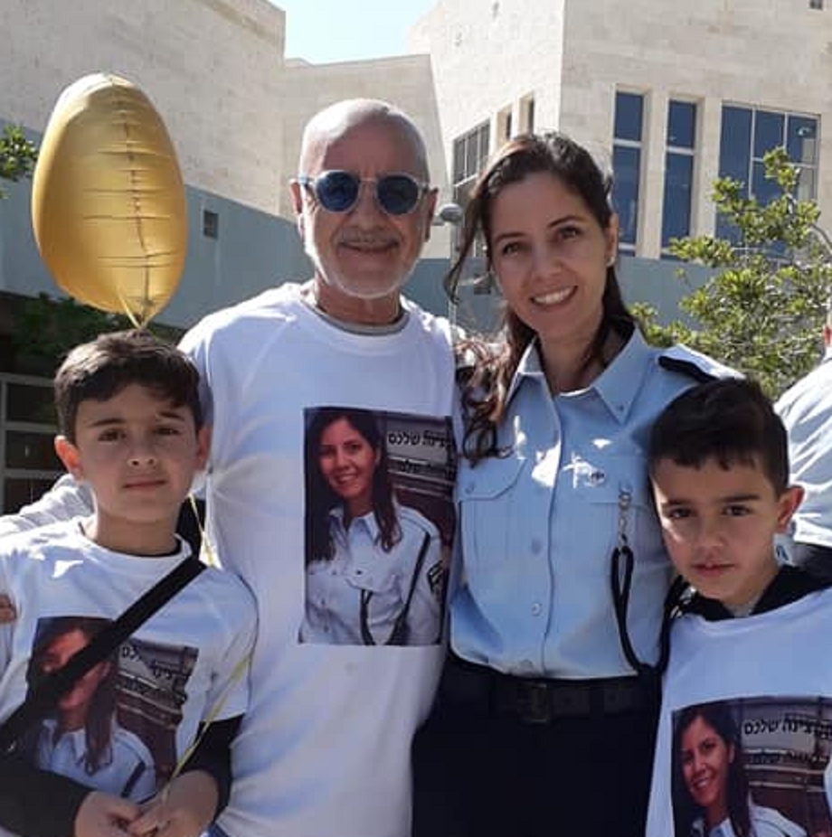 ליהי אזולאי ואבא שלה רמי אזולאי עם 3 צאצאים