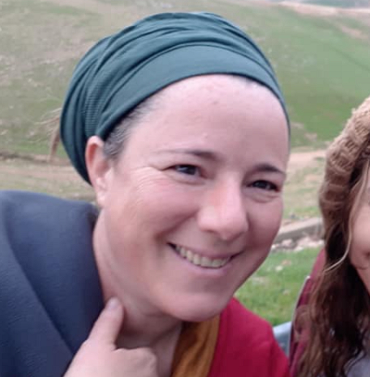 מוריה דיין בהמה פמיניסטית מנהלת הליכים נגד גופה של מנוחה עם תולעים