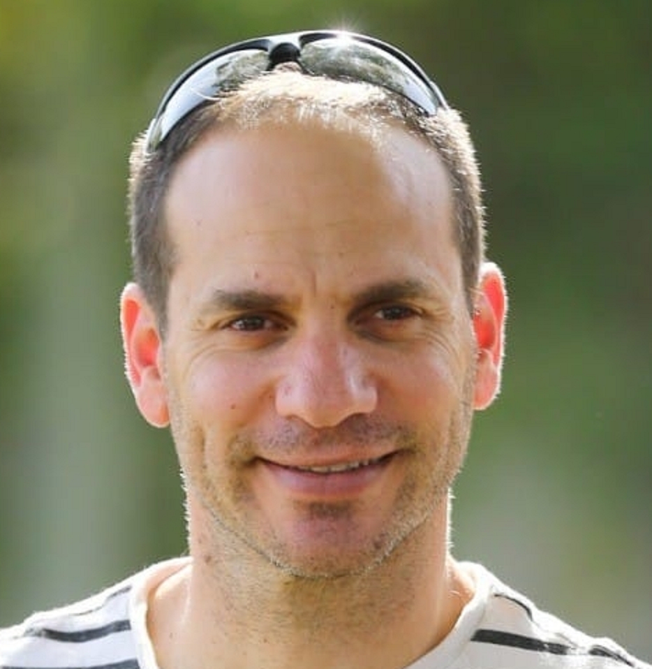 מתן צורי עיתונאי זבל מחרטט ליקוקים לדוברות המשטרה