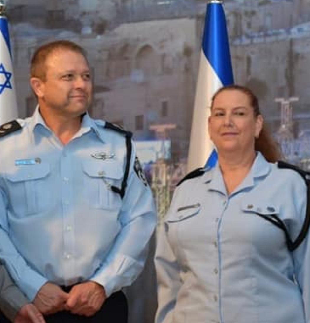 רקפת לוין גורדון עם בועלה שהיה יועמש המשטרה שאול גורדון