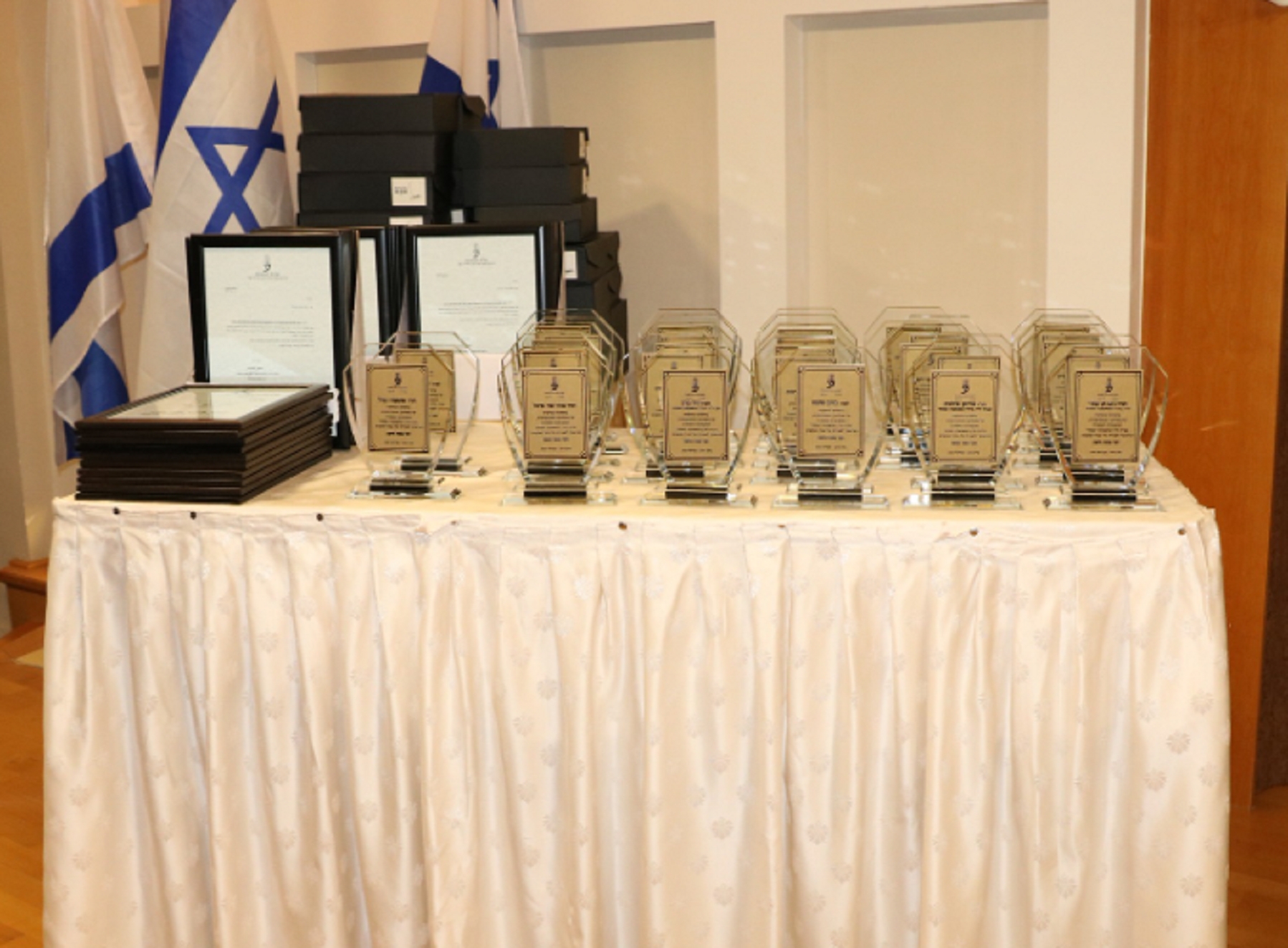 תמי אולמן חלוקת אותות הוקרה ואותות מופת כדי לרכוש חיילים נאמנים ולהגביר את כוחה