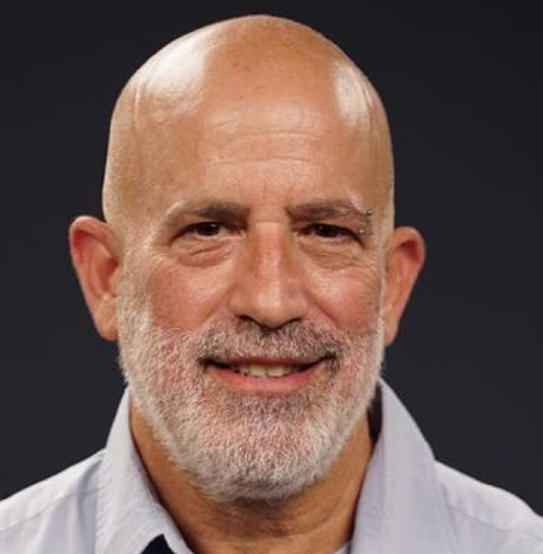 ירון קלדס שוטר לשעבר שמגוייס לספר סיפורי סבתא על ההצלחות הבדיוניות של המשטרה