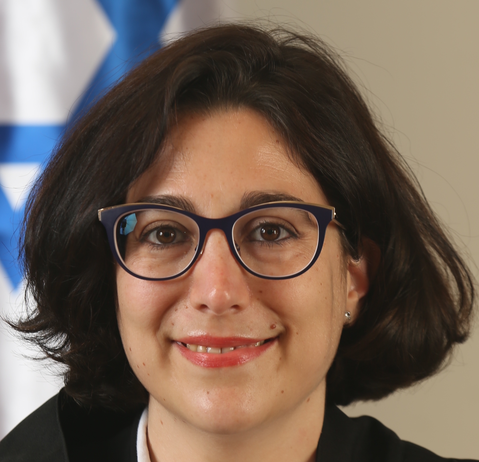 מיה רויזמן אלדור בהמת מגדר פמינאצית תופרת תיקי מין לגברים