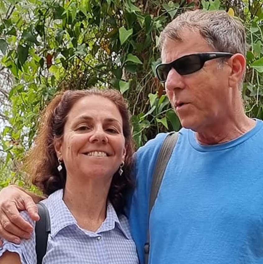 נמרוד בלייכר עם הוגינה שהוא חודר בה מטעם הסיוע המשפטי