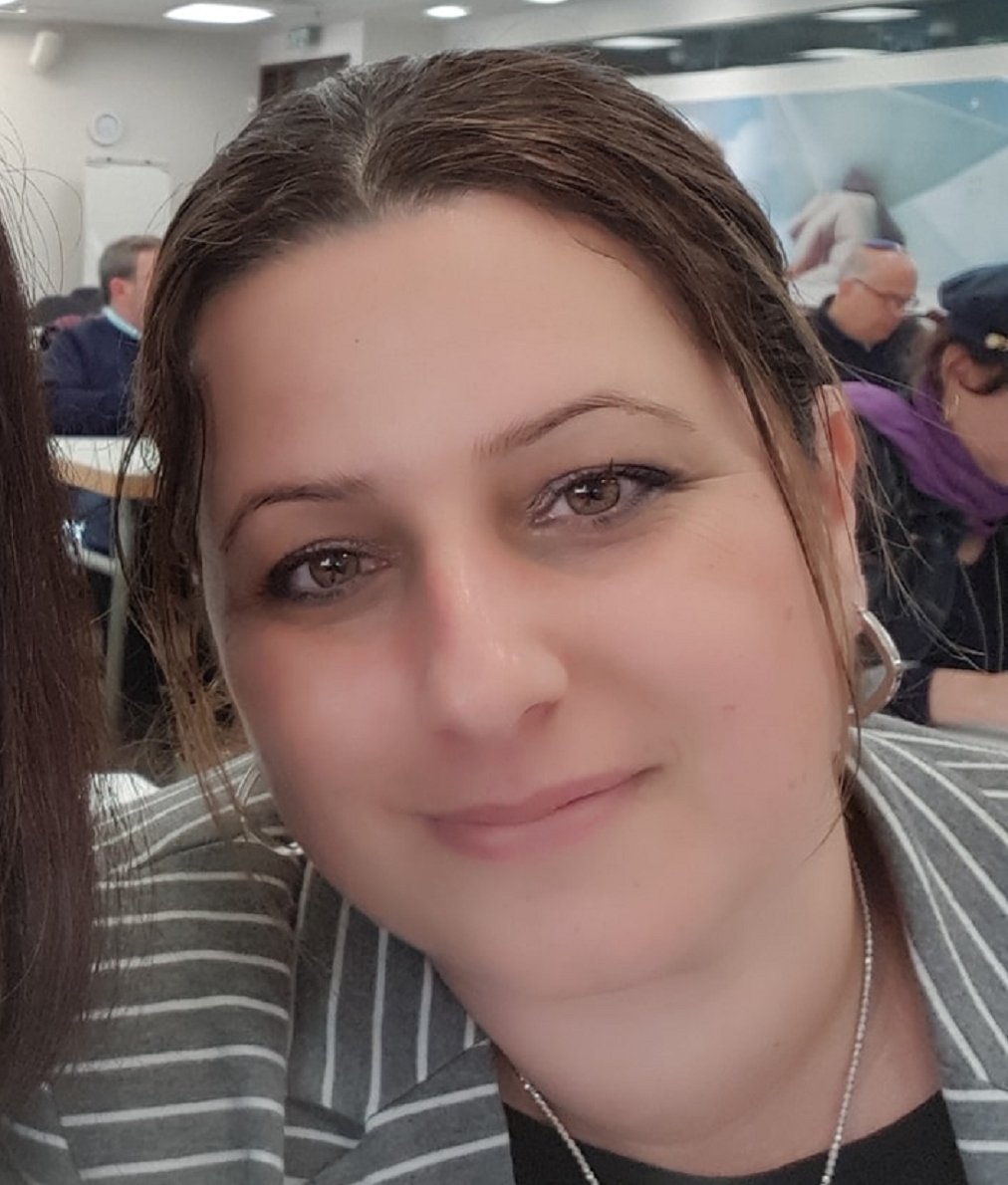 אסנת רובוביץ  - ברכש שופטת בית דין לעבודה כתבה פסק דין ארוך של 57 עמודים על עובד אתיופי כושי שעבד כפקח ברשות ההגירה והופלה על רקע היותו כושי. היא גם פסקה לפקח תמיר יאסו מלוא הפיצוי ללא הוכחת נזק לפי חוק שוויון הזדמנויות בעבודה בסך 50,000 ₪, פיצוי שאינו ממוני בגין פיטורים שלא כדין בסך 30,000 ₪ והוצאות משפט ושכ"ט עו"ד בסך של 20,000.  סה"כ 90,000 ש"ח.  סע"ש 32231-02-20.  אסנת רובוביץ ברכש מי נתן לפוסטמה כזו להיות שופטת פסק דין על הפליית כושי בגלל ראיה להפליית הכושי אלא מאי?  אין בפסק הדין ולו בדל של ראיה שהכושי הזה סבל הפליה או שפיטרו אותו בגלל צבע עורו.  אין כלום.  ובכל זאת השופטת קבעה שמדינת ישראל היפלתה אותו על רקע צבע עורו, וכתבה מגילות על הזכות לשוויון הזדמנויות בעבודה - וכל זה בלי בדל של ראיה להפלייה.   איך זה קורה?  השופטת להוטה לייצר פסק דין לראווה שתוכל לצבור אותו בקולקציה כשהיא רוצה להציג את איכות עבודתה בפני אלה שיקדמו אותה.  לכן היא להוטה להראות עד כמה היא חכמה, מודרנית, פוליטיקלי קורקט.  והתוצאה בהתאם:  פסק דין שמצהיר שבלילה השמש זורחת וביום החושך שולט.  היפוך יוצרות טוטלי...... ואיך השופטת עושה את זה?  מאוד פשוט:  כותבים שהעובד טען שהוא "הופלה" ושאין סיבה אחרת לפיטורין שלו חוץ מצבע העור שלו, ושנטל הראיה הוא על הנתבע רק בגלל שעסקינן בתביעה המבוססת על צבע עור.   אסנת רובוביץ ברכש מי נתן לפוסטמה כזו להיות שופטת ואנו שואלים סיריוסלי?  הפרקליט ליאב וינשבאום יצא מעורו להוכיח שהעובד תמיר יאסו היה עובד גרוע ושניסו בכל דרך אפשרית לעמוד בתנאים הקשים הנדרשים לפטר עובדי מדינה (מה שהפך כמעט בלתי אפשרי במדינה הזאת.....) ובכל זאת השופטת כותבת שכל ההוכחות על היותו עובד גרוע לא נחשבות, כי הוא (ליאב וינבאום) לא הביא הוכחות שאלו שבכוחם היה לפטר את הכושי לא היו נגועים במשוא פנים נגד כושים....  ומדובר ברשות מדינה אשר נשענת על כוח עבודה כושי כי צריכים את היכולות שלהם לאתר סודנים ואריתראים שמתחזים להיות אתיופיים, וגם את היכולת לתקשר עם המסתננים הכושים בשפתם.   .    מה שהשופטת אומרת זה שהיה צריך להביא את כל צמרת רשות ההגירה לעדות ולשאול כל אחד ואחד "האם אתה שונא כושים?", "האם יש לך משוא פנים נגד כושים?"....  "האם אתה דוגל בעליונות הגזע הלבן"??.... וככה ע"י היפוך נטל הראיה וקביעה סתמית שהנתבעת (המדינה) לא עמדה בנטל ההוכחה, ממציאים הפליה שלא היתה ולא נבראה וממציאים כותרות מהנדסות תודעה שעובדי המדינה הישראלים הם גזעניים, ודוגלים בעליונות הגזע הלבן.   תיקוני חקיקה נדרשים: פיטורי עובדי מדינה גרועים במסגרת הרפורמה הגיע הזמן לתיקוני חקיקה שיקלו על המדינה לפטר עובדי מדינה סוררים וגרועים.  הפסיקה בבתי דין לעבוטדה מגנה על עובדי המדינה ברמה כזו שאפילו גנבים ומועלים, אי אפשר לפטר אותם.   ראו למשל הדרישה המטופשת למצוא לו עבודה חלופית באותו מקום עבודה, במקום לפטר אתו.  כאילו אם הוא גרוע לתפקיד גבוה, אז צריך לשים אותו בתפקיד נמוך ואז הוא לא יהיה גרוע?????  הרי התכונות האישיות הגרועות של העובד לא משתנות בהתאם לתפקיד.  אם הוא מאחר לעבודה בתפקיד הגבוה, או יאחר לעבודה גם בתפקיד הנמוך.   ההפלייה האמיתית בבתמ"ש לעבודה היא בין עובדים בסקטור הרגיל שאז מוציאים להם את המיץ להוכיח את מה שמגיע להם, לבין עובדי מדינה שאז מוציאים למדינה את המיץ לפני שאפשר לפטר אותם.   את הכושי תמיר יאסו ייצגה עינב זוסים. להלן פסק הדין 17 אפריל 2023 בית הדין האזורי לעבודה תל אביב סע"ש 32231-02-20 לפני: כב' השופטת  אסנת רובוביץ  - ברכש נציג  ציבור (עובדים)  מר מרדכי נגר נציג ציבור (מעסיקים)  מר יצחק קוגמן התובע תמיר יאסו ע"י ב"כ: עו"ד עינב זוסים ועו"ד עמיקם ברון - הנתבעת רשות האוכלוסין וההגירה ומעברי הגבול - מת"ש ירושלים ע"י  פרקליטות מחוז ת"א ( אזרחי) פסק דין לפנינו תביעת התובע, מר יאסו תמיר, כנגד מעסיקתו, רשות האוכלוסין וההגירה, לפיצוי בגין פיטורים שלא כדין, עגמת נפש והפרת חוק שוויון ההזדמנויות בעבודה, תשמ"ח-1988 בשל אפליה מחמת מוצא. תשתית עובדתית כעולה מחומר הראיות התובע, מר יאסו תמיר (להלן: התובע או מר יאסו), עלה לארץ מאתיופיה בשנת 1983, הועסק בשירות הנתבעת במתקן משמורת גבעון. התובע החל את עבודתו בנתבעת ביום 3.6.09 כמפקח הגירה ביחידת "עוז" במרחב תל אביב. במסגרת תפקידו של התובע הוא היה אחראי על הפקת אשרות, צווים, לוגסיטיקה, אחראי משמרות, ביצוע מטלות במתקן לרבות תיאום טיסות, ראיון עם הנתינים, טיפול בהפקדת דרכונים, בקשות מקלט, עבודה מול יחידות שונות של הרשות ופרקליטות המדינה, עבודה שוטפת מול משרד המשפטים, שב"ס, משטרה ועורכי דין. ביום 7.2.17 זכה התובע במכרז פנימי של רשות האוכלוסין וההגירה לתפקיד מרכז ראש צוות מתקן משמורת "גבעון" בזרוע ההרחקה והחל את עבודתו כמרכז צוות ביום 3.3.17. עיון בפרוטוקול ועדת הבוחנים של המכרז הפנימי מעלה כי בסעיף ט' לפרוטוקול צוין על ידי הנתבעת: "ט. העדפה מתקנת וחובת הייצוג ההולם.... ההחלטה התקבלה תוך מתן התייחסות להעדפה מתקנת לנשים, בני מיעוטים ובני האוכלוסיה האתיופית" (ר' נספח א' לתצהיר התובע). לאחר זכיית התובע במכרז, התקיימה ביום 26.2.17 פגישת עבודה ותיאום ציפיות בין התובע לבין הממונה עליו, מר אייל הראל, ממונה מתקן משמורת גבעון (להלן: מר הראל), לאור זכיית התובע במכרז לתפקיד מרכז צוות. בשיחה הבהיר הממונה לתובע את חובותיו המקצועיות ואת המטלות הנדרשות לביצוע במסגרת תפקידו, ביניהן, הכרת החוקים ונהלי עבודה, ביצוע משימות באופן מלא, העברת דו"ח מפורט על משימות שבוצעו ושלא בוצעו. במסגרת הפגישה הובהרו לתובע חשיבות התפקיד והציפיות ממנו (ר' נספח א' לכתב ההגנה). ביום 28.2.17 התקיימה שיחת בירור והבהרה לתובע עם מר הראל בנוגע לדיווח שעות של התובע ביום 7.2.17, היום בו התקיים המכרז. במענה לטענות כלפי התובע בנוגע לדיווח זה הבהיר התובע: "אכן ביום זה יצאתי מקריית מלאכי למכרז, בסיום המכרז בסביבות השעה 13.20 שאלתי את הממונה, האם יש צורך לחזור לעבודה וקיבלתי תשובה שהנושא נתון להחלטתי. החלטתי לחזור לקריית מלאכי. אבקש לציין כי ביום זה הגעתי לקריית מלאכי בסביבות השעה 16.30 עד שעה 17.00." (מסמך זה הועבר גם למר עמרני- מנהל זרוע הרחקה. ר' נספח ב' לכתב ההגנה). ביום 28.3.17 בעקבות פנייתו של התובע למר נאיף הינו, סמנכ"ל מנהל ומשאבי אנוש ברשות, העביר מר איציק עמרני, מנהל זרוע הרחקה ברשות (להלן: מר עמרני), את התייחסותו לפניית התובע. במכתבו ציין מר עמרני כי לכל אורך תקופת הניסיון פעל התובע בניגוד למצופה ממנו, נקרא לשיחת הבהרה, וכן התריעו בפניו במספר הזדמנויות כי תפקודו לוקה בחסר ועליו לשפרו בהקדם. עוד ציין מר עמרני במכתבו כי ניסיונות ההידברות עם התובע העלו חרס וכי התובע קובע לעצמו את סדר היום ואינו מתייעץ עם הממונים עליו (ר' נספח ג' לכתב ההגנה). ביום 23.4.17 התובע נקרא ביחד עם עובד נוסף לשיחת נזיפה, ונכתב מכתב בנדון על ידי הממונה על התובע מר הראל, שנשלח למר עמרני, בו נכתב : "רקע: מעל לחודשים שהנכם ראשי צוות, דרישתי שכל אחד מכם ישב עם העובד בצוות שלו. ז"א תמיר יחד עם אלון קופרמן וירון עם עופר דגון, זאת בכדי לייעל  את העבודה במתקן. אמנם ביצעתם את ההנחיה אבל לאחר מספר ימים חזרתם לשבת לפי נוחות ולא לפי צרכי העבודה. דברי הח"מ: הזמנתי אתכם לראיון נזיפה מאחר שלא ביצעתם את הנחייתי. ביקשתי מספר פעמים שתחליפו מקומות אבל אתם לא מתייחסים. אני מצפה מכם להתנהג בצורה מקצועית ובטח בהיותכם ראשי צוות. דברי המרכז תמיר יאסו: מקומי הקודם לפני שזכיתי בראש צוות היה בחדר בו אני יושב עכשיו. בחדר זה אני יושב קרוב לשנתיים... המקום שאליו אמור הייתי לעבור לא נותן לי לבצע את עבודתי בצורה מקצועית, לא נוח לישיבה ולא ניתן לעבוד בו.... יש כאן חתירה לקחת לי את מקום הישיבה שבו אני מבצע את עבודתי נאמנה.. ולשים אותי במקום שממנו אי אפשר כלל לעבוד. אני רואה בכך פגיעה בעבודתי כאשר מנסים לתת נוחות למישהו אחר. בהתאם לזאת אני מבקש להישאר במקומי ולעשות עבודתי בצורה הטובה ביותר... אין סיבה שצד אחר יבוא בטענה שרוצה לשבת במקומי כי לא יכול לעבוד מהמקום ההוא....הח"מ: תמיר שמעתי את טענותיך, בכל זאת הפרת הנחייה ברורה של החתום מטה. דרשתי שתעבור לשבת במשרד יחד עם אלון מקום שבמשך שנים היה מאויש על ידי טובי העובדים במתקן. .." (ר' נספח ד' לכתב ההגנה). ביום 2.8.17 התקיימה הערכת תפקוד לתובע על ידי הממונה עליו מר הראל שנשלחה למר עמרני, שם נכתב: "הח"מ- במהלך חודשי הניסיון בהם עבדת כמרכז צוות הפגנת יכולת מקצועית טובה הקפדת על העברת דיווחים לממונים עליך כמצופה ממך. יחד עם האמור ישנם מספר נושאים שעליך לתת עליהם את הדעת: 1. כראש צוות במתקן מצופה ונדרש ממך לקיים שיחות עם צוות העובדים תחתייך לפחות אחת לחודש. 2. מתוקף תפקידך, עליך להעביר לו"ז חופשות של העובדים תוך הקפדה על כך שלא תהיה פגיעה במטלות ומשימות המתקן. ...3. עליך לקיים שיחות עם המרכזים האחרים, תוך הקפדה על עבודת צוות סדורה ושיתוף המקבילים בסוגיות מורכבות והפקת לקחים להמשך .4. מכניסתך לתפקיד אירעו מספר מקרים שהביאוך לשיחה אצל החתום מטה ואצל איציק עמרני – מנהל זרוע הרחקה להלן פירוטם: א. אופן הוצאת ראיון עם הכפוף לך אלון קופרמן, הוצאת מכתב בצורה רשלנית ולא מקצועית, שלא עומד בדרישות להם נתבקשת בפגישת עבודה ותיאום צפיות בעת כניסתך לתפקיד. ב. בעניין החתמת כרטיס שעות עבודה ביציאתך למכרז בירושלים, אשר הביא אותך לבירור אצל מנהל זרוע הרחקה. ג. אי ביצוע הנחיית הממונה, כאשר התבקשת לשבת במשרד יחד עם הכפוף לך אלון קופרמן, דרישה שלא ביצעת עד היום וגורמת לבעיות קשות בצוות בית הדין, בגינה קיבלת מכתב נזיפה. ד. הוצאת מייל לגורמי חוץ המבזה אותם ואת רשות ההגירה, אשר על הוצאתו התנצלת בהמשך. 5. עליך לשפר את רמת התקשורת עם הרכזים וכלל העובדים במתקן, עליך ללמוד כיצד לדרוש ביצוע מטלות בנעימות ולא תחת היותך בעל תפקיד. לעבוד עם המרכזים בצורה נעימה ולא באופן דורסני. 6. עליך לשפר איכות התקשורת המילולית ואת מקצועיותך בעבודה עם גורמי חוץ והרכזים במתקן. התייחסות המרכז: כפי שצויין אכן זכיתי במכרז, לאחר מכן הגעתי לשיחה עם הממונה וקיבלתי הנחיות עבודה ... התחלתי את עבודתי כנדרש ובצעתי שיחה אחת לחודש עם הכפופים לי. מתן הנחיות לעובדים ביצוע משימות ומטלות, לא לחרוג משעות העבודה. להבנתי המלאה אני עובד בשיתוף מלא עם גורמי חוץ וגורמי פנים. אני באישיותי עובד מכל הלב... אני ממתין מעל ארבע שנים למקום ישיבה נורמלי וריאלי. שיתפתי בדבר את הממונה ואת מנהל זרוע ההרחקה מר איציק עמרני ותמיד קיבלתי הסבר שיתפנה מקום לאחר שהתפנה מקום עברתי לשבת בו והרגשתי שיש לי מקום לשבת ולעבוד בצורה יעילה. לאחר שזכיתי במכרז התבקשתי לעבור לשבת במקום שלדעתי לא ראוי לי ולכן לא הסכמתי לשבת שם. סיכום הח"מ – אתה משתדל לבצע את תפקיד מרכז צוות כמצופה ממך, אתה מציג יכולות מקצועיות גבוהות, עליך להפנים כי במעמדך אתה נדרש לנהל את העובדים תחתיך ולהקפיד על הנעת העובדים בצורה יעילה... עליך להקפיד לשפר את הנקודות החלשות האמורות לעיל. לאור תפקודך במהלך תקופת הנסיון, המלצתי למנהל זרוע ההרחקה להעריך (כך במקור א.ר.ב) את תקופת הניסיון שלך בעוד שלושה חודשים, שבסופן נקיים פגישה נוספת..." (ר' נספח ה' לכתב ההגנה). ביום 31.10.17 התקיימה שיחה נוספת עם התובע שהועלתה על הכתב: "סיכום תקופת ניסיון למרכז צוות גבעון מר תמיר יאסו.... במהלך חודשי הניסיון הנוספים בהם עבדת כמרכז צוות הפגנת יכולת מקצועית סבירה, התבקשת לשפר בדחיפות את תפקודך בתחום הניהולי בדגש על עבודת צוות עם המרכזים האחרים. הקפדה על מילוי הוראות והנחיות הממונים עליך.. אני מצר על כך שעד היום לא שיפרת את תפקודך הניהולי .... התייחסות המרכז: לדעתי הדברים ולטענות הנאמרים אין בסיס, אחרת איך אתה מסביר ביצוע כלל המשימות, כולל משימות אקסטרה. סיכום הח"מ : עמידה במשימה ללא התייחסות לכלל המשימות האחרות המוטלות על המתקן אינה מעידה על ביצוע מושלם. מעבר לעבודתך השוטפת בצוות יש נושאים נוספים רבים בתחום אחריותך מתוקף היותך מרכז צוות המתקן אשר אינך מודע אליהם, ואשר עליהם החתום מטה צריך לתת את הדעת. לאחרונה נראה שאתה לא חלק אינטגרלי ממתקן גבעון. לדוגמא, לבקשתי שתתייעץ עם המרכזים. אתה מעדיף להודיע להם ולא להיות חלק מהחלטתם. אתה שולח הוראות ומחליט החלטות ללא שיתוף פעולה, מה שגורם לחוסר אחידות ופגיעה בניהול השוטף. מספר פעמים נתבקשת לבצע הוראות אבל בפועל הן לא בוצעו על ידך בסופו של דבר נאלצתי לטפל בדברים במקומך. עליך להפנים שיש מסביבך מרכזים שאיתם עליך להתייעץ ולהיות חלק מההחלטות המשותפות. אתה כמו שאר המרכזים האחרים, חלק מהיחידה שלמה שעליה מוטלות משימות רבות ועליכם לתת פתרונות בכל תחומי העבודה... בענין ביצוע הנחיית הממונה אין עוררין שלא ביצעת את דרישתו לעבור מקום ישיבה למשרד ביחד עם הצוות שלך... עליך להקפיד ולשפר את הנקודות המובאות. זכור שאתה משמש דוגמא לעובדים תחתיך ואמור לייצג את עמדת המשרד בצורה מכובדת.. לאור תפקודך במהלך תקופת הניסיון הנוספת שניתנה לך, המלצתי למנהל זרוע ההרחקה להעריך  (צ"ל להאריך א.ר.ב) את תקופת הניסיון שלך בעוד שלושה חודשים, שבסופן נקיים פגישה נוספת. אציין כי זו תקופת הערכה (צ"ל הארכה) אחרונה שבסופה נחליט על המשך דרכך ועליך לשקול בכובד ראש את הנאמר ולשנות את גישתך... התייחסות המרכז: אין לי מה להתייחס, מבחינתי זו המצאה. ברצוני לדבר עם ראש המנהל מר יוסי אדלשטיין." (ר' נספח ו' לכתב ההגנה). ביום 7.11.17 העביר הממונה המלצה להארכת העסקת התובע תוך ציון: "תמיר מרכז צוות עובדים במתקן גבעון, על תמיר לשפר את צורת עבודתו עם המרכזים האחרים". ובהמשך : "הריני ממליץ לאשר את העסקתו/ה של העובד/ת לשנת התקציב 2018  לתקופת של ... 12 חודשים."  (ר' נספח ז' לכתב ההגנה). ביום 28.11.17 הוציא מר עמרני מכתב למר אדלשטין, ראש מינהל אכיפה זרים, מר הראל,  וליזה וקנין שתויק לתיק האישי של התובע: "הנדון: סיכום תקופת ניסיון למרכז צוות גבעון מר תמיר יאסו. העובד זומן לשיחה עימי ב28/11/17 לבקשתו ובענין תפקודו המקצועי... תקופת הניסיון הוארכה מספר פעמים כיוון שהעובד הפגין יכולות מקצועיות לא טובות ולא השכיל לשנות את התפקוד המקצועי. בשיחת סיכום הערכת תפקוד האחרונה עם ממונה גבעון העובד סירב לקבל את האמור, ביטל את הנאמר ודרש לשוחח עם הח"מ. התייחסות העובד- לא ידעתי למה הוזמנתי לכאן אבל עכשיו אחרי שאתה מסביר לי שזה בעקבות סיכום תקופת הניסיון אני מבין. אני רוצה להגיד שאני מקצועי ובתחילת הדרך אפילו חנכתי את מרכזי הצוות האחרים.... אני מבצע את המוטל עליי בצורה מקצועית טובה ולא מקבל את מה שאתם אומרים. אייל הממונה ביקש ממני לעבור למשרד סמוך כדי שאשב עם הפקחים שלי בצוות ואני סירבתי ועדין מסרב כי שנים אני רוצה מקום נוח וראוי ובעבר אמרת לנו שיש לנו מקום אז אני לא רוצה לאבד את מה שיש לי. אתמול ( 27.11) המתנתי לשיחה איתך אבל ראיתי שהשיחה עם ערן לוי מתארכת והחלטתי לעזוב ולחזור למתקן גבעון.  סיכום הח"מ- התחלת לעבוד כמרכז צוות במרץ 17 יחד עם מרכזי צוות נוספים ואף קיבלת אחריות על עובדים. במהלך התקופה ממונה המתקן שוחח איתך מס' פעמים, התריע בפניך שעליך לשפר את תפקודך בנושאים מקצועיים שונים. בנוסף, כחלק מהנהלת המתקן התבקשת לקחת חלק בשינויים המבניים במתקן ולעבור משרד כדי לשבת עם הצוות שלך אך סרבת ועדין מסרב תוך דוגמא רעה לעובדים תחתיך. בסיכום תקופת הניסיון ולאחר שניתנו לך מספר הזדמנויות לשנות את המצב הנוכחי ולשפר את תפקודך בחרת שלא לעשות זאת ואף הפגנת התנגדות לביצוע השינויים במתקן תוך התעלמות מכך שאתה חלק מההנהלה ואמור לשמש דוגמא. עוד לציין כי אין ולו שת"פ מינימלי בינך לבין מרכזי הצוות... התפקוד המקצועי שלך כפקח בלבד עם משימות נקודתיות טוב אך כמרכז צוות אין לך ראייה מערכתית ... לאור כל האמור, תקופת הניסיון בהעסקתך כמרכז צוות מסתיימת והמלצתי היא שאינך מתאים לתפקיד מרכז צוות. תקבל עדכון במועד בו תחזור לתפקידך הקודם כפקח במתקן. התייחסות העובד לסיכום- מאכזב אותי שזאת ההחלטה, אני חושב שאני בסדר גמור, אני בכלל חושב שזה לא תקין שלא קיבלתי את המינוי בקביעות כבר בהתחלה. אני לא חושב שאכזבתי אלא אני מתפקד בצורה טובה. אני לא מתכוון לוותר על מרכז הצוות הזה ואני יפעל בדרכים המקובלות". (ר' נספח 8 לתצהיר מר עמרני) ביום 11.12.17 פנה התובע לסמנכ"ל בתלונה על הממונים עליו במתקן. פנייתו הועברה לרו"ח נירית גור אריה אלקלעי, מנהלת אגף ביקורת פנים ותלונות ציבור (להלן: גב' אלקלעי). ביום 29.3.18 הוציאה גב' אלקלעי מכתב תשובה לתובע במענה לפנייתו מיום 11.12.17. במכתב זה צידדה בעמדת הממונים על התובע (ר' נספח ז' לכתב ההגנה). ביום 25.4.18 זומן התובע לשימוע בנוגע להחזרתו לתפקידו הקודם כפקח אכיפה. מכתב הזימון נכתב על ידי נאיף הנו, סמנכל בכיר למינהל ומשאבי אנוש, כמצוטט: "ועדה לבדיקת התאמתך בתקופת הניסיון שהתכנסה ביום 15.1.18 דנה בבקשת הממונים עליך להחזירך לתפקידך הקודם כפקח אכיפה. 2. הועדה התרשמה כי אינך מתאים לתפקיד והמליצה על אי סיום תקופת הניסיון וחזרה לתפקיד הקודם. 3. להלן הטעמים להמלצת הועדה: א. אי ביצוע הוראות ממונה- התבקשת מס' פעמים ע"י הממונה שלך לעבור למשרד יחד עם הצוות אך סירבת.... ב. כושר ניהול- התבקשת לקיים שיחות עם המרכזים האחרים, תוך הקפדה על עבודת צוות סדורה ושיתופם בסוגיות מורכבות והפקת לקחים להמשך אבל לא עשית זאת ואינך עובד כחלק מצוות ומתנהל בעצמאות מוחלטת...ג. ממשקי עבודה עם גורמי חוץ- מעת כניסתך לתפקיד, מס' גורמים פנו לממונים עליך בטענה שאינם מצליחים להגיע איתך לממשק עבודה מסודר ולבסוף העדיפו לפנות למרכזים אחרים....4. חשוב לציין כי ניתנה לך הארכה בתקופת הניסיון בשלושה חודשים לאחר שזו הייתה אמורה  להסתיים ביום 1.9.17 וזאת כדי לאפשר לך הזדמנות נוספת בטרם תועבר בקשה לאגף משאבי אנוש לא לסיים את תקופת הניסיון שלך. 5. בהתאם לאמור לעיל, טרם קבלת החלטה לענין זה הנך מוזמן להציג טענותיך במעמד השימוע שיתקיים ביום 2.5.18..." (ר' נספח  ט' לכתב ההגנה). ביום 2.5.18 התקיים שימוע בעל פה בעניינו של התובע. במהלך השימוע נכחו התובע, מר נאיף הינו - סמנכ"ל בכיר למינהל ומשאבי אנוש, גב' ענבל אוחנה - מנהלת תחום פרט משאבי אנוש, עו"ד לירון אקם גונן - מחלקה משפטית, גב' אתי פרנסיס- לשכת סמנכ"ל. (ר' נספח י' לכתב ההגנה). ביום 27.5.2018 ניתנה החלטת סמנכ"ל בעניינו של התובע ונכתב בה: "... ביום 7.2.17 זכית במכרז... 2. בעקבות אי שביעות רצון מתפקודך כמרכז צוות במהלך תקופת הניסיון, פנו הממונים עליך לאגף משאבי אנוש. 3. בהתאם להנחיית נציב 1.10 מיום 26.2.17 התכנסה ועדה לבדיקת התאמתך בתקופת הניסיון ביום 15.1.18 והמליצה על סיום תקופת הניסיון וחזרתך לתפקידך הקודם כפקח אכיפה. 4. להלן הטעמים בגינם המליצה הועדה על החזרתך לתפקידך הקודם: א. אי ביצוע הוראות ממונה- התבקשת מספר פעמים ע"י הממונה שלך לעבור למשרד יחד עם הצוות אך סירבת... ב. כושר ניהול – התבקשת לקיים שיחות עם המרכזים האחרים, תוך הקפדה על עבודת צוות סדורה ושיתופם בסוגיות מורכבות והפקת לקחים להמשך אבל לא עשית זאת ואינך עובד כחלק מהצוות ומתנהל בעצמאות מוחלטת... ד. ממשקי עבודה עם גורמי חוץ.... 5. ביום 2.5.18 זומנת ללשכתי לשימוע, להלן התייחסותך: א. בענין מקום הישיבה מסרת כי הסכמת לעבור לעבוד בחדר אחר לתקופה מוגבלת עד שהעובד החדש יתמקצע. עוד מסרת כי מקום הישיבה החדש לא נוח לך וגרם לך לכאבי צוואר וחזרת למקום הישיבה הקודם ללא אישור הממונה בטענה כי הובטח לך ע"י איציק עמרני שתחזור לשבת שם. ב. בענין שיחות עם המרכזים האחרים מסרת כי טענה זו לא נכונה וכי המשימות מבוצעות תמיד במלואן. ג. בעניין ממשקי עבודה עם גורמי חוץ מסרת כי לא היה לך עימות עם עו"ד לירון גבאי אלא ויכוח מקצועי עקרוני וכי יש לך יחסי עבודה טובים מול שאר הגורמים ואף מסרת מספר שמות של עובדים שניתן לשוחח עימם ולבדוק כיצד יחסי העבודה שלך עימם. ד. בענין יציאה לחופש ושיבוץ במשמרת במהלך חג הפסח מסרת כי ביקשת חופש מהממונים עליך ולא הגעת למשמרת בחג הפסח בטענה שעבדת בפסח בשנה שעברה... 6. בבדיקה שערכתי עולה כי הודעת לממונה עליך כי הינך יוצא לחופש ולא ביקשת את אישורו.... עוד מצאתי כי לגבי שיבוצך במשמרת במהלך חג הפסח ענית באופן לא ראוי לממונה עליך... 7. מבירור שערכה עו"ד לירון אקם גונן למול מר עידן כהן ועו"ד לירון גבאי, שמות העובדים אותם אתה מסרת, עולה כי האחרונים לא רלוונטיים לתקופת עבודתך כראש צוות,... 8. כמו כן , חשוב לציין כי פניתי למר אייל הראל, הממונה הישיר שלך וביקשתי שיצלם לי את העמדה החדשה והישנה כדי שאוכל לבחון בעצמי האם עסקינן במקום ישיבה שאינו ראוי. התמונות הראו כי אין הבדלים משמעותיים בין העמדות. 9. לאחר ששקלתי את דברייך ובחנתי את הממצאים שעלו מהבדיקה שביקשת שנבצע, אני מוצא את התנהלותך כמרכז צוות אינה תקינה. נראה כי אינך ממלא אחר הוראות הממונים עלייך, עושה דין לעצמך, מחליט על דעת עצמך היכן תשב ולאילו משמרות תגיע ופונה באופן לא ראוי לממונה עלייך. 10. לאור האמור לעיל, החלטתי להחזירך לתפקידך הקודם כפקח אכיפה במינהל אכיפה וזרים החל מיום 1.6.18. .." (ר' נספח יא  לכתב ההגנה). ביום 20.6.18 הוציאה גב' אלקלעי מכתב תשובה לתובע בנוגע להתייחסות מיום 28.5.18 (ר' נספח יב' לכתב ההגנה). התובע פנה בכתב לנציבות שירות המדינה ביום 29.7.18, ר' נספח א' לכתב התביעה שם כתב: "... ביום 7.2.17 זכיתי במכרז... מרכז מתקן משמורת גבעון מקום בו אני עובד זה שנים. בתום תקופת ניסיון של חצי שנה הממונה גבעון מר אייל הראל סירב לחתום על הדרגה תוך טענות דברי שקר. 1. אי שיתוף פעולה עם שאר המרכזים (שני עובדים שהגיעו מיחידות אחרות)- אך בפועל קלטתי, למדתי והדרכתי אותם כיצד לעבוד בכל תחום ותחום שיש לי שליטה מקצועית בצורה הגבוהה ביותר בכל המשימות המבוצעות במתקן משמורת. 2. אי ביצוע שימוע בזמן- בפועל כל השימועים בוצעו לפני הזמן והכל מתועד במערכת ממוחשבת (יש ראיות) 3. אי שיתוף פעולה עם גורמי חוץ- בפועל עבדתי באופן שותף (צ"ל שוטף א.ר.ב) עם כל גורמי חוץ: יועצים משפטים של הגירה, מרחבים של הגירה.... 4. שימוש בכל מיני תירוצים לא מקצועיים. דברי השקר של הממונה פגעו בי פגיעה אישית ומקצועית ויתרה מזו נמנע ממני עד היום לקבל את דרגת המרכז. כאמור רישום כל דברי השקר הזה נועד למנוע חתימה על דרגת המרכז שבה זכיתי בחוק וכדין על פי כללי של נציבות המדינה. אבקש את טיפולכם ולקבל את דרגת המרכז שבה זכיתי לאחר עבודה מסורה נאמנה וקשה למען שרות רשות ההגירה והמדינה..." . ביום 2.10.18 נשלח לתובע מכתב ממר בצאלאל אביטבול, מנהל תחום (משמעת) בו נכתב: "הובא לידיעתי כי בחודשים אחרונים הנך מסרב לקבל את מרות הממונים עליך באופן גורף וזאת בניגוד לפסקאות 42.221 ו – 42.211 לתקשי"ר, שהנך מגיע לעבודה ועוזב בתום העבודה על פי שיקול דעתך ולא באישור הממונים עליך... ושאינך פונה לממונים עליך בנימוס ...2. בטרם יומלץ על נקיטת סנקציה משמעתית נגדך בהתאם לסעיף 31 לחוק שירות המדינה... על ידי מר נאיף הנו, סמנכ"ל בכיר למינהל ולמשאבי אנוש, ניתנת לך בזאת הזדמנות לטעון את טענותיך לעניין זה. 3. עליך לטעון את טענותיך בכתב עד ליום 9.10.18...." (ר' נספח יג לכתב ההגנה). הנתבעת שלחה לתובע ביום 15.5.2019 מייל הנושא כותרת שימוע בכתב, בו נכתב: "... ביום 03.06.2009 התחלת את עבודתך במינהל אכיפה וזרים ברשות האוכלוסין וההגירה (להלן-"הרשות") בתפקיד מפקח הגירה. 2. ביום 07.02.17 זכית במכרז לתפקיד מרכז צוות (משמורת) במתקן גבעון. 3. בעקבות אי שביעות רצון הממונים עליך מתפקודך כמרכז צוות במהלך תקופת הניסיון, הוחלט להחזירך לתפקידך הקודם כפקח אכיפה החל מיום 27.5.18 וזאת בכפוף לשימוע וכינוס ועדת התאמה כפי שמחויב בהנחיית נציב 1.10 מיום 26.2.17. מצ"ב החלטת סמנכ"ל מסומנת כנספח א'. 4. בהמשך לאמור לעיל ובעקבות חוות דעת הממונים עלייך, התבקשתי לסיים העסקתך ברשות האוכלוסין וההגירה. להלן הטעמים לבקשה: 4.1 תפקוד מקצועי לקוי – א. נטען כי הנך פועל באופן אמצעי ונמצא בנתק עם הממונה או עם שאר מרכזי הצוות במתקן ובכך פוגע באופן ישיר בעבודה השוטפת המושתתת על שיתוף פעולה מלא ועל עבודת צוות. ב. ריבוי היעדרויות ללא הודעה מראש לממונים עליך : בימים 2.1.19, 7-9.1.19, 31.1.19, 4-5.2.19, 21.2.19. מצ"ב דוחות נוכחות מסומנים כנספח ב'.4.2 אי קבלת מרות- א. מר איציק עמרני , מנהל זרוע הרחקה, קרא לך מס' פעמים לשיחת בירור וסירבת להגיע. כמו כן, לא הגעת לשיחה שנקבעה במשרדו של מר עמרני ביום 21.1.19. ב. יציאה מהמתקן ללא אישור הממונים עלייך, למשל ביום 05.11.18 יצאת מהמתקן בשעה  12.12 עד לשעה 13.44 וזאת למרות שמר אייל הראל, ממונה מתקני משמורת, לא אישר לך לצאת... בנוסף ביום  20.3.19 יצאת מהמתקן בשעה 10.30 עד לשעה 12.06 ללא קבלת אישור הממונה לכך. ג. אינך נשמע להוראות הממונים עלייך ומסרב לקבל את מרותם, וזאת בניגוד לפסקאות 42.221 א-42.211 לתקש"יר...5. נוכח זאת, הנהלת המשרד שוקלת אפשרות להביא לסיום העסקתך ברשות, בכפוף לשימוע. 6. בטרם יקבל פרופ' שלמה מור יוסף, מנכ"ל הרשות, את החלטתו לענין זה, הנך רשאי להגיש את תגובתך בכתב עד ליום 22.5.19, לחלופין תוכל לבקש, עד ליום 15.5.19 להציג את טענותיך בעל פה ותיקבע לך בהתאם שיחת שימוע...." (ר' נספח ב' לכתב התביעה). ביום 22.5.19 ענה התובע למכתב השימוע. בין היתר כתב במכתב זה: "... לאחר שהשבתי על פנייתך ברצוני להוסיף ולומר, שלא באתי להילחם ולהתנצח עם דברי שקר שעמרני ואייל עושים דברים פוגעניים, ואציין מספר דברים: 1. ההתנכלות בי החלה מרגע זכיה במכרז מרכז. 2. כפיה לעבור למקום ישיבה לא נוח על מנת לרצות ולתת מקום נוח לעובד אחר. 3. רישום דברי שקר (כאילו אי ביצוע עבודה, אי שיתוף פעולה וכל שקר אפשרי) על מנת להצדיק התנכלות ולא לחתום על דרגת המרכז לאחר שזכיתי בזה כחוק וכדין. 4. עשיה איפה ואיפה מתוך מניעים גזעניים... זלזול בוטה של הממונה אייל... 7. מניעה במילוי תפקידי ( חסימה במערכת תעוזה...) 8. מניעת ביצוע שעות נוספות... 9. סירוב לחתום על בקשה לצאת לקורסים. 10 . עבודה בתת תנאים (משרד קטן, אין מנקה משרדים, רעשים, סכנת חיים) ולמרות כל זה העבודה בוצעה ומבוצעת על הצד הטוב יותר, והנה בא המנהל והממונה עם חוסר הערכה ממציאים כל מיני שקרים בכדי לא לחתום על הדרגה. 11. כל העיסוק של הממונה והמנהל זה כיצד להזיק ולרשום דברים שלילים על עובד (לאלה שעושים את העבודה בצורה הטובה ביותר) 12. התנהלות בריונית ולא מקצועית של הממונה והמנהל ( כאילו זה היה עסקם הפרטי – העבודה בכלל לא עניינה אותם) יש כישרון לעמרני להמציא מקרה דמיוני ואז להאשים את העובד. 13. אי חתימה  על דרגת מרכז שבה זכיתי כדין פגעה בי הן כלכלית והן בקידום דרגה. 14. הממונה והמנהל ניצלו אותי עד כדי שהטילו על תפקיד של 10 אנשים אך כשהיו צריכים לחתום לי על הדרגה, התחילו במסכת של התנכלות, בחוסר מקצועיות ושקרים. 15. עשיתי ועושה את העבודה מתוך נאמנות, מקצועיות ויושר למען רשות ההגירה והמדינה- והנה באים שני אנשים שלא אכפת להם...17. המומחיות של עמרני ואייל היא לתפור תיק לעובדים יעילים כמו שעשה לי: כתב מכתבים שקרים, כך גם הממונה אייל, כך אייל הנחה את המרכזים שירשמו עלי מכתבים הכל במטרה להצדיק את המהלך השקרי שלהם...." (ר' נספח טו לכתב ההגנה). ביום 6.19 קיבל התובע מכתב סיום העסקה מפרופ' שלמה מור יוסף,  בו נכתב כמצוטט: "... 1. ביום 3.6.2009 התחלת את עבודתך במינהל אכיפה וזרים ברשות האוכלוסין וההגירה... בתפקיד מפקח הגירה 2. ביום 7.2.17 זכית במכרז לתפקיד מרכז צוות (משמורת) במתקן גבעון. 3. בעקבות אי שביעת רצון הממונים עליך מתפקודך כמרכז צוות במהלך תקופת הניסיון, הוחלט להחזירך לתפקידך הקודם כפקח אכיפה החל מיום 27.5.18 וזאת בכפוף לשימוע וכינוס ועדת התאמה כפי שמחויב בהנחיית נציב 1.10 מיום 26.2.17... 4. בהמשך לאמור לעיל ובעקבות חוות דעת הממונים עלייך. הנהלת הרשות התבקשה לסיים העסקתך ברשות האוכלוסין וההגירה. להלן הטעמים לבקשה. 4.1. תפקוד מקצועי לקוי א. נטען כי הנך פועל באופן עצמאי ונמצא בנתק עם הממונה או עם שאר מרכזי הצוות במתקן ובכך פוגע באופן ישיר בעבודה השוטפת המושתת על שיתוף פעולה מלא ועל עבודת צוות. ב. ריבוי העדרויות ללא הודעה מראש לממונים עלייך... 4.2. אי קבלת מרות- מר איציק עמרני , מנהל זרוע ההרחקה, קרא לך מספר פעמים לשיחת בירור וסירבת להגיע. כמו כן, לא הגעת לשיחה שנקבעה במשרדו של מר עמרני ביום 21.1.19. ב. יציאה מהמתקן ללא אישור הממונים עליך, למשל ביום 5.11.18 יצאת מהמתקן  משעה ..... וזאת למרות שמר אייל הראל, ממונה מתקני משמורת, לא אישר לך לצאת. מצ"ב דוא"ל בנושא... בנוסף ביום 20.3.19 יצאת מהמתקן בשעה 10.30 עד לשעה 12.06 ללא קבלת אישור הממונה לכך. ג. אינך נשמע להוראות הממונים עליך ומסרב לקבל את מרותם...6. בהתאם למתואר לעיל, ביום 15.5.19 שלחת את התייחסותך לטענות שהועלו כנגדך בשימוע. להלן עיקרי הדברים: א. טענת כי מיום זכייתך במכרז בדרגת מרכז, מר איציק עמרני ואייל הראל החלו להתנכל לך. ב. באשר לטענה כי הנך מתנהל באופן עצמאי ומסרב לשתף פעולה עם הממונים עליך... טענת כי הממונה הוא זה שיצר את הנתק בכך ששלח לך הנחיות באמצעות עובדים אחרים. בנוסף ציינת כי הנך מתנהל מול הגורמים הנ"ל במישור המקצועי בלבד וזאת לאור העובדה כי לא אישרו לך מתן דרגת מרכז. ג. טענת שמעולם לא נעדרת ממקום עבודתך ללא הודעה מראש על כך. ד. באשר לטענה אודות אי התייצבותך לפגישות עם מר עמרני, טענת כי בניגוד לנאמר ע"י מר עמרני, התייצבת לאחת הפגישות שנקבעו לטענתך פגישות אלא נקבעות כדי להשפיל אותך ולאיים עליך.... 7. עיקרי הטענות שהעלית בהתייחסותך לשימוע נגעו בטענה להתנכלות ולא במענה לגופן של הטענות. חשוב לציין כי ביום 20.4.18 שלחה לך רו"ח נירית גור- אלקלעי, מנהלת אגף בכירה ביקורת פנים ותלונות ציבור את ממצאי בדיקתה בדבר טענתך להתנכלות מצד הממונים עליך ולא מצאה שיש ממש בטענתך זו וקבעה כי לא נפל פגם בהחלטתם להחזירך לתפקיד הקודם... 8. לאחר בחינה מעמיקה של טענותיך, תוך שקילת כלל השיקולים בכובד ראש, בלב פתוח ובנפש חפצה. הנהלת הרשות סבורה כי לא הצגת הסברים מניחים את הדעת אודות הטענות שהועלו בפניך במכתב השימוע לכן החלטתי היא לסיים את העסקתך ברשות, כך שזו תבוא לסיומה ביום 6.7.19.... ". (ר' נספח ד' לכתב התביעה). הראיות שהוצגו התובע הגיש תצהיר עדות ראשית מטעמו. מטעם הנתבעת הוגש תצהיר עדות ראשית של מר עמרני איציק, מנהל זרוע הרחקה ברשות האוכלוסין וההגירה ושל גב' פרנסיס אתי, מנהלת תחום משמעת ברשות האוכלוסין וההגירה. ביום 9.6.22 התקיים דיון הוכחות בו נשמעו עדויות הצדדים. תמצית טענות הצדדים טענות התובע התובע עבד ותרם רבות למחלקה ולמדינה תקופה של עשור, וביצע את עבודתו לשביעות רצון ממוניו ואף למעלה מכך. מתכונת עבודתו היתה העסקה של 5 ימים בשבוע, משמרת בוקר מ 7.00 עד 15.00 ומשמרת צהרים מ 11.00- 19.00, וכן עבד כ-30 שעות נוספות בממוצע בחודש. הערכות התפקוד שלו היו גבוהות ולא בכדי זכה במכרז פנימי של הרשות לתפקיד ראש צוות (מרכז) ביום 7.2.17. הוא היחיד שהגיע מתוך המתקן ולא גויס מבחוץ. עוד טרם קבלת התובע למכרז היה ברור לו כי מר עמרני לא מעוניין בקידומו וגם במכרז הפנימי הדירוג שלו היה נמוך משאר נציגי שירות נציבות המדינה. כשבועיים לאחר שמונה התובע, זומן לשיחה אצל מר עמרני ששיתף אותו, בנוכחות הממונה הישיר שלו מר אייל ובנוכחות המזכירה של מר עמרני כי: "אתה לא תהייה מרכז", זאת בטון מאיים ובוטה. איום שהתממש. לאחר שהתובע שובץ מחדש בתפקיד כמרכז החלו להתנכל לו, לרבות הערכת תפקוד נמוכה ושקרית שכל מטרתה היתה להוריד את התובע מתפקידו כמרכז. לאחר ביצוע ההערכה ולאחר שהוחלט למראית עין ליתן לתובע תקופה נוספת של 3 חודשים בתפקיד מרכז, חזר בו מר עמרני מהחלטתו, ולאחר כחודש דאג לשלול מהתובע את הדרגה וזאת מבלי לתת לו הזדמנות להוכיח את עצמו בתפקיד זה. שלילת הדרגה נעשתה ללא נימוק מקצועי. מדובר בהתנכלות אישית על רקע מוצאו ותוך הפרת חוק שוויון הזדמנויות בעבודה. הפגיעה בו נמשכה גם לאחר שהורד מתפקידו כראש צוות והוחזר לתפקידו הקודם שעה שנשללה מהתובע הזכות לבצע שעות נוספות בניגוד ליתר העובדים במחלקה, וכן לא אפשרו לו לבצע את סידור וחלוקת המשמרות במחלקה. מעבר לכך דרשו ממנו לעבור מהחדר בו ישב לחדר אחר תוך העברת עובד אחר במקומו וזאת תוך השפלתו ואפלייתו על רקע מוצאו. הנתבעת עשתה ככל יכולתה כדי לנסות להציג את התובע כמי שלא ממלא אחר תפקידו ובחרה להצר צעדיו בהחלטות שרירותיות ולהביא לפיטוריו תוך קיפוחו והעדפת עובדים אחרים על פניו ללא סיבה אמיתית או נימוק רלוונטי. הנתבעת פעלה מתוך שיקולים זרים ושאינם עניינים תוך פגיעה בו על לא עוול בכפו תוך אפליה ברורה על רקע מוצאו. אייל הממונה הישיר על התובע ומר עמרני הם אלו שסללו את הדרך לפיטוריו של התובע ואך הביאו לכך שהנתבעת לא אפשרה לתבוע לעבור הליך שימוע תקין וראוי תוך שהנתבעת מבצעת הלכה למעשה את מה שביקשו אייל ומר עמרני לעשות קרי לפטר את התובע עוד בטרם עריכת השימוע והכל באמצעות מכתב שקרי שייצר אייל ע"י "פייק" סכסוכים. התובע קיבל מכתב הנושא כותרת "שימוע בכתב" מגב' אתי פרנסיס, מנהלת תחום (משמעת). במכתב זה התבקש התובע למסור את טיעוניו עד ליום 15.5.19 בעוד שהמכתב נמסר לו רק ביום זה בשעות הצהריים. מעבר לאמור הטענות שעלו במכתב זה, היו טענות שעלו שנה לפני כן וזאת ללא כל בסיס. מדובר היה בשימוע למראית עין בלבד וההחלטה על פיטוריו נתקבלה קודם לשימוע ממניעים פסולים. משכך התובע תובע פיצויי בגין פיטורים שלא כדין ופיצוי מכוח חוק שוויון הזדמנויות בעבודה בשל פיטורים תוך הפליה בשל מוצאו. טענות הנתבעת טענות התובע לעניין פיטורים שלא כדין הועלו תוך הצגה מגמתית והשמטת פרטים רלוונטיים, מבלי שפורטה מלוא התמונה העובדתית. בתביעתו לא הוזכרו השיחות והפגישות הרבות שהתקיימו בינו לממונים עליו, ולא הוזכר המענה שקיבל. התובע צייר תמונה מטעה לפיה לא נבחנו טענותיו כלל עד שקיבל זימון לשימוע טרם פיטורים. ההחלטה על פיטורי התובע התקבלה לאחר בחינה מעמיקה של כל טענות התובע, בלב פתוח ונפש חפצה. לתובע ניתנו שלוש תקופות ניסיון בתפקידו כמרכז צוות, על אף תפקודו הלקוי לדעת ממוניו. הממונה עליו קיים שיחות רבות עם התובע בניסיון לשיפור תפקודו והתנהלותו במתקן בתפקידו כמרכז צוות ואף המליץ פעם אחר פעם להאריך את תקופת הניסיון בתפקיד בכדי לאפשר לו לתקן את דרכיו ולהמשיך לבצע את תפקידו כמרכז. התובע לא הראה כל שינוי בהתנהלותו. תלונות התובע להתנכלות נבחנו פעמיים על ידי המבקרת הפנימית ברשות - הן בעודו משמש כמרכז צוות והן לאחר שהוחזר לתפקידו הקודם ובשני המקרים כל טענותיו נדחו. לתובע נשלחה הודעת זימון לשימוע טרם פיטורים כדין, בה הוצגו בפניו הטענות המופנות כלפיו, אשר יש בה כדי להשפיע את ההחלטה בעניינו וזאת בהגינות ותום לב. לתובע ניתנה ההזדמנות להשמיע את טענותיו בכתב או בבעל פה, לפי בחירתו וכן צוינה זכותו לייצוג בהליך השימוע. לאחר קבלת תגובתו המפורטת של התובע, נתן המנכ"ל את דעתו לטיעוניו בנפש חפצה ולאחר שיקול דעת ומתן תשומת לב למלוא הממצאים שהונחו בפניו, קיבל את החלטתו באופן ענייני. התובע לא פעל לתקיפת ההחלטה על הפיטורים במועד קבלתה. משכך לא נפל כל פגם, ובוודאי לא פגם מהותי בהליך השימוע של התובע ובאופן בו פוטר. כלל טענות התובע הנוגעות לאפליה ולהפרת חוק שוויון הזדמנויות בעבודה מוכחשות. הרשות פעלה ופועלת למתן יחס שווה לכל אדם ולמניעת אפליה פסולה מכל סוג שהוא. מועסקים ברשות נכון למועד הגשת כתב ההגנה כ-80 עובדים ממוצא אתיופי בשלל תפקידים ביחידות הארגוניות השונות ברשות, מתוכם כ- 20 מועסקים במנהל אכיפה וזרים תחתיו הועסק התובע וכ-7 עובדים בזרוע ההרחקה שהיא אחת היחידות המרכיבות את מנהל אכיפה וזרים בה הועסק התובע. יתר על כן, בזרוע ההרחקה בה הועסק התובע, הועסקו במקביל לתובע 3 מרכזי צוותים נוספים ממוצא אתיופי. כלל ההחלטות שהתקבלו בעניינו של התובע, לרבות החזרתו לתפקידו הקודם וסיום העסקתו, נתקבלו מסיבות ענייניות ומקצועיות ובמסגרת הפררוגטיבה הניהולית של הנתבעת. דיון והכרעה עקרון השוויון – בכלל ועל רקע מוצא בפרט אין צורך להכביר במילים על כך שעקרון השוויון הוא עיקרון על, המשמש כתנאי בסיסי לקיום משטר דמוקרטי המבוסס על הגינות וצדק עם חקיקת חוק יסוד: כבוד האדם וחירותו. הזכות לשוויון הוכרה כזכות בעלת מעמד חוקתי (ראו בג"צ 1758/11 אורית גורן - הום סנטר (עשה זאת בעצמך) בע"מ (17.5.12) (להלן: בג"צ גורן); ובג"צ 6427/02 התנועה לאיכות השלטון בישראל - כנסת ישראל, פ"ד סא(1) 619, 2006). חוק שוויון הזדמנויות בעבודה, תשמ"ח-1988 (להלן: חוק שוויון הזדמנויות) אוסר על הפליה לאורך כל שלבי התעסוקה החל משלב הקבלה לעבודה, דרך תנאי העבודה וקידום במסגרתה, וכלה בפיטורים ובהטבות בגין פרישה (סעיף 2(א)). בשנת 1995 הוסף לחוק האיסור להפלות בגין "ארץ מוצא" (תיקון מס' 3 לחוק), ומכאן שהמחוקק הכיר בתופעה הקיימת של אפליה מטעם זה, ומצא לנכון להיאבק בה במפורש (וראו את דברי ההסבר להצעת החוק – ה"ח 2294 התשנ"ד 556; כן ראו את סעיף 42 לחוק שירות התעסוקה, התשי"ט – 1959 ואת חוק איסור הפליה במוצרים, בשירותים ובכניסה למקומות בידור ולמקומות ציבוריים, התשס"א – 2000). סעיף 2(א) לחוק שוויון הזדמנויות קובע: "2(א) לא יפלה מעסיק בין עובדיו או בין דורשי עבודה מחמת מינם, נטייתם המינית, מעמדם האישי, הריון, טיפולי פוריות, טיפולי הפריה חוץ-גופית, היותם הורים, גילם, גזעם, דתם, לאומיותם, ארץ מוצאם, מקום מגוריהם, השקפתם, מפלגתם או שירותם במילואים, קריאתם לשירות מילואים או שירותם הצפוי בשירות מילואים כהגדרתו בחוק שירות ביטחון [נוסח משולב], תשמ"ו-1986, לרבות מחמת תדירותו או משכו, כמשמעותו בחוק שירות בטחון [נוסח משולב], תשמ"ו-1986, הצפוי להם, בכל אחד מאלה: (1) קבלה לעבודה; (2) תנאי עבודה; (3) קידום בעבודה; (4) הכשרה או השתלמות מקצועית; (5) פיטורים או פיצויי פיטורים; (6) הטבות ותשלומים הניתנים לעובד בקשר לפרישה מעבודה." בפסק דין תע"א (תל אביב –יפו) 7757-09 מדינה פישר נ' הנוער הדתי העובד בישראל (1.13), שניתן על ידי חברתי כב' השופטת (בדימוס) נטע רות, נכתבו הדברים הבאים, אליהם אנו מצטרפים בהקשר לתיק זה כמצוטט: "כידוע, לעקרונות איסור האפליה, לרבות אפליה מחמת מוצא, כפי שאלה מצאו ביטויים, בין היתר, בחוק שוויון הזדמנויות בעבודה התשמ"ח - 1988, (להלן: "חוק שוויון הזדמנויות") ישנם מספר תכליות הנוגעות למישור הפרט ולמישור הכלל כאחד. אשר למישור הכלל - הרי  שעקרונות אלה נועדו להביא לייצוג הולם של קבוצות באוכלוסיה שסבלו או סובלות מאפליה בשוק התעסוקה על כל גווניו ורבדיו. זאת על בסיס ההנחה כי ייצוג מעין זה יביא להגברת הלכידות החברתית ובה בעת ישדר מסר של קבלה חברתית בכל תחומי התעסוקה לאלה המשתייכים לקבוצות שהמחוקק ראה בהן טעונות הגנה וקידום. אשר למישור הפרט - הרי שהתפיסה הרווחות היא כי הטמעה של עקרונות השוויון באופן שיאפשר לכל אדם באשר הוא להשתלב בשוק התעסוקה על כל רבדיו בלא שהשתייכותו לקבוצה מוגנת שסבלה או סובלת מאפליה היסטורית ונחיתות תעסוקתית, תעמוד לו לרועץ לעניין קבלה לעבודה, קידום, קביעת תנאי עבודה או פיטורים – חיונית היא לצורך הגנה על כבודו כאדם. ... ....נוכח האמור נראה כי יש אחיזה לדעה לפיה, כדי להשיג באופן אפקטיבי תכליות נעלות אלה של הגנה על כבוד האדם ועל הלכידות החברתית יש להתייחס לא רק "להיבט האובייקטיבי" של התנהגות המעביד על מנת להגדירה כמפלה – הווי אומר – לא רק להיבטים התוצאתיים המיידיים של התנהגות זו ולגילוייה הברורים לעין במציאות התעסוקתית האובייקטיבית, אלא גם - "להיבט הסובייקטיבי" של ההתנהגות ולאופן בו היא נתפסת בתודעתו של קורבן האפליה.  משמע - להשפעת התנהגותו של המעביד על תחושות ההשפלה, העלבון והפגיעה כפי שאלה נחוות על ידי בן הקבוצה המוגנת וככל שהמעביד יכול לצפות על רקע הנסיבות ובאופן סביר כי העובד או המועמד לעבודה ייחס התנהגות זו להשתייכות לקבוצה המוגנת ויחווה בעטיה השפלה ופגיעה בדימוי העצמי. זאת, תוך הכרה בכך שאלמלא יובא בחשבון היבט זה של הפגיעה בדימוי העצמי לצורך הגדרתה של התנהגות כמפלה - לא יושגו באופן אפקטיבי אותם יעדים הנזכרים לעיל של דיני איסור האפליה ובכלל אלה: הגנה על כבוד האדם וייצוג הולם בשוק התעסוקה על כל רבדיו של קבוצות מוגנות שסבלו וסובלות מנחיתות תעסוקתית, אפליה הסטורית ודעות קדומות. זאת, בין היתר משום חשיבותו ותרומתו של הדימוי העצמי החיובי של בני הקבוצה המוגנת להשגת יעדים "אובייקטיבים" ארוכי טווח של שוויון מלא בשוק התעסוקה"......ביטוי אחר להכרה "בהיבט הסובייקטיבי" של ההתנהגות המפלה ניתן למצוא בהכרה בקיומה של התנהגות בעלת אופי מפלה, ללא קשר להיבט התוצאתי המיידי שלה (להבדיל מזה ארוך הטווח) ולהשפעתה המיידית על המציאות האובייקטיבית הנוגעת לתנאי ההעסקה, לקבלה לעבודה או לפיטורים. זאת כל אימת שהתנהלות המעביד כלפי העובד או המועמד לעבודה בסיטואציה מסוימת, על רקע נסיבותיה, עלולה לעורר אצל בן הקבוצה המוגנת (הסביר) תחושה כי נשקלים לגביו או עשויים להשקל שיקולים שלא ממין העניין הנוגעים להשתייכותו הקבוצתית ושעה שעל רקע הנסיבות ניתן לצפות מן המעביד הסביר לצפות תחושה זו. שכן חוויה זו של קורבן האפליה מעצימה כאמור את הפגיעה בכבוד ובדימויו העצמי, על ההשלכות ארוכות הטווח שיש לכך על ההשתלבות השוויונית של בני קבוצות מוגנות בשוק התעסוקה..... על רקע זאת, נראה כי העיקרון של איסור האפליה מחמת מוצא, המתבטא בהשתייכות לקבוצה בעלת מאפיינים תרבותיים משותפים  כמו לשון, מסורת, מנהגים, קוד לבוש וקודים תרבותיים - טומן בחובו מאפיין ייחודי הקשור דווקא "ליכולת ההשתחררות" של בן הקבוצה מהשתייכות זו על פי בחירה ולהיקף השליטה על בחירה זו ומשמעותה. משמע – בשונה מסוגי השתייכות אחרים לחלק מן הקבוצות המוגנות, לגביהן נתונה לעיתים לפרט, יכולת מוגבלת אם בכלל "להשתחרר" מכבלי ההשתייכות (כמו למשל, במקרה של השתייכות לקבוצת גיל, מין או גזע) - הרי שבמקרה דנן הגמישות האפשרית, הנוגעת "ליכולת ההשתחררות" מסממני המוצא נותנת ביטוי לחירות הפרט, ליכולתו לעצב את זהותו "ולכתוב את סיפור חייו" כרצונו. זאת, תוך התניידות ונדידה חופשית מקבוצת שייכות אחת לאחרת, מקבוצת מיעוט תרבותית לקבוצת הרוב או להפך.  הגשמתה של אותה "זכות יציאה" והוצאתה מן הכוח אל הפועל מותנית אפוא בתמונת הראי המשפטית של זכות זו הווי אומר – בחובתה של קבוצת הרוב לגלות כלפיה פתיחות וקבלה. חובה שניתן להוציאה מן הכוח אל הפועל, בין היתר, הודות לחשיפתה של קבוצת הרוב לקבוצות אתניות שונות באופן המקל על קבלתם החברתית ומקל על בני קבוצות מיעוט לשנות ולעצב את זהותם, להתנייד ולנדוד מקבוצה אחת לאחרת." בהתאם למפורט לעיל, מטרתם של דיני איסור האפליה אינה רק למנוע אפליות מכוונות ומוצהרות; מטרתם להיאבק גם בתופעה של "הטיות לא רציונאליות הרווחות בחברה נגד קבוצות פגיעות שחבריהן נתפסים כ"אחרים" – הטיות אשר מכתימות אותם ומדירות אותם מהשתתפות שווה בחיים הציבוריים והמשקיים" (משה כהן-אליה, שלוש הסתייגויות ממפעל ההרחבה של איסורי ההפליה בחקיקת העבודה בישראל, עבודה חברה ומשפט י"א 195 (2006); להלן: כהן-אליה). הטיות לא רציונאליות אלו הן לרוב לא מודעות, ויכולות לבוא יחד עם מחויבות מוצהרת לעקרון השוויון; מכאן הקושי, אך גם החשיבות, להכיר בהן." הקושי הראייתי בהוכחת אפליה מעבר לאמור, יש בתיק הפלייה גם קושי ראייתי בפני מי שמבקש להוכיח הפלייה ובוודאי שמדובר בהפליה מחמת מוצא. (ר' רונן שמיר ומיכל שטראי, שוויון הזדמנויות בבית הדין לעבודה: לקראת סוציולוגיה של ההליך השיפוטי, שנתון משפט העבודה ו' 287 (1996); שרון רבין-מרגליות, המקרה החמקמק של אפליה בעבודה – כיצד מוכיחים את קיומה? הפרקליט מ"ד 529 (1998)). במסגרת זו יש לקחת בחשבון גם את הממצאים האמפיריים המלמדים כי "עמדות סמויות בנושא גזע ומוצא משפיעות יותר על התנהגותו של האוחז בהן מאשר עמדותיו הגלויות, וכי הדבר בולט במיוחד בנוגע להעדפת מועמדים לעבודה" (ר' פסק דינה של השופטת נטע רות ב-עב' (ת"א) 9690/09 יצחק אבבה – א.א. מוקד 101 בע"מ (23.10.12)). סעיף 9 לחוק שוויון הזדמנויות, קובע הסדר של העברת הנטל למעסיק: "9.(א) בתובענה של דורש עבודה או של עובד בשל הפרת הוראות סעיף 2, תהא חובת ההוכחה על המעביד כי פעל שלא בניגוד להוראות סעיף 2 – (1) לענין קבלה לעבודה, קידום בעבודה, תנאי עבודה, שליחה להכשרה או השתלמות מקצועית, או תשלום פיצויי פיטורים - אם קבע המעביד לגביהם תנאים או כישורים, ודורש העבודה או העובד, לפי הענין, הוכיחו כי נתקיימו בהם התנאים או הכישורים האמורים; (2) לענין פיטורים מהעבודה - אם הוכיח העובד שלא היתה בהתנהגותו או במעשיו סיבה לפיטוריו." הלכה היא כי על העובד להביא "ראשית ראיה" לכך שהחלטת המעסיק הייתה נגועה בהפליה פסולה על מנת להעביר את נטל ההוכחה על כתפי המעסיק וכי אין צורך בהוכחה פוזיטיבית להפליה (דב"ע נו/3-129 פלוטקין - אחים אייזנברג בע"מ, פד"ע לג 481). בע"ע (ארצי) 627/06 אורלי מורי – מ.ד. פילו בע"מ (16.3.08) קבעה כב' השופטת (כתוארה אז) וירט ליבנה: "מנוסח הסעיף עולה כי נקודת המוצא היא שנטל ההוכחה מוטל על המעביד, אולם, בכל הקשור בפיטורים מעבודה, על העובד להוכיח בשלב הראשון כי לא היתה בהתנהגותו או במעשיו סיבה לפיטוריו. המחוקק נתן דעתו לקושי בהוכחת טענת ההפליה, ולכן אין הוא מטיל על העובד להוכיח פוזיטיבית את טענת ההפליה, אלא נקבע כי על העובד להוכיח כי לא היתה קיימת עילה ברורה לפיטוריו על פי התנהגותו או מעשיו, ולאחר מכן עובר הנטל על כתפי המעביד. בשלב הראשוני, על העובד להביא ראשית ראיה בלבד (ראו פסק דין פלוטקין, בעמ' 495). רק לאחר שעמד העובד בנטל זה והציג ראשית ראיה לקיומה של עילה לכאורה לפיטורים מחמת הפליה אסורה, עובר הנטל על כתפי המעביד לסתור את טענות העובד ולהוכיח כי לא פעל מתוך הפליה אסורה על פי עילות ההפליה המנויות בסעיף 2 לחוק שוויון ההזדמנויות." מן הכלל אל הפרט האם התובע הוכיח כי לא היתה בהתנהגותו ובמעשיו סיבה לפיטוריו? לאחר שמיעת העדויות ושקילת מלוא הראיות, שוכנענו כי התובע במקרה שלפנינו עמד בנטל הראשוני המוטל עליו לצורך העברת נטל ההוכחה לכתפי הנתבעת לענין הוכחת הפלית התובע והפרת חוק שוויון הזדמנויות בעבודה. שוכנענו כי התובע הרים את הנטל להוכיח כי לא היתה בהתנהגותו או במעשיו סיבה להדחתו מהתפקיד אליו נבחר במכרז ולפיטוריו, כפי שיפורט בנימוקים להלן: ראשית, בשיחת התיאום שנערכה עם התובע כלל לא נאמר כי לתובע יש תקופת ניסיון, כפי שעולה ממכתב פגישת עבודה ותיאום ציפיות מיום 26.2.17. למרות זאת הנתבעת החליטה על תקופות ניסיון לתובע וזאת מבלי ליידע אותו מראש על כך. (ר' נספח 1 לתצהירו של מר עמרני). שנית, התובע זומן לבירור ממש בסמוך לזכייתו במכרז, כבר ביום 28.2.17 וזאת בנושאים שנראה כי לא מצדיקים בירור בכתב וטיפול המשך, וזאת על ידי הממונה על התובע מר הראל (ר' נספח 2 לתצהירו של מר עמרני). שלישית, ביום 28.3.17, פחות מחודשיים לאחר שהתובע זכה במכרז, מצא לנכון מר עמרני, מנהל זרוע ההרחקה, לכתוב למר נאיף הינו, סמנכ"ל מינהל ומשאבי אנוש ברשות מכתב תשובה בעניינו של התובע שם כתב: " ... בתאריך 7.2.17 תמיר זכה במכרז מרכז צוות במתקן גבעון, אני שימשתי כיו"ר הוועדה... במהלך תקופת הניסיון תמיר נקרא לשיחות הבהרה בהן התרעתי כי התפקוד אינו טוב וכי עליו לשפר את תפקודו בדחיפות, פרסנו בפניו את הנושאים הנדרשים אך תמיר לא עשה כן אלא להיפך, התבצר בעמדתו וניתק מגע עם  מרכזי הצוות המקבילים ... בעקבות הארכת תקופת העסקה תמיר התבקש לשפר בדחיפות את תפקודו בתחום הניהולי... תמיר נשאר בעמדתו וציין כי הוא עובד טוב ולכן הדרגה מגיעה לו. כל ניסיונותיי להסביר לתמיר כי קיים הבדל בין עובד טוב למנהל טוב וכי המשרה אינה הטבה אלא צורך קיים לניהול המתקן נתקבלו בסירוב מצידו...". (ר' נספח 3 לתצהיר מר עמרני). גם עיון בסעיף 9 לתצהיר מר עמרני,  מעלה כי הצהיר:  "ביום 28.3.2017  העברתי מכתב התייחסות לפניה שהעביר התובע למר נאיף הנו, סמנכל משאבי אנוש ברשות האוכלוסין...10. במכתב הדגשתי כי במהלך תקופת הניסיון פעל מר יאסו בניגוד למצופה ממנו וכי עליו לשפר את תפקודו בדחיפות, בדגש על הגברת השת"פ ומילוי הוראות והנחיות הממונה". נציין כי התובע זכה במכרז והחל את תפקידו החדש רק בתחילת חודש פברואר 2017, ומשכך לא ברור כיצד כבר ביום 28.3.17 קובע הממונה עליו כי התובע לא פעל כמצופה ממנו בתקופת הניסיון. מעיון במכתבים שנכתבו בעניינו של התובע במהלך תקופה זו נראה כי תקופת הניסיון שניתנה לתובע ניתנה באופן פיקטיבי ומבלי שכלל התאפשר לו להוכיח את עצמו, שעה שכבר בתחילת ביצוע תפקידו של התובע באו בתלונות כנגדו, ללא מתן כל הזדמנות להוכיח את עצמו במשך תקופת זמן מינימלית סבירה. כאשר נשאל על כך מר עמרני לא נתן תשובה של ממש בנדון: "עו"ד זוסים:זה לא זה, סליחה, אני עדיין בנספח 3. בשורה, בעצם בשורה הרביעית, יש פה איזו שורה שאתה רושם בה "בפועל ולכל אורך תקופת הניסיון תמיר פעל בניגוד למצופה ממנו כמרכז צוות האחראי על העובדים", ובעצם יש פה איזושהי, במסמך הזה איזושהי התייחסות לכך שהתפקוד של התובע לא היה טוב בתפקיד שלו כמרכז. השאלה שלי היא בעצם איך אתה יכול ללמוד בטווח כזה קצר מה-01/03/2017 כשהוא נכנס תפקיד עד ה-28/03/2017 שניתן המענה, איך אתה כבר יכול לדעת שהתובע פועל בניגוד למצופה, עליו לשפר את תפקודו, להגביר  שת"פ, זה זמן שהוא מספיק לבחון יכולת של עובד? העד, מר עמרני: קודם כל אני חושב  שיש כאן בלבול בתאריכים,כב' הש' רובוביץ - ברכש:      מה הבלבול? העד, מר עמרני: אני  חושב שה, לדעתי המסמך של 28/03/2017 הוא, אני לא בטוח שזה ה,עו"ד זוסים: שמה? העד, מר עמרני: שזה התאריך הנכון, לדעתי זה איזושהי טעות דפוס. עו"ד זוסים: או-קיי. העד, מר עמרני: אני לא בטוח להגיד לך. עו"ד זוסים:     בסדר. כשאתה אומר שהתובע נדרש למלא את הנחיות הממונה, אתה בעצם מתייחס לכך שהתובע לא הסכים לעבור מקום ישיבה, נכון? העד, מר עמרני: לא. יש מכלול של דברים שהעובד מן הסתם עשה אותם או לא עשה  אותם. עו"ד זוסים: או-קיי. אני אחזור שוב. אתה אתה בעצם אומר, התשובה לשאלה שלך, שלא, שמדובר על דברים נוספים, ז"א לא רק העניין של המקום" (ר' עמ' 21 שורות 14-30). עם זאת, העד לא פרט מהם הדברים הנוספים ומשכך הדבר יפעל לחובתו.  מעבר לאמור, מכתב זה מיום 28.3.17 אינו עולה בקנה אחד עם עמדת הממונה הישיר של התובע שניתנה ביום 2.8.17: "....ביום 2.8.17 התקיימה הערכת תפקוד לתובע על ידי הממונה עליו מר הראל שנשלחה למר עמרני שם נכתב: "הח"מ - במהלך חודשי הניסיון בהם עבדת כמרכז צוות הפגנת יכולת מקצועית טובה הקפדת על העברת דיווחים לממונים עליך כמצופה ממך. יחד עם האמור ישנם מספר נושאים שעליך לתת עליהם את הדעת: ... סיכום הח"מ – אתה משתדל לבצע את תפקיד מרכז צוות כמצופה ממך, אתה מציג יכולות מקצועיות גבוהות , עליך להפנים כי במעמדך אתה נדרש לנהל את העובדים תחתיך ולהקפיד על הנעת העובדים בצורה יעילה... עליך להקפיד לשפר את הנקודות החלשות האמורות לעיל. לאור תפקודך במהלך תקופת הנסיון, המלצתי למנהל זרוע ההרחקה להעריך (כך במקור א.ר.ב צ"ל להאריך) את תקופת הניסיון שלך בעוד שלושה חודשים , שבסופן נקיים פגישה נוספת..." (ר' נספח ה' לכתב ההגנה). בהקשר זה יש לציין כי מעדותו של מר עמרני עולה כי היתה שביעות רצון מתפקוד התובע במהלך תקופת העסקתו עד לזכייתו במכרז: "עו"ד זוסים: או-קיי. אתם נוהגים ברשות לבצע הערכות תפקוד שנתיות לעובדים? העד, מר עמרני: כן. עו"ד זוסים: כל כמה זמן? העד, מר עמרני:  קודם כל אחת לשנה זה במסגרת תהליך העבודה שלנו, אנחנו נדרשים לבצע הערכה, ומעת לעת אנחנו קוראים לעובדים ומשוחחים איתם. עו"ד זוסים: או-קיי. אתה יודע להגיד לי אם לתובע גם נערכו שיחות כאלה בין 2009 ל-2017? העד, מר עמרני:  אני חושב שכן. עו"ד זוסים: או-קיי. זה יהיה נכון לומר שבתפקידו כפקח, התובע מילא את התפקיד שלו במקצועיות? העד, מר עמרני: למיטב זכרוני כן. עו"ד זוסים: ובעצם עד 2017 שהתובע בעצם קיבל את הדרגה ואת התפקיד כמרכז, לא היו איתו איזשהן בעיות תפקודיות או מקצועיות שאפשר לשים עליהן את האצבע? העד, מר עמרני: בגדול אני לא יודע להגיד לך משהו ספציפי, בכל מקרה ברגע שהוא מן הסתם אם הוא נבחר לתפקיד אז אני מניח שהיו לו יכולות מקצועיות טובות." (ר' עמ' 15 שורות 17-30). זה המקום לציין כי עדות זו לא עולה בקנה אחד עם סעיף 4 לתצהירו של מר עמרני בה הצהיר דווקא כי : "התובע הועסק כפקח הגירה ברשות האוכלוסין וההגירה בין השנים 2009-2019, במהלך אותן שנים, וביתר שאת, בשנתיים האחרונות להעסקתו אירעו מספר תקריות בגינן החליטה רשות האוכלוסין  וההגירה, לסיים את העסקתו". כמו כן בהמשך עדותו, מר עמרני לא ידע לתת דוגמאות לאותם אירועים חריגים שהוזכרו בתצהירו: "סעיף 4 לתצהיר עדות שלך, אתה טוען שהפיטורים נבעו בגלל מספר תקריות שאירעו בין השנים 2009-2019, וביתר (לא ברור) בשנתיים האחרונות. זה מה שכתוב? העד, מר עמרני: או-קיי, כן. עו"ד זוסים: או-קיי. על התקריות אני הלכאוריות שנטענו בעצם מ-2009 עד 2017, הן נטענו גם בכתב ההגנה? העד, מר עמרני: אני לא יודע להגיד לך, אני, עו"ד זוסים: או-קיי. והסכמנו שסיכומי שיחות או הערכות זה משהו שמתבצע באופן רציף בעצם ברשות מדי שנה ואם יש משהו חריג אז אפילו מקיימים שיחה נוספת, נכון? עד, מר עמרני: או-קיי. עו"ד זוסים: נכון. העד, מר עמרני: אני אחדד, הערכת עובד נעשית לכל עובד בסוף השנה, נעשית הערכת עובד לכל עובד, לא משנה לטוב ולרע. בשאר ימות השנה, אם יש איזושהי בעיה עם עובד כזה או אחר, מזמנים אותו, יושבים איתו, מסבירים לו למה הוא זומן ולאחר מכן גם כמובן שומעים את גרסתו ומסכמים על המשך התהליך. עו"ד זוסים: זאת אומרת שאם הייתה שיחה כזו עם התובע, היה צריך להיות לזה תיעוד בכתב. העד, מר עמרני: אני יכול להגיד לך שיש לא מעט שיחות שהן לא מתועדות. לי באופן אישי היו גם שיחות עם הלקוח שלך באופן אישי כדי להימנע מהמצב שהגענו, אבל לא בהכרח זה תמיד היה לפרוטוקול, היו גם שיחות בעל פה. עו"ד זוסים: או-קיי, אבל אם אתה אומר תקריות, אני מניחה שמדובר על משהו שהוא חריג, לא משהו בשוטף. העד, מר עמרני: לא, אני לא אומר פה שהיו תקריות בשוטף, אלא אני מניח שהיו תקריות נקודתיות. אני באמת לא יודע להגיד לך עכשיו מ-2009 עד היום את התקריות, אני מניח שמה שמופיע, עו"ד זוסים: אז השאלה שלי היא באמת אם אתם טוענים, ז"א אתה טוען בתצהיר שלך שהיו מספר תקריות בין השנים 2009 ל-2019, למה לא צורפה איזושהי אסמכתא לתקרית כזאתי בין 2009 ל-2017? סיכום שיחה, מייל, הערכת תפקוד, משהו בין השנים האלה? העד, מר עמרני: אני מניח שזה קיים פה בכתב ההגנה. עו"ד זוסים: אני יכולה להגיד לך שלא קיים, אתה יכול גם לדפדף. למעט 2017 והלאה אין שום דבר אחורה אבל בסדר, נתקדם. העד, מר עמרני: אני רק רוצה לחדד, אני נבחרתי ב-2012 ואני פחות יכול להתייחס מ-2009 עד 2012, אני יכול להתייחס מ-2012 הלאה, כי מ-2009 עד 2012 הכרתי את הלקוח שלך אבל לא, עו"ד זוסים: לא בתפקיד" (ר' עמ' 18-19 לעדות עמרני).   רביעית, עיון בנספח ו' לתצהיר מר עמרני מעלה כי ביום 31.10.17 התקיימה שיחה נוספת בין התובע לבין הממונה עליו מר הראל שם צויין: "סיכום תקופת ניסיון למרכז צוות גבעון מר תמיר יאסו.... במהלך חודשי הניסיון הנוספים בהם עבדת כמרכז צוות הפגנת יכולת מקצועית סבירה, התבקשת לשפר בדחיפות את תפקודך בתחום הניהולי בדגש על עבודת צוות עם המרכזים האחרים. הקפדה על מילוי הוראות והנחיות הממונים עליך.. אני מצר על כך שעד היום לא שיפרת את תפקודך הניהולי .... התייחסות המרכז: לדעתי הדברים ולטענות הנאמרים אין בסיס, אחרת איך אתה מסביר ביצוע כלל המשימות, כולל משימות אקסטרה. סיכום הח"מ : עמידה במשימה ללא התייחסות לכלל המשימות האחרות המוטלות על המתקן אינה מעידה על ביצוע מושלם. מעבר לעבודתך השוטפת בצוות יש נושאים נוספים רבים בתחום אחריותך מתוקף היותך מרכז צוות המתקן אשר אינך מודע אליהם, ואשר עליהם החתום מטה צריך לתת את הדעת. לאחרונה נראה שאתה לא חלק אינטגרלי ממתקן גבעון. לדוגמא, לבקשתי שתתייעץ עם המרכזים. אתה מעדיף להודיע להם ולא להיות חלק מהחלטתם. אתה שולח הוראות ומחליט החלטות ללא שיתוף פעולה, מה שגורם לחוסר אחידות ופגיעה בניהול השוטף. מספר פעמים נתבקשת לבצע הוראות אבל בפועל הן לא בוצעו על ידך בסופו של דבר נאלצתי לטפל בדברים במקומך. עליך להפנים שיש מסביבך מרכזים שאיתם עליך להתייעץ ולהיות חלק מההחלטות המשותפות. אתה כמו שאר המרכזים האחרים, חלק מהיחידה שלמה שעליה מוטלות משימות רבות ועליכם לתת פתרונות בכל תחומי העבודה... בענין ביצוע הנחיית הממונה אין עוררין שלא ביצעת את דרישתך לעבור מקום ישיבה למשרד ביחד עם הצוות שלך... עליך להקפיד ולשפר את הנקודות המובאות. זכור שאתה משמש דוגמא לעובדים תחתיך ואמור לייצג את עמדת המשרד בצורה מכובדת.. לאור תפקודך במהלך תקופת הניסיון הנוספת שניתנה לך, המלצתי למנהל זרוע ההרחקה להעריך  ( צ"ל להאריך א.ר.ב) את תקופת הניסון שלך בעוד שלושה חודשים, שבסופן נקיים פגישה נוספת. אציין כי זו תקופת הערכה ( הצ"ל הארכה) אחרונה שבסופה נחליט על המשך דרכך ועליך לשקול בכובד ראש את הנאמר ולשנות את גישתך... התייחסות המרכז: אין לי מה להתייחס, מבחינתי זו המצאה. ברצוני לדבר עם ראש המנהל מר יוסי אדלשטיין." (ר' נספח ו' לכתב ההגנה).  לאחר שיחה זו החליט הממונה על התובע מר הראל  ביום 7.11.17 להאריך את תקופת הניסיון של התובע לשנת התקציב 2018 (ר' נספח ז' לתצהיר מר עמרני). למרות החלטה זו ולמרות שהתובע ביקש בסיום הפגישה עם הממונה עליו ביום 31.10.17 להיפגש עם ראש המנהל מר אדלשטין, הרי שמר עמרני מצא לנכון לזמן את התובע לשיחה ביום 28.11.17, ובה הלכה למעשה הודיע לו, בשונה מהחלטת הממונה עליו להאריך את תקופת הניסיון שלו, כי תקופת הניסיון שלו מסתיימת והעסקתו כמנהל מרכז גם מסתיימת, תוך העברת החלטה זו למר אדלשטין, ראש מנהל אכיפה וזרים וכן למר אייל הראל הממונה על התובע ולתיק האישי של התובע כמצוטט: "לאור כל האמור, תקופת הניסיון בהעסקתך כמרכז צוות מסתיימת והמלצתי היא שאינך מתאים לתפקיד מרכז צוות. תקבל עדכון למועד בו תחזור לתפקידך הקודם כפקח במתקן (ר' נספח 8 לתצהיר מר עמרני). למותר לציין כי החלטה זו אינה עולה בקנה אחד עם מכתב הזימון לשימוע שקיבל התובע לאחר מספר חודשים בנוגע לשקילת הדחתו מתפקידו וכל ההליך נראה כי נעשה בחוסר תום לב ולאחר שעניינו של התובע למעשה כבר הוחלט מראש עובר לשימוע, כפי שיפורט בהמשך. חמישית, חלק מהטענות של הנתבעת שהיו בבסיס הורדת התובע מדרגתו היה כי הוא לא מתקשר עם רכזים אחרים ויש גורמים שלא מצליחים לעבוד איתו. כך למשל צוין בהקשר זה במכתבו של מר הראל מיום 31.10.17: "ממשקי עבודה עם גורמי חוץ. מעת כניסתך לתפקיד פנו לחתום מטה גורמים  שלטענתם לא הצליחו להגיע אתך לממשק עבודה מסודר. לבסוף העדיפו לפנות למרכזים אחרים במתקן גבעון או לעובדי הצוות שלך. כדוגמא, ממונה תאום מבצעים ומשל"ט וחלק מיועמ"ש הרשות."   . אולם מנגד הנתבעת לא הציגה כל ראיה מזמן אמת ממנה עולה כי היו תלונות כלשהן בנדון כלפי התובע. גם כאשר נשאל על כך התובע הבהיר הוא כי מעולם לא ידע על תלונות אלו: "ואני שואלת, ידעת שיש גורמים שפונים למרכזים אחרים בגלל שטוענים שלא מצליחים לעבוד איתך, נכון? העד, מר יאסו:        זו המצאה אחת גדולה פה. אני במקום העובדה זה עובד מעל 5 שנים, וגם כשהמרכזיים האלו החדשים, הם הגיעו מבחוץ, הדרכתי אותם, ליוויתי אותם, גם  לפני כן גורמי חוץ (לא ברור) באופן שוטף אני יכול לציין, שזה שב"ס, משטרת ישראל, הפרקליטות, עו"ד חיצוניים. ברגע שהתחיל כל הסיפור הזה שמנעו ממני לקבל את דרגת המרכז, הם כביכול כיוונו שאנשים לא יתקשרו אליי, אבל (לא ברור) פתאום אלה ששיתפו איתי פעולה פתאום אני מקבל פחות טלפונים, ואז מפנים לזה אליי כאילו אני לא שיתפתי פעולה.  אני יותר מזה יוזם ונתתי שירות באופן שוטף, עו"ד אייזנקוט: רגע, אני אעצור אותך. ידעת או לא ידעת אם יש תלונות? העד, מר יאסו: לא ידעתי, לא ידעתי. עו"ד אייזנקוט: לא ידעת. העד, מר יאסו: לא, בשום פנים ואופן. עו"ד אייזנקוט: או-קיי. העד, מר יאסו: לא היה מצב כזה. זה כאילו, הם אומרים כאילו פנו אליך. לא היה מצב שמישהו פנה אליי ולא קיבל שירות. עו"ד אייזנקוט: או-קיי. העד, מר יאסו: אני אומר יותר מזה, הדרכתי, ליוויתי אנשים שבאו מבחוץ, אנחנו 4 מרחבים. עו"ד אייזנקוט: ידעת שלא רוצים לפנות אליך? העד, מר יאסו:  לא, לא ידעתי את זה. לא ידעתי את זה. אף פעם לא נאמר לי שמישהו פנה אליי ולא קיבל שירות, לא היה מצב כזה. עו"ד אייזנקוט: ולמרות שביקשו ממך לקיים שיחות עם מרכזים אחרים, לא קיימת. נכון? העד, מר יאסו: מה זאת אומרת? לא היה דבר כזה, לא היה מצב שהיה שאמור להתקיים שיחה עם מרכזים ולא קיימתי. אנחנו עובדים, אני שוב אומר, אנחנו עובדים בשיתוף פעולה עם מרכזים, כל אחד יש לו את החדר שלו, מה זאת אומרת תקיים? זה לא שאני נגיד יוזם  באופן חד-צדדי או מישהו אחר יוזם באופן חד-צדדי, אנחנו עבדנו בשיתוף פעולה. עו"ד אייזנקוט: כן, אבל פה בנספח כתוב "התבקשת לקיים שיחות עם המרכזים האחרים, אבל לא עשית זאת". העד, מר יאסו: לא היה דבר כזה. עו"ד אייזנקוט: השאלה שלי, האם, למרות שביקשו ממך לקיים את אותן השיחות עם המרכזים, לא קיימת או קיימת? העד, מר יאסו: לא היה דבר כזה, לא היה מה שביקשו ממני לקיים שיחה עם המרכזים וזה לא בוצע. אנחנו נמצאים במתחם ממש מצומצם ואנחנו, ממש כל רגע אנחנו ביחד, כל הזמן אנחנו ביחד, עובדים בשיתוף  פעולה. עו"ד אייזנקוט: אז זה בוצע או לא בוצע? העד, מר יאסו: לא הייתה בקשה כזאת, לא הייתה בקשה כזאת. אנחנו עבדנו, יחד עם זאת עבדנו כל הזמן בשיתוף פעולה. ברק פנה אליי נגיד באיזושהי שאלה כזו או אחרת, ירון פנה אליי בשאלה כזו או אחרת, קיבל מענה באופן שוטף יום- יום שהגענו לעבודה. עו"ד אייזנקוט: או-קיי. עכשיו, העד, מר יאסו: זה כאילו, אני יכול להוסיף על זה עוד? זה כאילו מנסים,עו"ד אייזנקוט: אין צורך להוסיף, תודה. כב' הש' רובוביץ - ברכש: כן, תסיים את התשובה. העד, מר יאסו: כן, אני אומר מנסים פה להפנות כאילו איזשהו, כאילו אני הגורם פה הרע כביכול. מצד התביעה מציגה כאילו 'לא עשית את  זה' כאילו, 'לא עשית את זה'. צריך את שיתף הפעולה שיהיה, בוא, שנקיים את השיחות בוא תן לנו חדר, כן? בוא תגיד, שנעשה את השיחות, אבל זה כאילו אומר אמרתי אבל לי אף פעם לא הגיעה פנייה כזאת." (ר' עמ' 3-4 לעדות התובע). שעה שלא הוצגו ראיות מזמן אמת ושעה שגרסת התובע לא נסתרה, לא שוכנענו כי מדובר בתלונות שיש בהן ממש. שישית, קיים פער בין המידע שנמסר למנהלת אגף בכירה ביקורת פנים ותלונות הציבור הגב' אלקלעי לבין מצב הדברים בפועל, כאשר עיון בנספח 9, מכתב גב' אלקלעי לתובע בפנייה למכתבו מיום 11.12.17 (שאף צד לא צרף) מעלה כי היא התייחסה לדברים הבאים: "ג. לעניין תפקודך המקצועי, טען מר הראל כי הנך מזלזל בעבודה, במרכזים האחרים ובו. בין היתר, ציין את אי התייצבותך לשיחה עם מר עמרני ועימו. משנשאלת מדוע אינך מתייצב כאמור, אמרת כי הם מוזמנים לבוא אלייך, בנוסף, ציין את סירובך להשתבץ לתורנות בחול המועד פסח, למרות בקשתו ואת דבריך "אני עשיתי תורנות בשנה שעברה... לטענתו למרות מספר שיחות שקיים עמך... המשכת להתנהל בחוסר מקצועיות ובהפגנת זלזול כלפי הממונים...". מנגד עיון בנספח 5 לתצהיר עמרני, מכתב ששלח מר הראל למר עמרני ביום  2.8.17, מעלה כי התייחס לאירועים אחרים לגמרי ואין בו תלונות שפורטו במכתב גב' אלקלעי ובמכתב זה דובר על: "אופן הוצאת ראיון עם הכפוף לך אלון קופרמן, הוצאת מכתב בצורה רשלנית ולא מקצועית... ב. בענין החתמת כרטיס שעות עבודה ביציאתך למכרז בירושלים, אשר הביא אותך לבירור אצל מנהל זרוע ההרחקה ג. אי ביצוע הנחיית ממונה, כאשר התבקשת לשבת במשרד יחד עם הכפוף לך אלון, דרישה שלא ביצעת עד היום וגורמת לבעיות קשות בצוות בית הדין, בגינה קיבלת מכתב נזיפה. ד. הוצאת מייל לגורמי חוץ המבזה אותך ואת רשות ההגירה, אשר על הוצאתך התנצלת בהמשך 5. עליך לשפר את רמת התקשורת עם הרכזים וכלל העובדים במתקן, עליך ללמוד כיצד לדרוש ביצוע מטלות בנעימות ולא תחת היותך בעל תפקיד. לעבוד עם המרכזים בצורה נעימה ולא באופן דרסני .... סיכום הח"מ: אתה משתדל לבצע את התפקיד מרכז צוות כמצופה ממך. אתה מציג יכולות מקצועיות גבוהות, עליך להפנים כי במעמדך אתה נדרש לנהל את העובדים תחתיך ולהקפיד על הנעת העובדים בצורה יעילה..." (ר' נספח 5 לתצהיר מר עמרני). כאשר נשאל על כך מר עמרני בעדותו הודה כי קיים פער ולא נתן כל הסבר בנדון: "עו"ד זוסים: זה לא עונה לי על השאלה. השאלה שלי אולי לא הייתה ברורה, אני אנסה לחדד. מוצגת פה איזושהי תמונה בפני הגברת גור אריה. אייל טען בפניה שהתובע מזלזל, איך היא  רשמה פה, הפגנת זלזול כלפי הממונים, חוסר מקצועיות, והיא מפנה לאותו סיכום שיחה שאייל ערך עם התובע באוגוסט שבאותו סיכום שיחה לא מופיע בשום מקום שהתובע מזלזל או מתנהל  בחוסר  מקצועיות, להפך, כתוב בסיכום שיחה שהיכולות המקצועיות גבוהות, שהוא, נחזור  לנספח, זה היה נספח 5. עו"ד לבוביץ' שקד:    אתה יכול להסתכל, זה נספח 5 לתצהיר שלך. עו"ד זוסים: הפגנת יכולת מקצועית טובה, הקפדת על העברת דיווחים לממונים עליך  כמצופה, בהמשך הוא כותב אתה מציג יכולות מקצועיות גבוהות, נכון שיש פה דברים שטעונים שיפור, אבל יש הבדל בין זה לבין להגיד שהוא מתנהל בחוסר מקצועיות ומזלזל בממונים שלו, שזה דברים שלא כתובים, זה דברים שנאמרו בעל פה לאותה גברת, אבל הם לא כתובים בסיכומים. איך עובד יכול להתמודד עם דברים שנאמרים בעל פה לגורם שהוא גורם ביקורתי והם לא מופנים כלפיו?? העד, מר עמרני: אבל זה לא בעל פה, זה מפורט בנספח 5. עו"ד  זוסים: איפה כתוב שהוא מזלזל? העד, מר עמרני: יחד עם האמור על כל ה,עו"ד זוסים: מספר הנושאים שעליך לתת עליהם את הדעת, נדרש ממך לקיים שיחות, להעביר לו"ז, בשום מקום לא כתוב פה שהעובד מזלזל בממונים עליו ומתנהג בחוסר מקצועיות. יש שיפור, זה תפקיד חדש, בסדר, זה מובן. אבל אני שואלת על העברת מידע בין מה שעובר למי שהממונה (לא ברור) על ביקורת הפנים, לבין המידע שעובר אל מול התובע. העד, מר עמרני: אני, עוד פעם אני רואה פה בנספח 5 את כל הסעיפים, מ-1 עד 6, עד 5, אני חושב שזה כן מעיד על, עו"ד זוסים: כתוב מזלזל בעבודתו? העד, מר עמרני: לא כתוב אולי מזלזל, עו"ד זוסים: לא מעיד, כתוב מזלזל בעבודתו? העד, מר עמרני: לא כתוב מזלזל בעבודתו אבל כתוב, כראש צוות במתקן מצופה ונדרש ממך לקיים שיחות עם צוות העובדים תחתיך לפחות 1 לחודש, מן הסתם זה לא נעשה אם זה מופיע פה, מתוקף תפקידך עליך להעביר לו"ז חופשות של העובדים תוך הקפדה על-כך שלא תהיה פגיעה במטלות, כלומר משימות המתקן שבעצם עובד צריך להעביר. עו"ד זוסים: חידוד נהלים, זה חידוד נהלי עבודה. כב' הש' רובוביץ - ברכש: היא שואלת על ג', על מה שמופיע בנספח 9ג', מדוע זה לא מופיע בנספח 5. אין צורך אז לקרוא את כל מה שמופיע בסעיף 4. העד, מר עמרני: או-קיי, אני לא רואה פה מילה, אני לא רואה פה בסיכום של אייל מילה של זלזול אבל..." (ר' עמ' 27-28 לעדות עמרני) זה המקום לציין כי התובע כלל לא הוזמן לשיחה בפני גב' אלקלעי, ולמעשה המכתב המפורט נגדו נעשה ללא שמיעת התובע. גם עיון בעדות של מר עמרני מעלה כי הוא לא סתר את האמור, כמצוטט: "עו"ד זוסים: אם אתה יודע אם הגברת גורן נפגשה עם התובע? העד, מר עמרני: אני לא יודע." (ר' עמ' 28 שורות 6-7) עוד יצוין כי מכתבה של גב' אלקלעי נכתב ביום 29.3.18. בעוד שעיון בנספח לתצהיר מר עמרני מעלה כי מספר חודשים לפני כן היתה המלצה להאריך את תקופת הניסיון של התובע תוך התייחסות לדברים החיוביים במקצועיות התובע, ולכך לא התייחסה גב' אלקלעי כלל ועיקר. כאשר נשאל על כך מר עמרני שוב לא היתה לו תשובה של ממש בנדון: "איך נספח 7 מתיישב עם כל מה שאמרת לגבי התפקוד של התובע ולגבי המסמכים שלכאורה הוצגו מבחינת החוסר תפקוד, חוסר מקצועיות, כשאנחנו מדברים על עובד שבעצם נמצא בתפקיד מה-01/03/2017? אנחנו נמצאים כבר אחרי תקופת הניסיון הראשונה ובתוך, אפילו אחרי תקופת הניסיון השלישית גם, ובכל זאת יש המלצה להאריך את העסקה שלו לשנה נוספת. איך זה מסתדר? העד, מר עמרני: אני יכול להגיד לך שכמנהל אני לא ממהר להמליץ על סיומי העסקה, אני לא מאמין בזה, גם לי לוקח זמן, אני לא  חושב שזה צריך להיות בהינף יד. כמו שאמרתי יש לא מעט שיחות שהן גם לא שיחות לפרוטוקול כדי לנסות להגיע לעמק השווה ולא להגיע לזה, וגם אם זה אומר להאריך בשנה כדי שבשנה הזאת  ניתן קצת יותר גז ואם צריך ננער את העובד, ואם צריך גם אצלנו בבית לתקן דברים אז נתקן, אבל אני לא ממהר לסיים העסקה." (ר' עמ' 28 שורות 8-21. ר' נספח 7 לתצהיר מר עמרני)של העד. שביעית, עיון בתצהירו של התובע מעלה כי הצהיר: "...9. כשבועיים לאחר שמוניתי לתפקיד, זומנתי לשיחה אצל עמרני ובנוכחות הממונה הישיר, אייל ומזכירתו של עמרני, רותם וזה לא היסס לשתף אותי בתחושותיו לפיו: "אתה לא תהיה מרכז" כל זה כשהוא מדבר אליי בטון מאיים ובוטה. איום זה, אכן התממש ומהר מאוד מצאת את עצמי מחוץ ליחידה ומחוץ לשירות המדינה". עיון בחקירתו הנגדית של התובע מעלה כי תצהירו לא נסתר. שמינית, מחומר הראיות עולה כי גם לאחר שהוחלט להוריד את התובע מדרגתו ולא לאפשר לו לכהן בתפקיד בו נבחר במכרז, לא אפשרו לתובע להמשיך את עבודתו. עיון בסעיפים 14-13 לתצהיר התובע מעלה כי הצהיר לעניין זה: "13. בחודש אפריל 2019, ביקשתי לצאת לקורס- דבר שהיה נהוג עד כה לכלל העובדים בנתבעת, אך לא התייחסו כלל לבקשתי לצאת לקורס, ככל הנראה כי הם כבר ידעו שהם הולכים לפטר אותי. 14. לא רק שנשללה ממני דרגתי והורדתי מתפקידי כמרכז, ללא כל סיבה מוצדקת, הפגיעה כלפי נמשכה גם לאחר שהורדתי מתפקידי כראש צוות, כך היה לקראת סוף 2017, ומבלי שעודכנתי על כך, נחסמה ממני הגישה למערכת "תעוזה" בענין ביצוע משמרות לעובדים אותה ביצעה, כך שלא הייתי יכול עוד לבצע את התפקיד שלי ולהיות אחראי על חלוקת המשמרות במחלקה". תצהיר התובע לא נסתר. תשיעית, מחומר הראיות עולה כי התובע הוחזר לתפקידו הקודם כפקח אכיפה ביום 28.11.17. למרות זאת, לאחר שנה חצי זומן התובע לשימוע בכתב ביום 15.5.19. יצוין כי מחומר הראיות עולה כי אין חולק כי התובע ביצע את תפקידו כפקח אכיפה בצורה טובה ביותר, והנתבעת לא הוכיחה כי היו לה טענות כלשהן בדבר תפקודו של התובע בתפקיד זה. מנגד, עיון במכתב הזימון לשימוע מעלה כי הנתבעת השתמשה באותם נימוקים בהם השתמשה בשימוע להדחת התובע מתפקידו  כמכרז, ולא עלו טענות חדשות כלשהן בנדון. הנימוק היחידי החדש נגע בהיעדרויות. עם זאת, מדובר בהיעדרויות שהיו בימים בהם התובע היה חולה ואף המציא אישורי מחלה בגין ימים אלו (ר' נספח ג' לכתב התביעה). הנתבעת התעלמה מנתון זה במהלך השימוע. משכך, שעה שבשיחת התיאום כלל לא הוסבר לתובע כי הוא בתקופת ניסיון ומשהתלונות כלפיו ושיחות הבירור הופיעו סמוך לאחר זכייתו במכרז, ונוכח טיב התלונות בהינתן תפקידו החדש, ושעה שלא הועלתה כל טענה בדבר תפקודו של התובע עובר לזכייתו במכרז ומשלא הוצגו כלל ראיות מזמן אמת אודות התלונות שעלו כנגדו לאחר מכן, ונוכח הפערים שעלו בין ההחלטות והמכתבים שנכתבו בעניינו כמפורט לעיל מבלי שהוצג לכך כל הסבר, שוכנענו כי התובע הרים את הנטל הראשוני כי לא היה בסיס להדיח אותו מתפקידו ולהפסיק את העסקתו לאחר מכן. האם הנתבעת הוכיחה כי לא הפרה את סעיף 2 לחוק שוויון הזדמנויות משכך נעבור לבחון האם הנתבעת הרימה את הנטל להוכיח כי החלטתה בנדון לא היתה נגועה באפליה. דהיינו, האם הצליחה הנתבעת לעמוד בנטל ההוכחה שהועבר אל כתפיה, ולהוכיח כי לא הפרה בעניינו של התובע את סעיף 2 לחוק שוויון הזדמנויות. לאחר שקילת כלל הראיות וטיעוני הצדדים, לא שוכנענו כי הנתבעת עמדה בנטל האמור. להלן יובאו הנימוקים לכך: ראשית, הנתבעת לא הביא את הממונה הישיר של התובע, מר הראל, לעדות על מנת שיתן את גרסתו הישירה בכל הנוגע להתנהלות התובע וכן לעובדה שהוא המליץ להאריך את תקופת הניסיון של התובע מספר פעמים, ולמרות זאת מר עמרני בחר שלא לאמץ המלצה זו כפי שפורט לעיל. יצוין כי כשנשאל על כך מר עמרני, הרי שאישר כי אכן מר הראל עדין עובד בנתבעת (ר' עמ' 20 שורות 4-20) ולא היה לו תשובה של ממש בנדון - משכך הדבר יפעל לחובת הנתבע: "השאלה שלי בעצם היא כזו, אם אייל הראל היה הממונה הישיר של התובע והוא זה שביצע מולו את השיחות וכן היה יכול לבוא ולהעיד מידיעה אישית מה אכן קרה באותן שיחות, למה הוא לא הגיע להעיד פה היום? עו"ד לבוביץ' שקד: את שואלת אותו? עו"ד זוסים: כן, אני שואלת אותו. כב' הש' רובוביץ - ברכש: כן. הוא עובד עדיין אצלכם?העד, מר עמרני: אייל הראל עובד, במקרה הוא כרגע, יש לו קורונה, אבל יש איזשהו עניין שכרגע מטופל ע"י משטרת ישראל על איזשהו מקרה שהיה לו עם התובע על, עו"ד זוסים: אנחנו נגיע גם לזה, אבל זו לא צריכה להיות סיבה לא להביא מישהו שיודע את הדברים מידיעה אישית להעיד כאן אבל בסדר, אני מבינה .... " (ר' עמ' 20 שורות 4-20) שנית, מחומר הראיות עולה כי עובר לזימון התובע לשימוע בכל הנוגע להחזרתו לתפקידו הקודם כפקח אכיפה, התכנסה עוד ביום 15.1.18 ועדה לבדיקת התאמת התובע בתקופת הניסיון, וזאת ללא ידיעת ושיתוף התובע: "ועדה לבדיקת התאמתך בתקופת הניסיון שהתכנסה ביום 15.1.18 דנה בבקשת הממונים עליך להחזירך לתפקידך הקודם כפקח אכיפה. 2. הועדה התרשמה כי אינך מתאים לתפקיד והמליצה על אי סיום תקופת הניסיון וחזרה לתפקיד הקודם. 3. להלן הטעמים להמלצת הועדה: א. אי ביצוע הוראות ממונה- התבקשת מס' פעמים ע"י הממונה שלך לעבור למשרד יחד עם הצוות אך סירבת.... ב. כושר ניהול- התבקשת לקיים שיחות עם המרכזים האחרים, תוך הקפדה על עבודת צוות סדורה ושיתופם בסוגיות מורכבות והפקת לקחים להמשך אבל לא עשית זאת ואינך עובד כחלק מצוות ומתנהל בעצמאות מוחלטת...ג. ממשקי עבודה עם גורמי חוץ- מעת כניסתך לתפקיד, מס' גורמים  פנו לממונים עליך בטענה שאינם מצליחים להגיע איתם לממשק עבודה מסודר ולבסוף העדיפו לפנות למרכזים אחרים....4. חשוב לציין כי ניתנה לך הארכה בתקופת הניסיון בשלושה חודשים לאחר שזו הייתה אמורה להסתיים ביום 1.9.17 וזאת כדי לאפשר לך הזדמנות נוספת בטרם תועבר בקשה לאגף משאבי אנוש לא לסיים את תקופת הניסיון שלך. 5. בהתאם לאמור לעיל, טרם קבלת החלטה לענין זה הנך מוזמן להציג טענותיך במעמד השימוש שיתקיים ביום 2.5.18..." (ר' נספח  ט' לכתב ההגנה).  גם עיון בתצהירה של גב' אתי פרנסיס מעלה כי היא מצהירה בנוגע לכך: "4. ביום 15.1.2018 התכנסה הועדה לבדיקת התאמה ברשות ההגירה והאוכלוסין, במהלך תקופת הניסיון לדון בבקשת הממונים על התובע להחזירו לתפקידו הקודם כפקח אכיפה. 5. הוועדה התרשמה כי התובע אינו מתאים לתפקיד מרכז צוות והמליצה להחזיר את התובע לתפקידו הקודם. 6. בעקבות המלצת הוועדה, ביום 25.4.18 שלח הסמנכ"ל לתובע מכתב זימון לשימוע טרם החזרה לתפקידו הקדום 7. במכתב זומן התובע להציג את טענותיו במעמד השימוע שנקבע ליום 2.5.18....". חרף האמור, הנתבעת לא הציגה כל ראיה או תיעוד בנוגע למה היה בוועדה זו, מי ישב בוועדה זו ועל בסיס מה ניתנה החלטת הועדה בדבר ההמלצה להדיח את התובע מתפקידו, משכך הדבר יפעל לחובת הנתבעת. מעבר לאמור, חרף הדיון בוועדה בעניינו של התובע, הנתבעת לא מצאה לנכון לזמן את התובע לטעון בפני ועדה זו שדנה בהמשך זכייתו במכרז. קרי כינוס ועדה זו בעניינו של התובע, נעשה מבלי שהתובע זומן אליה כלל ועיקר ומבלי שניתנה לו זכות לטעון בפניה. למותר לציין כי מדובר בפגם משמעותי בהליך זה ופגיעה קשה בזכות הטיעון של התובע. וחמור מכך, הגעה להחלטה מראש עובר לשימוע. שלישית, הנתבעת השתמשה בסירוב החוזר ונשנה של התובע לשבת בחדר אליו התבקש לחזור כנימוק לאי קבלת מרות, דבר שהיה בסיס משמעותי להדחתו מתפקידו ובסופו של יום הובילה אף לפיטוריו. עם זאת, הנתבעת לא הציגה כל ראיה ממנה עולה כי הבהירה מה הסיבה בגינה דרשה מהתובע לעזוב את חדרו, ולא מסרה גרסה בנדון ומשכך הדבר יפעל לחובתה. מנגד הצהיר התובע בכל הנוגע לדרישה זו באריכות במסגרת תצהירו: "15. הפגיעה כלפי המשיכה בכך, שנעשה ניסיון לדרוש ממני לעבור מהחדר בו אני יושב לחדר אחר, לענין זה חשוב לי לציין כי תקופה ארוכה ישבתי במקום אשר הקשה עליי לבצע את תפקידי על הצד הטוב ביותר שכן זה היה מקום רועש צפוף וקטן. עד שלבסוף הצלחתי לעבור למקום עבודה נוח יותר, קיבלתי לפתע הנחיה שאני נדרש לחזור למקום בו ישבתי קודם, ללא כל סיבה מוצדקת, דבר אשר רק חידד את העובדה כי עובדים אחרים אצל הנתבעת חשובים יותר וטובים יותר ממני ועל כן "מגיע" להם מקום טוב יותר מזה אשר מגיע לי. במקום לדאוג לי לתנאי עבודה נאותים בחרו מנהלי הנתבעת לנהוג איפה ואיפה ולהעדיף עובדים אחרים על פני ולדאוג להם תוך פגיעה אישית בי. 16. לאחר שלא הבנתי מדוע אני נדרש לעבור למקום אחר, אך גם פה לא קיבלתי שום הסבר מוצדק להתעקשות עמרני שאני אחזור למקום בו ישבתי זאת בשעה שמרכז אחר, אשר גם התקבל לתפקיד ביחד איתי ואשר הגיע מחוץ ליחידה, ביקש לעבור מקום בשל חוסר נוחות שאגב היה אותו מקום ישיבה אליו דרש עמרני שאני אחזור בכך למעשה העדיפו להיטיב עם העובד שעמרני חפץ ביקרו על פני..". עיון בחקירתו הנגדית של התובע מעלה כי גרסתו בנדון לא נסתרה: "בפרוטוקול השימוע כתוב "הממונה אישר לך לחזור לשבת שם?", ואתה עונה "לא, הוא לא אישר אבל הוא יודע שחזרתי לשבת שם." אתה בעצם החלטת על דעת עצמך לחזור לשבת במקום הקודם שלך? העד, מר יאסו: זה לא מדויק. תחילה אני אמרתי תן לו שבועיים לשבת במקום שלי ואחרי שבועיים שאני אחזור למקום שלי ומהאמרה הזאת אחרי שבועיים חזרתי למקום שלי, זה מה שהיה. עו"ד אייזנקוט: או-קיי. אז בעצם קבעת בעצמך איפה תשב? נכון? העד, מר יאסו: לא קבעתי, אנחנו דיברנו על זה מלכתחילה. אמר 'תן לו שבועיים לשבת במקום שלך כדי שהוא, אתה תלמד את העבודה, ואז אחרי שבועיים תחזור'. עו"ד אייזנקוט: מי זה לו? העד, מר יאסו: לשותף, לירון. עו"ד אייזנקוט: או-קיי, אז בעצם לא קיבלת את האישור של הממונה עליך, נכון? העד, מר יאסו: אני שוב אומר, בשיחת הפתיח שעשינו נאמר שזה לשבועיים ואחרי שבועיים תחזור לשבת במקום שלך, וזה מה שהיה. אחרי שבועיים חזרתי לשבת במקום שלי. עו"ד אייזנקוט: או-קיי, אבל כתוב כאן 'הוא לא אישר אבל הוא יודע שחזרתי לשבת שם'. העד, מר יאסו: זה ניסוח שלו." (ר' עמ' 2 שורות 3-20) וכן התובע המשיך בגרסה זו גם בהמשך עדותו: "כן, מפספסים פה את הסאגה. היה פה מקום שהוא ישיבה בעייתי, מר ירון פנה לממונה ואמר שהמקום שהוא יושב בו לא נוח לו ולא מתאים לו. ואז מכאן הממונה בא ואמר לי כמו שאמרתי בהתחלה, זו הייתה הנחיה לעבור לשבועיים כביכול כדי שילמד את העבודה, יעבור למקום ישיבה שלי ואני אחזור למקום הישיבה שלו, שהמקום של הישיבה הזה הוא לא נוח לאף עובד, אבל עליי נכפה לעבור למקום הזה בעצם. כב' הש' רובוביץ - ברכש:      או-קיי, אבל היא שואלת לגבי ירון, אם זה רק עליך נכפה או ש? נ העד, מר יאסו: זה נכפה רק עליי. כב' הש' רובוביץ - ברכש: אז מה לגבי ירון? העד, מר יאסו: ירון קיבל את המקום, כביכול מקום ישיבה שהוא יותר נוח, שהוא יותר ריאלי, יותר נוח לעבוד איתו. המקום איפה שישבתי בו וזה מה שקרה, כן." (ר' עמ' 5 שורות 22-23) וכן בהמשך העיד התובע בנדון: "במקרה הזה זה היה ספציפי רק לי, לאף אחד לא אמרו 'בוא תעבור', אנחנו 10 עובדים, לא אמרו למישהו אחר 'בוא תעבור ממקום כזה למקום כזה'. דרך אגב אנחנו 3 עובדים, הצוות, אנחנו 3 עובדים בצוות שלנו. עו"ד אייזנקוט: זה אבל זה לא היה רק אליך, מצוין פה במפורש, "דרישתי שכל אחד מכם יישב עם העובד בצוות שלו".העד, מר יאסו:      אני מסביר, פה הייתה כפייה, עליי כביכול. זה היה מקום ישיבה, ואני שוב, אני מדגיש את זה באופן ברור שהמקום ישיבה איפה שירון ישב לא היה לו נוח ואני גם מסכים איתו, אני גם ישבתי שמה פעם וחיכיתי למקום ישיבה ראוי, וגם איציק יודע את זה והוא אמר 'ברגע שיהיה מקום ישיבה נורמלי, אתה תעבור לשמה', וזה מה שקרה. ירון בא אחרי תקופה מסוימת, בא וישב במקום הזה, המקום היחידי שהיה פנוי, הוא ישב שמה, לא היה לו שם נוח לעבוד אז הוא חיפש לעבור למקום אחר ואז אמרו לי תחזור אתה למקום הזה, תשב עם אלון, והוא יושב במקום איפה שישבתי." (ר' עמ' 6 שורות 8-21) מעבר לאמור, מהראיות עולה כי העובד הנוסף מר ירון ברינדר הסכים לשבת במקום של התובע (ר' נספח ד'  לכתב ההגנה) ובכך היתה נפתרת כל הבעיה. אולם כאשר נשאל על כך מר עמרני, הוא לא נתן כל מענה מדוע התעקש על כך, למרות שהיתה אופציה אחרת לפתרון: "או-קיי, אבל אם 2 העובדים, גם התובע וגם ירון, זה מה שמופיע בנספח 4 בסיכום שיחת נזיפה,  התובע אומר שזה מקום שלא מתאים לו לשבת בו, זה פוגע בתפקוד שלו, ירון מנגד אומר שלו זה  לא מפריע, אין לו בעיה לשבת או פה או פה. למה להתעקש על שינוי מקום? זאת אומרת אתה  אומר התובע היה צריך לבוא ולדבר, התובע דיבר, הציף את הקושי שלו והתגובה שהוא מקבל זה התעלמות ויש איזושהי הנחיה שלשני הצדדים אגב היא לא ברורה כי לשניהם אין בעיה להישאר לשבת באותו מקום ובכל זאת מתעקשים על העניין של השינוי. העד, מר עמרני: אני מניח ש, עו"ד לבוביץ' שקד: את יכולה להפנות איפה הדברים האלה כתובים? עו"ד זוסים: כאן בסיכום שיחת נזיפה, ירון, כב' הש' רובוביץ - ברכש:     נספח 4, כן. עו"ד זוסים: ירון  אומר לא משנה, רגע, שנייה, בדברי המרכז ירון ברינדר, "לא משנה כלל היכן אני יושב, העיקר שנבצע את עבודתנו יחד", הוא חזר על זה פה כמה פעמים. העד, מר עמרני:         באיזה סעיף זה ב? עו"ד זוסים: נספח 4, בדף הראשון, דברי המרכז ירון ברינדר, אני אראה לך. כב' הש' רובוביץ - ברכש: נספח 4 לתצהיר שלך. העד, מר עמרני: כן, דברי המרכז ירון  ברינדר, הוא אומר בסוף "לא משנה היכן אני יושב, העיקר שנבצע את עבודתנו יחד". אני שואל  שאלה נוספת. בפועל 2 הצדדים, גם ירון וגם התובע נשארו לשבת במקום שלהם. או-קיי. עו"ד  זוסים: העבודה התבצעה? העד, מר עמרני: העבודה התבצעה אבל אני לא  חושב שזה העניין, זה, עוד פעם, יש תהליכים ואתה חלק ממערכת, יכול להיות שלטעמך העבודה התבצעה, אבל בתהליכי עבודה של מנהל יש לפעמים דברים שיכול להיות שלדרג הנמוך יותר הם  נראים שהם בסדר גמור אבל הוא המנהל, הוא הממונה, הוא מבחינתו יש לו את הסמכות להחליט,  יכול להיות שהוא, אני רואה פה שהוא ניסה לייעל אבל. כב' הש' רובוביץ - ברכש: לא, השאלה הייתה למה ההתעקשות? הייתה הנחיה, היה הסבר של העובדים שמבחינתם אין מניעה להמשיך לעבוד בצורה כזאת כי ירון מוכן ונוח לו לעבוד איפה שהוא היה והתובע לא נוח לו והוא נתן מענה, השאלה מדוע יש התעקשות? העד, מר עמרני: אני לא יודע להסביר לך מדוע יש התעקשות, אני יודע לומר שבתקופה ההיא, בעת ההיא, היה איזשהו ניסיון לייעל את התהליכים, תהליכי העבודה בפועל ופחות הייתה את ההתייחסות למיקום עצמו, למיקום של, כב' הש' רובוביץ - ברכש: אז על אחת כמה וכמה. העד, מר עמרני: או-קיי. כב' הש' רובוביץ - ברכש: אם לא היה התעקשות על המקום ונותנים לכם מענה שלא פוגע 1  ומיטיב עם השני, לא על חשבון השני, אז למה לא, למה אין התייחסות לזה? העד, מר עמרני: אני לא יודע לענות לך על זה פה." (ר' עמ' 24-25) רביעית, למרות שנתנו לתובע 3 תקופות ניסיון הרי שאת תקופת הניסיון השלישית שאושרה לתובע על ידי הממונה עליו, לא נתנו לתובע כלל לסיים. כאשר נשאל על כך מר עמרני הוא לא הכחיש את הדברים: "כב' הש' רובוביץ - ברכש: זו לא הייתה השאלה, השאלה הייתה מדוע כעולה מנספח 8 שהוא מיום 28 לנובמבר שממנו עולה שתקופת הניסיון השלישית הייתה 20 ימים, איך זה עולה בקנה אחד עם הנספח 6 שדיבר על 3 תקופות ניסיון של 3 חודשים כל אחת? זו הייתה השאלה. העד, מר עמרני: זה אולי לא עולה מבחינת התקופה אבל אם העובד מראש מבטל את הכוונה של הממונה לתת לו 3 חודשים, עו"ד זוסים: איפה זה כתוב שהעובד ביקש לבטל? בואו נעבור, נחזור רגע לסיכום שיחה עם אייל הראל, לא רשום שם שהוא מבקש לבטל. מה שהוא לכאורה לא מסכים איתו, הוא לא מסכים עם זה שהוא לא מקצועי, כי אם אנחנו נחזור לסיכום הערכה מאוגוסט רשום שם שחור על גבי לבן, אייל כתב, 'יכולות מקצועיות גבוהות, יכולת תפקוד גבוהה, עובד כמצופה ממנו'. העובד לא מבין מה השתנה, איך מצד אחד אני טוב, מבצע את העבודה, עושה הכל, מצד שני באים ואומרים אני לא טוב. הדברים קצת לא מתיישבים. העד, מר עמרני: אני מסתכל פה על הסיכום של אייל הראל, אנחנו מדברים על נספח 6, נכון? עו"ד זוסים: כן, נספח 6 מיום 31/10, התייחסות המרכז. העד, מר עמרני: ובסיכום הוא מפרט לו את הדברים ובסוף למטה הוא רושם "אין לי מה להתייחס, מבחינתי זו המצאה", הוא לא מקבל את הדברים, עו"ד זוסים: אבל הוא לא אמר, אתה מסיק פה מסקנה, הרי הוא  המשיך בתקופת הניסיון, אם הוא לא היה מקבל אז הייתם מחזירים אותו לתפקיד כפקח ב-1  לנובמבר." (ר' עמ' 28 לעדותו) ?. חמישית עיון במכתב של המבקרת מעלה כי היא נתנה את התייחסותה לכלל הטענות, אולם מעדות התובע עולה כי המבקשת כלל לא נפגשה עימו ולמעשה כל הנתונים נמסרו לה מנציגי המעסיק בלבד, וזאת מבלי שבחנה את תגובת התובע בנדון: "רואה החשבון נירית אלקלעי היא מבקרת הפנים של הרשות, ואני אומרת לך שמבקר הפנים של הרשות הוא אדם בעל סמכות לבחון תלונות לגבי תלונות של עובדי הרשות, אז בעצם התלונות שהעברת לגבי השיחה על היציאה למכרז, על החדר בו אתה יושב, על התלונות על התפקוד המקצועי ועל הפליה, כולן נענו לאחר בדיקה. נכון? העד, מר יאסו: ע"י מי? עו"ד אייזנקוט: ע"י המבקרת של הרשות. העד, מר יאסו: באופן חד-צדדי. עו"ד אייזנקוט: מה ז"א חד צדדי? העד, מר יאסו: מה זה באופן חד-צדדי? אני בדיעבד ידעתי שהדברים הגיעו אליה, היא ניזונה מהפרטים של המנהל איציק עמרני, אני בכלל לא דיברתי איתה, כב' הש' רובוביץ - ברכש: אתה לא ישבת איתה? העד, מר יאסו: בשום פנים ואופן. ואז אני מקבל מכתב סיכום גם שלקראת יציאה לחופש של פסח, אני שואל מה קורה את הנציג של נציבות, הוא אומר לי 'תשמע, מבקרת הפנים פה שלחה לך מכתב', אני אומר לו, עו"ד אייזנקוט: או-קיי, לנציבות נגיע בהמשך. כב' הש' רובוביץ - ברכש: סליחה. עו"ד ברון: תנו לו להשיב בבקשה. העד, מר יאסו: אני אומר 'לא קיבלתי שום מכתב', הוא אומר לי 'היא שלחה לך את זה לקראת יציאה לפסח', אני עכשיו מחפש במיילים, היא שלחה איזה יום חמישי באיזה סביבות שעה 04:30, כאשר יצאתי לבית כבר בשעה 4. ואז אחרי פסח אני מדבר איתה ואז אומרים לי 'או-קיי עכשיו תגיב', אחרי שכבר החליטו בעצם, היא אומרת לי 'או-קיי, תגיב על הזה'. ואז שלחתי עוד הפעם תגובה ואחרי עוד הפעם חודש, ההחלטה נשארת בעינה. כב' הש' רובוביץ - ברכש: היה לך מפגש פיזי בינך לבין רואת החשבון? העד, מר יאסו: בשום פנים ואופן לא, לא היה שום מפגש. הכל, היא קיבלה את כל הנתונים מהמנהל, הם סגרו את זה ביניהם, ככה, גם לגבי המנהלים, גם כשפניתי אליהם אף אחד לא היה מוכן להקשיב. פשוט אין. ראש המנהל, הסמנכ"ל, והמנכ"ל. שלושתם, אחד אחרי השני, אף אחד לא היה מוכן להתייחס או להקשיב. שלחתי מכתבים, ביקשתי פגישות." (ר' עמ' 10-11 לעדותו). ערים אנו לכך כי בכתב ההגנה טענה הנתבעת כי אין אצלה מדיניות מפלה, וכן כי היא מעסיקה בעלי מוצא אתיופי רבים . עם זאת,  עיון בתצהירי הנתבעת מעלה כי אין כל הצהרה בנושא זה, ולא הוצגה כל ראיה התומכת בדברים שנכתבו בכתב ההגנה, ומשכך הדבר יפעל לחובת הנתבעת. בנוסף, ערים אנו לכך כי התובע נבחר במכרז וכי מר עמרני הוא זה שישב בוועדת מכרזים והוא גם תמך בהיבחרו של התובע. כמו כן, עיון בפרוטוקול ועדת הבוחנים של מכרז פנימי זה שצורף כנספח א' לתצהיר התובע מעלה כי בסעיף ט' לפרוטוקול זה צוין על ידי הנתבעת: "ט. העדפה מתקנת וחובת הייצוג ההולם.... ההחלטה התקבלה תוך מתן התייחסות להעדפה מתקנת לנשים, בני מיעוטים ובני האוכלוסיה האתיופית". עם זאת, לא שוכנענו כי העובדה שהתובע נבחר במכרז במסגרת כללי העדפה מתקנת  מעידה כי אכן התובע לא הופלה בשל מוצאו שעה שבמקרה דנן שוכנענו מחומר הראיות כי מלכתחילה לא ניתנה לתובע כל הזדמנות להוכיח את עצמו בתפקידו החדש. מחומר הראיות עולה כי מר עמרני ביחד עם מר הראל שבחר לא להעיד, עשו הכל כדי להכשיל את התובע בתפקידו, ושעה שלא שוכנענו כי היה בסיס מקצועי לכך – אנו סבורים כי התובע הרים את הנטל להוכיח  כי אכן הופלה מחמת מוצאו. מעבר לאמור, הנתבעת לא הביאה כל ראיה מיהם שני העובדים הנוספים שנבחרו במכרז ולא הביאו כל הסבר כיצד דווקא הם נשארו בתפקיד בניגוד לתובע ומשכך הדבר יפעל לחובת הנתבעת. ממשכך שוכנענו כי התובע הרים את הנטל להוכיח כי הנתבעת הפרה את הוראות חוק שוויון הזדמנויות, וכי התובע הופלה על ידי הנתבעת בשל מוצאו. סעד בגין הפרת חוק שוויון הזדמנויות בעבודה - פיצוי שאינו ממוני עיון בכתב התביעה מעלה כי התובע עתר לפיצוי לא ממוני בסך 100,000 ₪ בגין הפרת חוק שוויון הזדמנויות. סעיף 10(א) לחוק שוויון הזדמנויות קובע: "לבית-הדין לעבודה תהא סמכות ייחודית לדון בהליך אזרחי בשל הפרת הוראות חוק זה, והוא רשאי - (1) לפסוק פיצויים אף אם לא נגרם נזק של ממון בשיעור שייראה לו בנסיבות הענין; ואולם בהליך אזרחי בשל פגיעה כאמור בסעיף 7, רשאי בית הדין לעבודה לפסוק פיצוי שלא יעלה על 120,000 ש"ח, ללא הוכחת נזק; (2) ליתן צו מניעה או צו עשה, אם ראה שהענקת פיצויים בלבד לא תהא צודקת; בבואו להוציא צו כאמור יביא בית הדין בחשבון, בין היתר, את השפעת הצו על יחסי העבודה במקום העבודה ואת האפשרות שעובד אחר ייפגע, ולגבי פיטורים הנובעים מצמצומים בעבודה גם את הוראותיו של הסכם קיבוצי החל על הצדדים. הוראות סעיף קטן זה כוחן יפה על אף האמור בסעיף 3 (2) לחוק החוזים (תרופות בשל הפרת חוזה), התשל"א-1970." מטרת סעיף זה היא בין היתר עונשית והרתעתית כעולה מההלכה הפסוקה אשר קבעה כדלקמן: "מכח חוק שוויון הזדמנויות יכול בית הדין לפסוק פיצויי בשיעור שייראה לו בנסיבות העניין, אף אם לא נגרם נזק של ממון פיצוי כזה הוא בעל פן הרתעתי – עונשי – חינוכי, מעבר לפיצוי על נזק הניתן להערכה. ברי, כי חוק שוויון הזדמנויות, על הסעדים הקבועים בו, בא להזהיר מפני חומרתה של האפליה ולהבטיח הגנה משפטית באמצעות פסיקת פיצויים אפקטיביים." (ע"ע 1156/04 הום סנטר (עשה זאת בעצמך) בע"מ - אורית גורן (20.11.07)). בהקשר זה יצוין כי, בית הדין הארצי קבע בע"ע 10940-10-15 מנורה מבטחים ביטוח בע"מ - יונתן רון (6.9.18) (להלן: עניין מנורה) כי סמכותו של בית הדין לפסוק פיצוי על נזק שאינו ממוני מושתתת על ההכרה בכך שגם נזק שאינו נילווה לפגיעה פיזית ואינו מתבטא בחסרון כיס ראוי לפיצוי: "הוראה זו, כמו הוראות נוספות המסמיכות את בית הדין לפסוק פיצוי על נזק שאינו ממוני, מושתתת על ההכרה בכך שגם נזק שאינו נילווה לפגיעה פיזית ואינו מתבטא בחסרון כיס ראוי לפיצוי. ככלל, הושטת פיצוי בגין נזק שאינו ממוני מגשימה בראש ובראשונה תכלית תרופתית, היינו הטבת נזק שנגרם לנפגע. בנוסף, פיצוי זה, ככל פיצוי, מגשים תכלית חינוכית הרתעתית, שכן הוא מחייב את המפר לשאת בעלות הפרתו, וכפועל יוצא מכך עשוי הפיצוי להוות תמריץ שלילי להפרה עתידית על ידו או על ידי אחרים". בע"ע (ארצי) 30585-09-12 חברת יישום פתרונות אנושיים בע"מ – אורית בוסי (4.8.13) נקבע כי: "עגמת הנפש היא סוג של נזק לא ממוני, שככלל אין מניעה מלפסוק עבורו פיצוי וזאת במקרים המתאימים, כגון פגיעה בזכויות חוקתיות, ובכלל זה פיטורים על רקע של אפליה". לגבי פסיקת פיצוי בגין עוגמת נפש נפסק בבשא (ארצי) 205/07 אוניברסיטת תל אביב – רבקה אלישע (27.2.08): "אשר לפיצוי בגין עוגמת נפש עילת תביעה זו שייכת לעילות הפיצוי בגין נזק לא ממוני בשל פיטורים בחוסר תום לב. שיעורו של אותו פיצוי בגין עוגמת נפש צריך להיקבע גם כן, כפי שנקבע הפיצוי בגין הנזק הממוני, על פי מידת חוסר תום הלב בפיטורי העובד. ככל שמדובר בפיטורים שרירותיים יותר על פי עילתם ובהליך לקוי יותר; כך ראוי להניח, שנגרמה לעובד עוגמת נפש רבה יותר,  בחינת - "לפום צערא האגרא", שעל המעביד לשלם לעובד. סכום פיצוי זה אפשר שיגדל, ככל שיוכחו נסיבות אישיות קשות יותר אצל העובד מכפי שניתן היה לצפות עקב התנהלות המעביד, כגון תופעות נפשיות של דיכאון וכדומה. ההלכה היא, שאין להרבות בשיעור הפיצוי בגין עוגמת נפש. אמת המידה העליונה לקביעת פיצוי בגין נזק לא ממוני, של עוגמת נפש, צריכה להיות לדידנו אותה אמת מידה שנקבעה על ידי המחוקק במקרה של הטרדה מינית בניגוד לחוק הטרדה מינית, וחוק שוויון ההזדמנויות בעבודה ... " מששוכנענו כי הנתבעת פעלה בחוסר תום לב והפלתה את התובע בשל מוצאו תוך הפרת חוק שיוויון הזדמנויות בעבודה, וכשאנו מביאים בחשבון את הפגיעה בתובע, אשר תוך הפרת חוק שוויון הזדמנויות בעבודה פוטר לאחר שנים רבות ומבלי שניתנה לו הזדמנות של ממש להוכיח את כישוריו בתפקיד החדש אליו נבחר במכרז, וכשאנו מביאים בחשבון את תקופת העסקתו הארוכה, ואת הפגיעה בפיטורים תוך הפלייה מחמת מוצא, ואת הקושי בכך גם בהיבט הכלכלי והנפשי, וכשאנו לוקחים בחשבון גם את רכיב עגמת הנפש וגם את שיקולי הרתעה המצדיקים פסיקת פיצוי על הצד הגבוה כדי לבטא הסתייגות חברתית, שוכנענו כי על הנתבעת לפצות את התובעת בגין רכיב זה בסך של 50,000 ₪. פיטורים שלא כדין - נזק ממוני ושאינו ממוני מעסיק, לרבות מעסיק פרטי, חייב ליתן לעובד הזדמנות הוגנת להשמיע טענותיו טרם פיטוריו. מטרת השימוע היא בעיקרה לאפשר לעובד להביא בפני מעסיקו את ה'אידך גיסא' ולנסות לשכנע את בעל הסמכות שלא לממש את כוונת הפיטורים. לעניין זה יפים דברי כב' השופטת ארד (כתוארה אז) בע"ע (ארצי) 516-09 מלכה אברהם - עגם מפעלי מתכת בע"מ (17.12.09), וכך נאמר: "על המעסיק לפרט בפני העובד טענות שיש בהן כדי להכריע בגורלו, באופן שהעובד ידע לאילו טענות להשיב ולהתייחס בבואו לממש את זכות הטיעון. וכבר ציינתי בעניין גוטרמן: 'זוהי זכותו הראשונית של העובד לדעת מה הן הטענות המועלות נגדו או בעניינו ובהתאם ליתן תגובתו להן, להציג את האידך גיסא מנקודת ראותו, ולנסות לשכנע את בעל הסמכות לשנות מדעתו ככל שיש בה לפגוע בזכויותיו'". בע"ע (ארצי) 23402-09-15‏ ‏ אוריאל ברד - קנסטו בע"מ (28.2.17) (להלן: ענין ברד) עמד בית הדין על כך שהגם שחובת השימוע ניתנת להגשמה בדרכים רבות ניתן לזהות מספר מרכיבי ליבה האמורים להתקיים על מנת שהשימוע יגשים את תכליתו. וכך נאמר : "הגם שהגשמת חובת השימוע יכולה להיות במספר דרכים הרי שניתן לזהות מכנה משותף חיוני בין הדרכים השונות לקיומה, וזאת על מנת שתכלית השימוע תוגשם. מכנה זה – מבלי להתיימר למצותו – כולל, בין היתר, יידוע העובד בדבר אפשרות הפיטורים; מתן הנימוקים המפורטים בגינם נשקלת אפשרות פיטוריו מספיק זמן מראש, וזאת על מנת שתהא לעובד האפשרות להיערך לקראת השימוע; שקילת טענות העובד בנפש פתוחה וחפצה; ככל שהעובד חפץ להיות מיוצג בהליך השימוע שמורה לו ככלל הזכות לכך". לאחר בחינת נסיבות העניין אנו סבורים כי במקרה דנן בתהליך השימוע נפלו מספר פגמים כמפורט:  ראשית, במהלך הליך הדחת התובע מתפקידו התקיימו מספר פגישות משמעותיות הנוגעות להדחתו, לרבות כינוסה של וועדה שדנה בהארכת תפקידו של התובע לתפקיד שנבחר אליו במכרז, וזאת עובר לזימון התובע לשימוע. למרות שוועדה זו דנה בעניינו של התובע, הרי שהתובע לא זומן אליה ולא ניתנה לו זכות טיעון בפניה. שנית, גם מבקרת הנתבעת, גב' אלקלעי, לא מצאה לנכון להיפגש עם התובע עובר להחלטתה ומסירת ממצאיה בכתב, ממצאים שהיו בסיס הטיעונים של הנתבעת בכל הנוגע להדחת התובע. כפי שפורט לעיל, היא כלל לא נפגשה עם התובע ולא שמעה את עמדתו . שלישית, עיון במכתבים בעניינו של התובע, כפי שפורט לעיל, מעלה כי נכתבו נימוקים שונים שלא עולים עם עמדת הממונה הישיר של התובע, במיוחד במכתבים שכתב מר עמרני שעל בסיסם הודח התובע מתפקידו ואף פוטר מעבודתו בסופו של יום. רביעית, עיון במכתב השימוע מעלה כי לא ניתנה לתובע שהות מספקת להחליט אם הוא מעוניין להציג את טיעוניו בעל פה, שכן מכתב הזימון הוא מיום 15.5.19 והתובע נדרש להודיע עד לאותו היום אם הוא מעוניין להציג את טיעוניו בעל פה כחלופה להגשת טענותיו בכתב עד ליום 22.5.19. ר' סעיפים 20-22 לתצהירו. עיון בעדותה של גב' פרנסיס מעלה כי לא הכחישה כי אכן התובע נדרש להודיע עד לאותו יום בו נשלח לו הזימון, אם הוא מעוניין בשימוע בעל פה: "עו"ד זוסים: או-קיי. וזה נראה לך בסדר שכתוב בזימון שהוא נשלח ב-15/05/2019, לאפשר בעצם לתובע אם הוא רוצה שימוע בעל פה להודיע עד לאותו היום 15/05/2019? זה נחשב סביר בעיני הרשות? העדה, גב' פרנסיס: לא, אנחנו תמיד נותנים יותר ימים, כנראה שזה היה בטעות. עו"ד זוסים: כנראה שהייתה פה טעות. העדה, גב' פרנסיס: כן." (ר' עמ 36 שורות 32-36) חמישית, עיון במכתבי השימוע ובכלל המכתבים שהיו בבסיס הליך סיום העסקתו של התובע והדחתו מעלה כי נטענו כנגד התובע טיעונים רבים וזאת מבלי שניתנו דוגמאות ספציפיות או ראיות מזמן אמת המעידות כי מה שנכתב במכתבים אלו הוא נכון ובעיקר ביחס לטענה בדבר ממשקי עבודה עם גורמי חוץ. שישית, הנתבעת זימנה את התובע לשימוע ביום 25.4.18 בכל הנוגע להדחתו והחזרתו לתפקידו הקודם לאחר שמר עמרני נתן כבר ביום 28.11.17 את החלטתו הברורה לפיה הוא מדיח את התובע מזכייתו במכרז. שביעית, עיון בפרוטוקול השימוע מיום 2.5.18 (נספח י' לכתב ההגנה) מעלה כי עיקר השימוע נסוב על סוגיית החדר, הגם שמדובר באירוע שהדיון בו והנזיפה בגינו היו שנה לפני השימוע. מעבר לאמור,  במהלך השימוע ציינה עו"ד גונן: "מה התייחסותך לטענות לגבי עבודה עם גורמי חוץ, למשל עם לירון וגבאי? מר יאסו: הממונה שלי טען שהיה לי עימות עם לירון גבאי אבל זה לא נכון. היה בינינו ויכוח מקצועי עקרוני כמו שזה קורה פעמים רבות בין עמיתים לעבודה שלא מסכימים על דבר מסוים. לגבי עבודה מול גורמי חוץ ממונה משל"ט העביר חומר לעובד זוטר במקום אליי, הערתי לו על כך והוא התלונן עלי בפני הממונים שלי. מלבד המקרה הזה, יש לי יחסי עבודה טובים מול שאר הגורמים....  עו"ד  אקם גונן: אנחנו נבדוק איתם לגבי ההתנהלות שלך מולם ואופן העבודה ...." גם בסיכום פרוטוקול השימוע עולה כי  נכתב שם : "... 2. עו"ד אקם גונן תברר עם גורמים נוספים אודות שיתוף פעולה למול מר יאסו....". עם זאת, הנתבעת לא העבירה כל ממצא בנדון וזאת בניגוד לסיכום. יתרה מכך גם עיון במכתב מיום 27.5.18- החלטת סמנכ"ל להחזיר את התובע לתפקידו הקודם, מעלה כי לא נעשה בירור כנדרש. יתרה מכך עיון בסעיף 7 למכתב זה מעלה כי צוין בו: " מבירור שערכה עו"ד לירון אקם גונן למול מר עידן כהו ועו"ד לירון גבאי, שמות העובדים אותם אתה מסרת עולה כי האחרונים לא רלוונטים לתקופת עבודתך כראש צוות, שכן שניהם השיבו כי בשנים האחרונות לא היה להם כל קשר מקצועי למולך". זה המקום לציין כי עיון בשימוע מעלה כי הטענה כלפי התובע היתה  בנוגע לעבודה עם גורמי חוץ, ביניהם עם לירון גבאי כטענה שהועלתה כנגד התובע, ומשכך נוכח תשובתם לא ברור מדוע נושא זה בכלל עלה על ידי הנתבעת במהלך השימוע שעה שנראה לפי המפורט לעיל כי לא היתה לו כל טענה כנגד התובע. שמינית, עיון בנספח 8 לתצהיר עדת הנתבעת, הגב' פרנסיס, מעלה כי קיימת תכתובת בינה לבין יו"ר הועד, הגב' שבתוב, עובר להפסקת העסקתו, שם כותבת העדה: "... ועוד משהו... תמיר יאסו אפילו לא התייעץ עם העו"ד שלו... הוא מעופף לגמרי... לדעתי הוא לא מבין שהולכים לפטר אותו. הוא שואל אותי אם התגובה שלו מבטלת את השימוע". במענה לכך עונה גב' שבתוב:" מה אחלה? שיקפתי את מה שהיה. עלאק הוא קורה לזה תחקיר".  כאשר נשאלה העדה על כך העידה כי: "עו"ד זוסים: או-קיי, תודה. בהודעה נכתב ע"י הגברת שני 'לדעתי הוא לא מבין שהולכים', העדה, גב' פרנסיס:            זה אני כתבתי. עו"ד זוסים: זה את כתבת? העדה, גב' פרנסיס: כן. עו"ד זוסים:    אוקיי. אז שני כתבה את השם. העדה, גב' פרנסיס: כן. עו"ד זוסים: אז את כותבת בעצם לנציגת הוועד "תמיר יאסו אפילו לא התייעץ עם עוה"ד שלו, הוא מעופף לגמרי, לדעתי הוא לא מבין שהולכים לפטר אותו". העדה, גב' פרנסיס: נכון. עו"ד זוסים:           וזה לפני שהתקבלה ההחלטה על הפיטורים? העדה, גב' פרנסיס: נכון. עו"ד זוסים: זאת אומרת שהוועד כבר יודע ואתם מודעים לכך שהתובע הולך להיות מפוטר. העדה, גב' פרנסיס: לא. עו"ד זוסים: לא? העדה, גב' פרנסיס: לא. אני לא קובעת מי הולך להיות מפוטר, אנחנו בוחנים תהליך מול הוועד, עו"ד זוסים:     או-קיי. העדה, גב' פרנסיס: אז אנחנו משקפים לוועד את התהליך שאנחנו רוצים לנקוט נגד אותו עובד, והוועד או שהוא מצטרף לדעה שלנו או שלא." (ר' עמ' 40 לעדותה). זה המקום לציין כי עיון בתצהירה של גב' פרנסיס מעלה כי הצהירה בנוגע למייל זה כי: "18. כמו כן , וועד העובדים היה מודע להליך הפיטורים של התובע ולא הביע את התנגדותו למרות שלשיחות אין תיעוד שכן היו טלפוניות, אולם ההודעה המצורפת מראה כי הוועד  הכיר בהליך הפיטורים ולא הביע התנגדות". למותר לציין כי לא ברור מתכתובת זה כיצד העדה הגיעה למסקנה לפיה הוועד הכיר בהליך הפיטורים ולא הביע התנגדות. מעבר לאמור הנתבעת לא הציגה כל מכתב פניה לוועד העובדים כדי לקבל את התייחסותו וכן לא הזמינה את נציגות הוועד לשימועים שנעשו לתובע. תשיעית, עיון במכתב זימון לשימוע מעלה כי נטען כלפי התובע כנימוק להפסקת העסקתו 'אי הגעה לעבודה בימים מסוימים'. עם זאת, התובע הציג אישורי מחלה בגין ימים אלו, כפי שפורט לעיל. כאשר נשאל על כך מר עמרני תוך שהופנה לימי מחלה שהציג התובע בגין אותם ימים, שינה את גרסתו והעיד כי הבעיה היתה שהתובע לא הודיע על כך. עם זאת עיון בנספחי יב' לכתב ההגנה מעלה כי התובע דווקא הודיע על היותו חולה. כמו כן, בניגוד לטענת הנתבעת לפיה התובע לא התייצב לפגישות עם מר עמרני, הרי שעיון בנספחי יב' לכתב ההגנה מעלה כי דווקא התובע התייצב לישיבות אולם חיכה יותר משעה לפגישה שלא התקיימה בגבעון ולכן חזר למקום עבודתו.  נוכח האמור לעיל, שוכנענו כי שיחות השימוע שנערכו לתובע בוצעו למראית עין, כאשר ההחלטה בדבר סיום העסקתו התקבלה עוד טרם השימוע ומשכך נפל פגם בהליך פיטוריו של התובע. מעבר לאמור, שוכנענו כי קיים גם פגם בעילת הפיטורים – לא שוכנענו כי היתה קיימת סיבה של ממש להדחתו של התובע, וכי לתובע נמסרו מספר רב של נימוקים שונים במנותק מהנימוק האמיתי, אשר כפי שצוין לעיל, שוכנענו כי הנימוק האמיתי קשור למוצאו של התובע כפי שפורט לעיל. משכך שוכנענו שהתקיימו בהליך הפסקת העסקת התובע גם פגמים פרוצדורליים בכל הנוגע להליך השימוע וגם פגמים מהותיים הנוגעים עילת הפיטורים. הסעד בגין פיטורים שלא כדין מהו הסעד הראוי בגין הפגמים שנפלו בהליך הפיטורים וזאת לאחר שהפיטורים השתכללו? במוקד התביעה מצוי הסעד הכספי, ולכן לא נדרש לשאלת הושטתם של סעדים אחרים. בע"ע (ארצי) 43380-06-11 פלוני - אלמונית (9.12.14) (להלן: ענין פלוני), סקר השופט איטח (כתוארו דאז), את הכללים לפסיקת פיצוי כספי בגין פיטורים שלא כדין תוך הבחנה בין פיצוי על נזק ממוני ובין פיצוי על נזק שאינו ממוני. הפיצוי בגין נזק ממוני נועד לפצות את העובד על אובדן הכנסותיו בתקופה שלאחר הפיטורין. הפיצוי בגין נזק שאינו ממוני נועד לפצות את העובד על הפגיעה בכבודו ועוגמת הנפש שנגרמה לו. בעניין פלוני הודגש כי:  "עגמת הנפש היא סוג של נזק לא ממוני, שככלל אין מניעה לפסוק עבורו פיצוי וזאת במקרים המתאימים, כגון פגיעה בזכויות חוקתיות, ובכלל זה פיטורים על רקע של הפליה, או במקרה של פיטורים בהליך לקוי". פיטורים על יסוד עילה שחל איסור לפטר בגינה (כגון, הפליה אסורה, מימוש זכות חוקתית או חוקית, עקב חשיפת שחיתות, הפרת חובת תום הלב המוטלת על המעסיק לאורך יחסי העבודה לרבות בסיומם, ועוד) – הינם פיטורים שלא כדין, המזכים בפיצוי בגין נזק בלתי ממוני, ואף משפיעים על שיעורו. בנוסף, הליך פיטורים לקוי עשוי אף הוא להצדיק  פיצוי בגין נזק שאינו ממוני. כפי שציינו לעיל מטרת השימוע היא בעיקרה לאפשר לעובד להביא בפני מעסיקו את ה'אידך גיסא' ולנסות לשכנע את בעל הסמכות שלא לממש את כוונת הפיטורים. בהתחשב במעמדה וחשיבותה של העבודה עבור האדם העובד מבחינה כלכלית ומבחינת זהותו האישית הרי שהזדמנות זו יש ליתן בצורה הוגנת והולמת, וזאת אף אם עילת הפיטורים חוקית. אך מובן הוא כי הדברים מקבלים משנה תוקף כאשר ההליך הלקוי הוא בעצם מסווה לעילת פיטורים שאינה חוקית (שם; וע"ע (ארצי) 25805-12-11 מדינת ישראל - מירון חומש  (29.11.16)). בענייננו, תבע התובע פיצויי ממוני בסך 90,000 ₪, אולם לא פרט מה כולל פיצוי זה. עיון בכתב התביעה מעלה כי התובע טען באופן כללי בנוגע לרכיב זה . התובע לא הביא כל ראיה לנזק ממוני שנגרם לו. משכך לא שוכנענו כי התובע הרים את הנטל להוכחת נזק ממוני בנסיבות העניין. אשר לנזק שאינו ממוני, הסמכות לפסוק פיצויים בגין נזק זה כתוצאה מפיטורים לא כדין מעוגנת בסעיף 13 לחוק החוזים (תרופות בשל הפרת חוזה), תשל"א – 1970 (להלן: חוק החוזים תרופות). הוראה זו, כמו הוראות נוספות המסמיכות את בית הדין לפסוק פיצוי על נזק שאינו ממוני, מושתתת על ההכרה בכך שגם נזק שאינו נילווה לפגיעה פיזית ואינו מתבטא בחסרון כיס ראוי לפיצוי. ככלל, הושטת פיצוי בגין נזק שאינו ממוני מגשימה בראש ובראשונה תכלית תרופתית, היינו הטבת נזק שנגרם לנפגע. בנוסף, פיצוי זה, ככל פיצוי, מגשים תכלית חינוכית הרתעתית, שכן הוא מחייב את המפר לשאת בעלות הפרתו, וכפועל יוצא מכך עשוי הפיצוי להוות תמריץ שלילי להפרה עתידית על ידו או על ידי אחרים. בסעיף 13 לחוק החוזים תרופות – אשר מכוחו נפסק הפיצוי בגין פיטורים שלא כדין – לא הוגבל – במישרין או בעקיפין – שיעור הפיצוי שניתן לפסוק. עסקינן בעניין הנתון לשיקול דעת בית הדין. בעבר, קבעה הפסיקה את שיעור הפיצוי בגין נזק שאינו ממוני כמכפיל של שכר העובד. בהמשך, נסוגה הפסיקה משיטה זו לקביעת גובה הפיצוי. זאת, תוך שהודגש כי עגמת נפש אינה עומדת בהכרח ביחס ישיר לגובה השכר, וצערו של עובד המשתכר שכר גבוה אינו בהכרח גדול מצערו של עובד המשתכר שכר נמוך  (ראו: ע"ע 247/07 פלוני – קוציק  (24.9.09, פיסקה 8 בפסק דינו של השופט פליטמן; בר"ע  20418-03-13 סעיד – מנסוביץ(7.11.13); ענין פלוני; ע"ע 27600-10-11 ‏ד"ר גרשון אהרונוב - המרכז האוניברסיטאי אריאל בשומרון (22.12.15) ; ענין ברד; ע"ע (ארצי) 55550-09-14‏  שמעון בן אלי - קומבה בע"מ (24.9.17); עע (ארצי) 39172-11-16‏ ‏מדינת ישראל משרד החינוך - דניאל שדה (3.6.18)). בנוסף, יש לזכור כי הפיצוי הוא אמנם כלי לביטוי מורת הרוח מהתנהלות המעסיק בהליך הפיטורים וזאת כחלק מצדק קונקרטי בין העובד למעסיק, אך הוא מקפל בתוכו גם תכלית של הכוונת התנהגות הצדדים ליחסי עבודה, ותכלית נוספת זו אינה קשורה לגובה שכרו של העובד. דומה כי כיום קיימת תמימות דעים כי פסיקת פיצוי בגין נזק שאינו ממוני צריכה להיקבע כסכום גלובלי בהתאם לאמות מידה שפותחו בפסיקה, ולא כמכפלת השכר.  מהן אמות המידה לקביעת שיעור הפיצוי הבלתי ממוני כסכום גלובלי? בענין ברד מנינו– מבלי להתיימר למצות - מספר שיקולים שניתן לשקול בעת פסיקת סעד בלתי ממוני בגין פיטורים שלא כדין. וכך נאמר: "במסגרת זו ניתן לשקול מגוון שיקולים, אשר מבלי להתיימר למצותם, כוללים: עוצמת הפגם והחומרה במחדלי המעסיק, האם חובת השימוע הופרה באופן מלא או חלקי ....; אופיו של ההליך שקוים – ככל שקוים – והאם נשמר בגדר השיח והשיג כבודו של העובד כאדם או שאך הוטחו האשמות ...; האם הפיטורים היו מסיבה עניינית או שאינה עניינית, שכן החומרה המהותית הקיימת במקרה בו עילת הפיטורין אינה עניינית משליכה גם על תוצאת החומרה שבאי שמירה על זכויותיו הדיוניות של העובד טרם פיטוריו; משך תקופת העסקת העובד; גילו של העובד.... ; האם נפל דופי גם בהתנהגות העובד ... ועוד". בקביעת רף הפיצוי בהתאם לאמות המידה שמנינו לקחנו בחשבון את משך תקופת העסקתו הארוכה של התובע בנתבעת, ואת הפגמים שנפלו בהליכי הזימון לשימוע, מבחינת ההתראה לעובד ומידת פירוט נימוקי השימוע, כמו גם את מסקנתנו כי הליך השימוע נעשה למראית עין לאחר שההחלטה בעניינו של התובע כבר התקבלה עובר להדחתו ופיטוריו. בנוסף, לקחנו בחשבון את העובדה ששוכנענו כי במסגרת ההליך שקדם לשימוע הנתבעת ביצעה בירור בעניינו של התובע מבלי ליידע אותו ותוך פגיעה משמעותית בזכות הטיעון שלו, לפיכך שוכנענו כי מדובר בפגמים שאין להקל בהם ראש, שכן המדובר באחד ממרכיבי הליבה של השימוע, אשר נועדו להבטיח כי השימוע יגשים את תכליתו. מעבר לאמור, שוכנענו כי הפיטורים נעשו מסיבות שאינן ענייניות, תוך הפליית התובע בשל מוצאו ומשכך הרי שמדובר בעצמת פגם חמורה ובמחדל משמעותי של הנתבעת. מנגד לקחנו בחשבון כי אכן התובע לא פעל בהתאם להנחיית הנתבעת בכל הנוגע לשינוי מקום ישיבתו, עם זאת, שוכנענו כי דרישה זו לא היתה עניינית והיתה חלק מהפגמים בהליך סיום העסקתו. נוכח פסיקת בית הדין הארצי בנדון ולאחר ששקלנו את הפגמים שפורטו, שוכנענו כי מדובר בפגמים משמעותיים הן בפן הפרוצדורלי והן בעילת הפיטורים ומשכך שוכנענו כי על הנתבעת לפצות את התובע בסך 30,000 ₪ כפיצוי שאינו ממוני בגין פיטורים שלא כדין. סוף דבר הנתבעת תשלם לתובע, בתוך 30 יום מקבלת פסק הדין, את הסכומים הבאים, בתוספת הפרשי ריבית והצמדה כחוק מיום הגשת התביעה (12.2.20) ועד ליום התשלום בפועל: פיצוי שאינו ממוני בגין הפרת חוק שוויון הזדמנויות בעבודה בסך 50,000 ₪; פיצוי שאינו ממוני בגין פיטורים שלא כדין בסך 30,000 ₪. הנתבעת תישא בהוצאות משפט ושכ"ט עו"ד בסך של 20,000 ₪ שישולמו תוך 30 יום מיום קבלת פסק הדין שאם לא כן, יישאו הפרשי ריבית והצמדה כדין. זכות ערעור לבית הדין הארצי, תוך 30 יום מיום קבלת פסק הדין. נציג ציבור עובדים, מר מרדכי נגר אסנת רובוביץ - ברכש, שופטת נציג ציבור מעסיקים, מר יצחק קוגמן ניתן היום, כ"ו ניסן תשפ"ג, (17 אפריל 2023),  בהעדר הצדדים ויישלח אליהם. https://www.psakdin.co.il/Court/%D7%A1%D7%A2-%D7%A9-32231-02-20 PDF <!-- PDF Embedder: Please provide an "URL" attribute in your shortcode. --> עינת זוסים האשימה את מדינת ישראל בהפליה על רקע עליונות הגזע הלבן