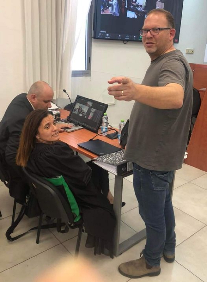 אביעד גליקמן דליף דליף מקבל תדרוכים בבית המשפט מהפרקליטה קרן צבירן