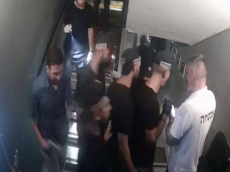 בהוראת חיים בובליל 34 שוטרים ושוטרת יצאו הפריע להומואים לחגוג גאווה בסאונה קרליבך