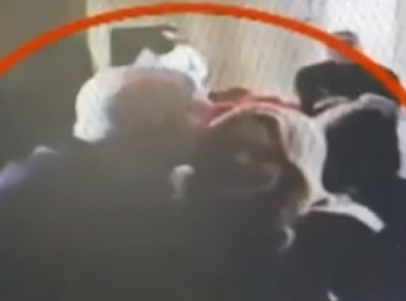 מילצ'ן מנשק את שרה נתניהו בברייטון אנגליה אחרי העדות