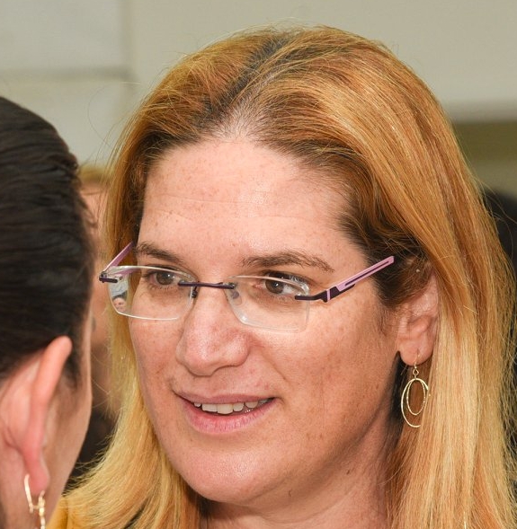 עידית אגוזי לוי סוחטת כספים עבור שירותי פתיחת כוס ומנוש