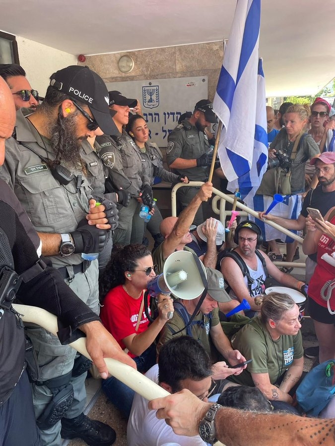 מורן זר קצנשטיין קוראת לחסל את הדיינים והרבנים ולסגור להם את הברזים