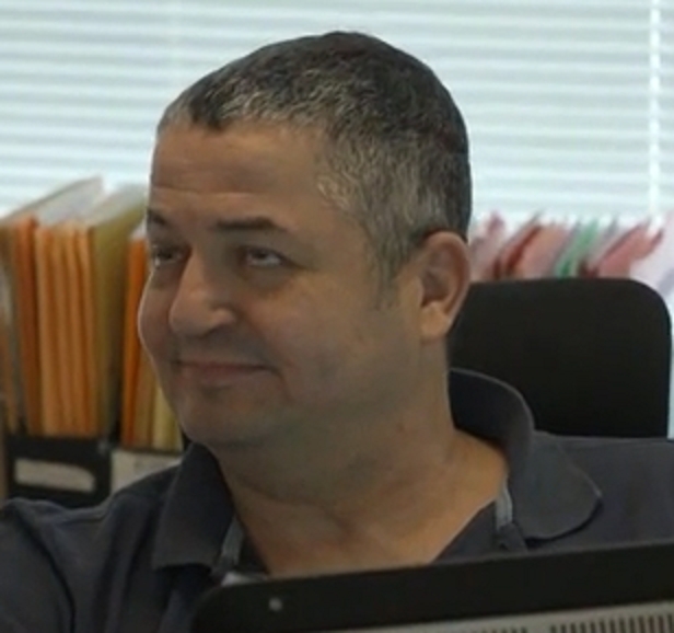 משה פרץ העורך דין החבר של יהורם שקד יושב במשרד של קטי ברדה