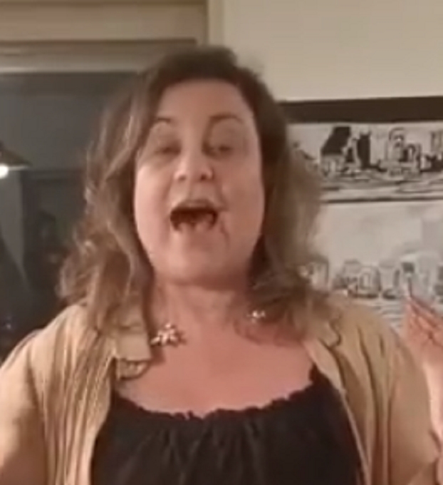 ענבל חרמוני עוסית עם בעיות של תסביכים פאליים בפה